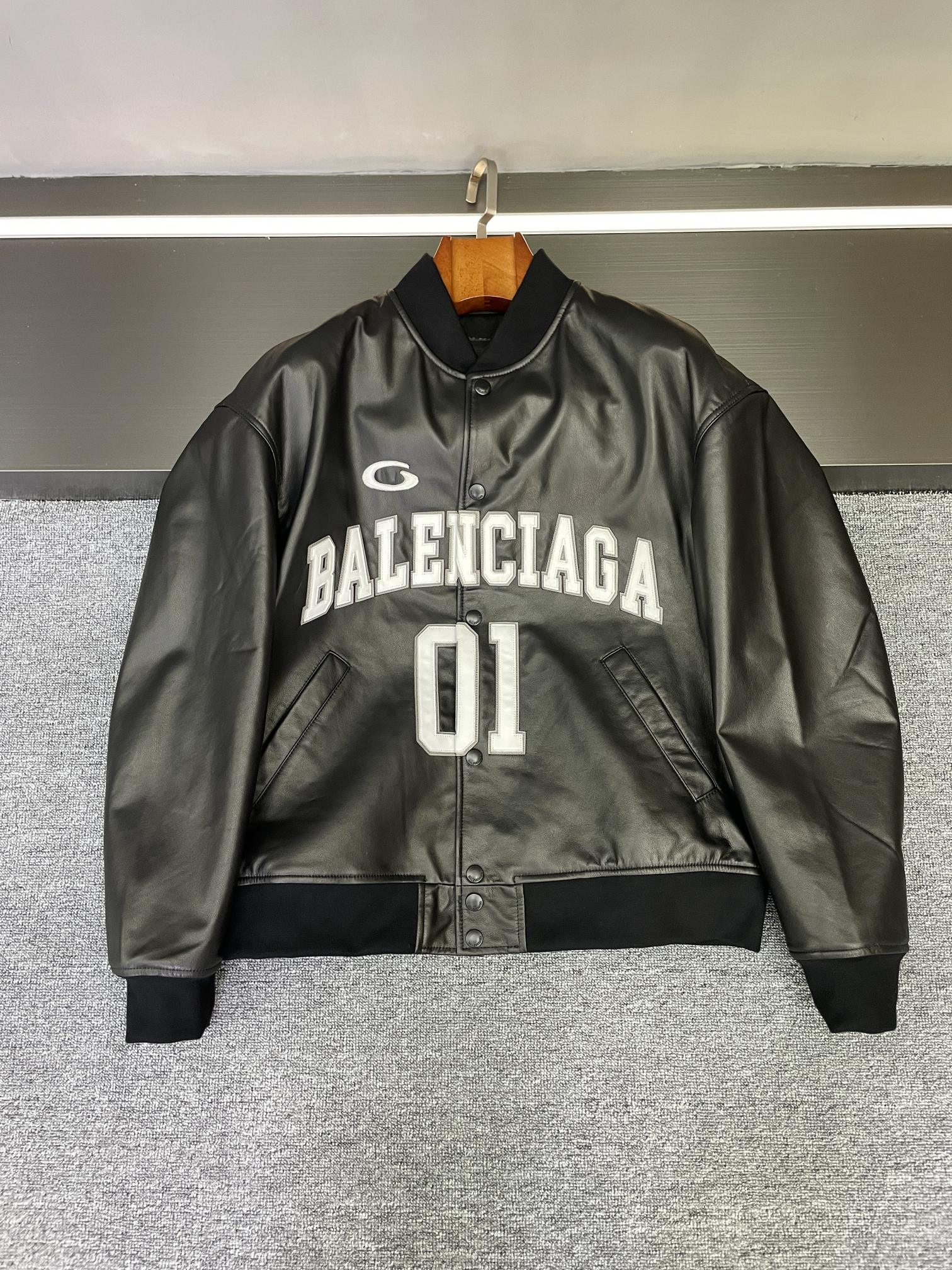 NO:526893,Whoever wears it is handsome!  Balenciaga's new sheepskin jacket in autumn and winter 25 is going crazy. Balenciaga has made great moves!  As soon as I got on my 2025 autumn and winter new men's sheepskin jacket, I was so handsome that I must recommend it to you quickly!   This jacket is selected from the black sheepskin imported from New Zealand. The leather is delicate and soft, and the touch is simply amazing. Moreover, the quality of sheepskin is excellent, wear-resistant and wind-resistant, and it is very practical. The most eye-catching thing is the large area of ​​embroidery on the chest and back. The Balencia brand LOGO is eye-catching and ostentatious, and the sense of high-end is instantly full. When you walk on the street, you will look back at the top, unique and recognizable, and you can easily become the focus of the crowd. Whether it is to go out on the street with jeans and white T to create a casual and fashionable feeling; or to match it with formal pants and leather shoes, attend formal occasions, it can perfectly adapt and easily grasp various styles. It has to be said that this new product of Balencia really understands the fashion needs of boys!  Brothers who pursue quality and design, just close their eyes and rush to do it!   48-56, balenciaga, jeans, jackets & coats, sheepskin, alexander wang19860909谁穿谁帅！巴黎世家25秋冬新款羊皮夹克杀疯了  宝子们,巴黎世家又又又放大招了！2025秋冬新款男士羊皮夹克一上身,我直接被帅晕,必须火速安利给各位！  这件夹克精选新西兰进口黑色羊皮,皮质细腻又柔软,触感简直绝了.而且羊皮的品质超棒,耐磨又抗风,实用性满分  最吸睛的还得是胸前以及后背大面积的贴皮绣,巴黎世家品牌LOGO醒目又张扬,高级感瞬间拉满.穿上它走在街上,回头率爆表,独特又有辨识度,轻松成为人群焦点  不管是日常出街搭配牛仔裤和白T,营造休闲时髦感；还是搭配正装裤和皮鞋,出席正式场合,它都能完美适配,轻松拿捏各种风格.  不得不说,巴黎世家这次新品真的太懂男生的时尚需求了！追求品质与设计感的兄弟,闭眼冲就完事儿！  码数48-56,,balenciaga,jeans,jackets & coats,sheepskin,alexander wang,Men's clothing