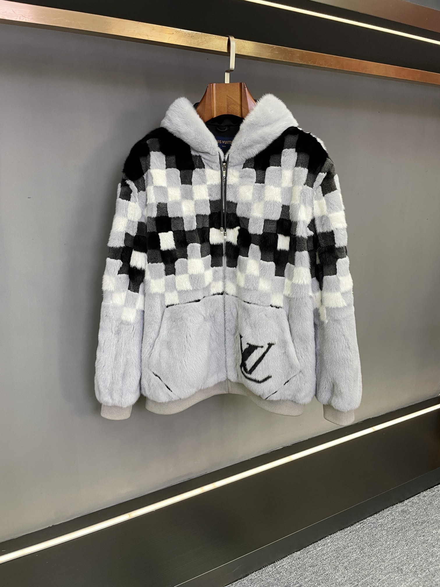 NO:526877,New favorites for 2025 autumn and winter | LV Louis Vuitton mink jacket, Wang Hedi's same charm comes. On the road to pursuing quality and fashion, Louis Vuitton has never disappointed. In the 2025 autumn and winter, Louis Vuitton brought a men's mink jacket. It is not only a piece of clothing, but also a symbol of identity and taste. Wang Hedi's same style makes its popularity soar. This jacket is selected from Danish imported purple gold mink. Its fur is delicate and soft, and it is extremely warm. You can feel wrapped in warmth when you wear it. The hooded version is both fashionable and practical, and it can withstand you from the cold wind whether it is daily travel or outdoor sports. The chessboard pattern decoration on the upper body is a highlight. The classic Damier element cleverly integrates retro and modernity, highlighting a unique style. Kangaroo pocket design is convenient and casual, meeting your daily storage needs for small items  .The eye-catching LV LOGO on the left pocket is presented with exquisite craftsmanship, low-key and luxurious, inadvertently revealing the profound heritage of the brand. It can be paired with simple white sweaters and black casual pants, and a pair of textured leather shoes to show your gentlemanly style when attending business occasions; it can also be matched with trendy sweatshirts and jeans, and sneakers, which can easily become the focus of fashion when going out. Louis Vuitton's new autumn and winter 2025 men's mink jacket is the ultimate interpretation of quality and fashion. If you also pursue excellence and love fashion, you might as well put it in your wardrobe and start your trendy journey. Number 48-56,,louis vuitton,louis vuitton,sneakers,hoodie,sweatshirts,jeans,jackets &  coats, sweaters, hats, alexander wang198609092025秋冬新宠 | LV 路易威登水貂外套,王鹤棣同款魅力来袭  在追求品质与时尚的道路上,路易威登从未让人失望.2025秋冬,路易威登带来了一款男士水貂外套,它不仅是一件衣物,更是身份与品味的象征,王鹤棣同款更是让它热度飙升 .  这款外套精选丹麦进口紫金水貂,其皮毛细腻柔软,保暖性极佳,穿上瞬间就能感受到被温暖包裹.连帽版型既时尚又实用,无论是日常出行还是户外运动,都能为你抵御寒风.上半身棋盘格花纹装饰是一大亮点,经典的Damier元素,巧妙地将复古与现代融合,彰显独特格调.  袋鼠口袋设计,方便又随性,满足你日常收纳小物件的需求 .而左侧口袋上醒目的LV LOGO,以精致的工艺呈现,低调又不失奢华,不经意间流露出品牌的深厚底蕴.  它可以搭配简约的白色毛衣和黑色休闲裤,再配上一双质感皮鞋,出席商务场合,尽显绅士风范；也能搭配潮流卫衣和牛仔裤,脚蹬运动鞋,出街时轻松成为时尚焦点.  路易威登2025秋冬新款男士水貂外套,是对品质与时尚的极致诠释.如果你也追求卓越,热爱时尚,不妨将它收入衣橱,开启属于你的潮流之旅. 码数48-56,,louis vuitton,louis vuitton,sneakers,hoodie,sweatshirts,jeans,jackets & coats,sweaters,hats,alexander wang,Men's clothing