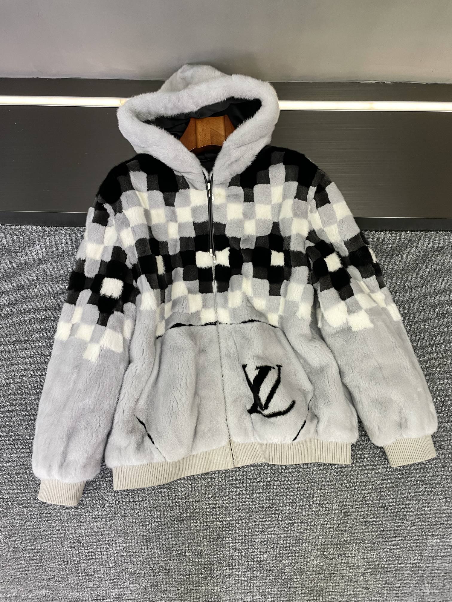 NO:526879,Wang Hedi's LV mink jacket is so handsome that it is aphasia. My family members, the Louis Vuitton 2025 autumn and winter new men's mink jacket that Wang Hedi has become a god on his upper body. I don't allow anyone else to know!  !   This jacket is made of Danish imported purple-gold mink. It is gently stroked, and the soft and smooth touch comes from the fingertips. The warmth effect is also first-class. Wearing it in cold autumn and winter is warm and fashionable. The hooded version is super age-reducing, and it also has a casual and unruly street feeling. It is full of vitality when worn. The chessboard pattern decoration on the upper body is so eye-catching. The classic Damier elements are cleverly integrated, adding a unique fashion charm to the overall shape and a full sense of high-end. The kangaroo pocket design is super considerate, with both hands in the pocket, comfortable and comfortable, and practical. The small LV LOGO on the left pocket is low-key and exquisite, and it inadvertently shows your identity. Whether it is matched with casual pants or jeans, it can easily grasp various styles. When you go out on the street, attend parties, and wear it, you are the focus of the crowd!  Who can refuse the same style as Wang Hedi? Hurry up!   Count 48-56, louis vuitton,louis vuitton,jeans,jackets & coats,hats,alexander wang19860909王鹤棣同款LV水貂外套,被帅到失语了  家人们,王鹤棣上身就封神的路易威登2025秋冬新款男士水貂外套,我不允许还有人不知道！！  这款外套选用丹麦进口紫金水貂,轻轻抚摸,柔软顺滑的触感从指尖传来,保暖效果也是一流,寒冷的秋冬穿上它,温暖又时髦~连帽版型超级减龄,还带着点随性不羁的街头感,穿起来元气满满  上半身的棋盘格花纹装饰太吸睛了,经典的Damier元素巧妙融入,为整体造型增添了独特的时尚韵味,满满的高级感.袋鼠口袋的设计超贴心,双手插兜,舒适又自在,实用性拉满.左口袋上小小的LV LOGO,低调又精致,不经意间彰显身份.  不管是搭配休闲裤还是牛仔裤,它都能轻松拿捏各种风格.日常出街、参加聚会,穿上它,你就是人群中的焦点！谁能拒绝王鹤棣同款呢,赶紧冲！  码数48-56,,louis vuitton,louis vuitton,jeans,jackets & coats,hats,alexander wang,Men's clothing