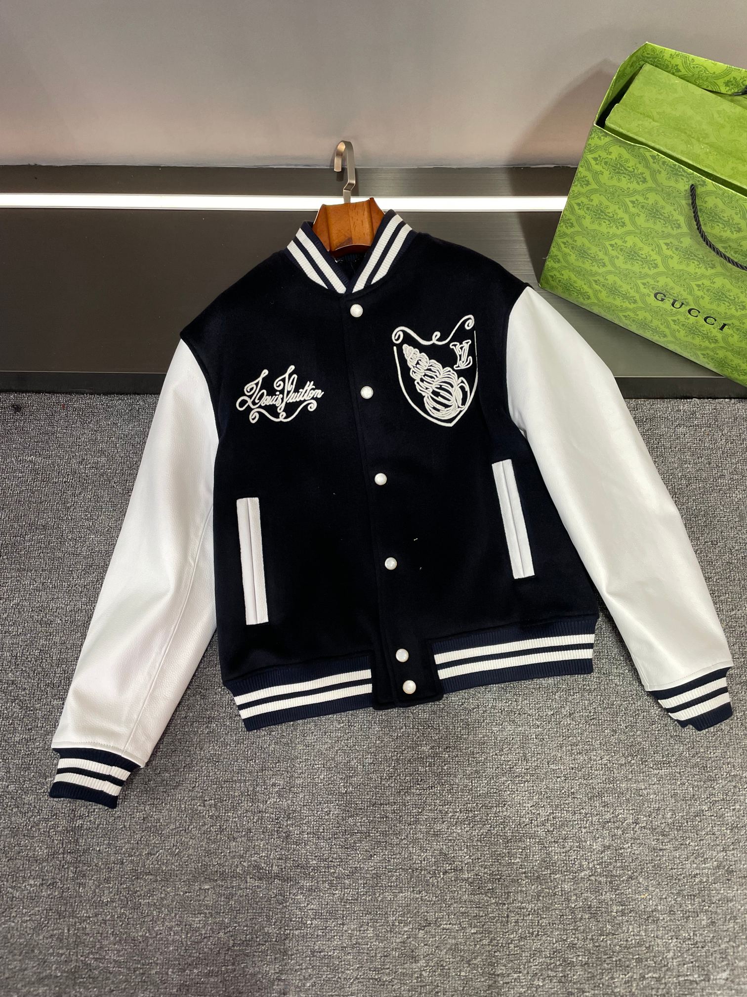 NO:526885,LV Louis Vuitton 2025 autumn and winter new cowhide cashmere splicing baseball uniform More details!   The body of this baseball uniform of LV is made of imported dark blue cashmere fabric. It feels soft to the touch, just like it is wrapped in clouds, and it is super comfortable!   The sleeves are imported from Spain, with a very good texture, delicate and tough!   Look at this embroidery craftsmanship, perfectly displaying the LV brand logo, which is so exquisite!   Also, the buttons are engraved by pearls. This detail is so intoxicating!   Every detail highlights the luxury and quality of Louis Vuitton. Number 46-56.,,louis vuitton,louis vuitton,louis vuitton,cowhide,alexander wang19860909LV 路易威登 2025秋冬新款牛皮羊绒拼接棒球服 更多细节图！  LV这件棒球服的身子用的是进口深蓝羊绒面料,摸起来那叫一个柔软,就像被云朵包裹着一样,超级舒服！  袖子是西班牙进口头层小牛皮,质感那是杠杠的,细腻又坚韧！  再瞧瞧这刺绣工艺,把LV品牌标识完美地展现出来,精致到不行！  还有还有,纽扣是珍珠刻字 LOUIS VUITTON 的,这细节,太让人陶醉啦！  每一处细节都彰显着路易威登的奢华与品质.  码数46-56.,,louis vuitton,louis vuitton,louis vuitton,cowhide,alexander wang,Men's clothing