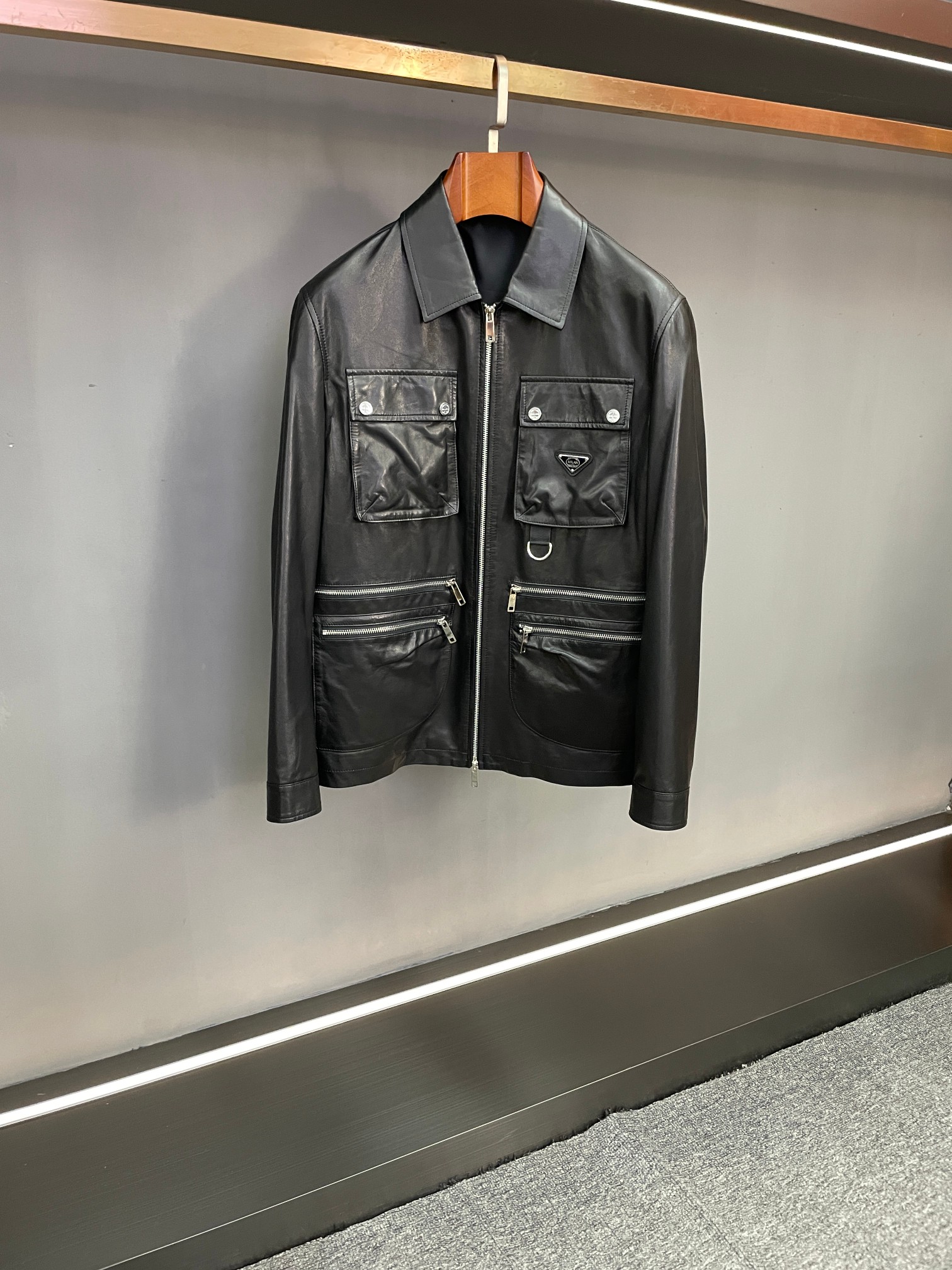 NO:526904,The evolution of the shape, encountering Italian style - PRADA's new men's sheepskin jacket with autumn and winter 2025 autumn and winter 2025 autumn and winter 2025 autumn and winter 2025 men's sheepskin jacket brings new choices for men who pursue ultimate fashion with its excellent quality and unique design. This jacket is selected from the black sheepskin imported from New Zealand, with delicate texture and soft luster. Each texture exudes a natural luxury atmosphere. The softness and toughness of sheepskin are perfectly blended, not only comfortable to wear, but also extraordinary durability. It is a dual symbol of quality and style.  The two uncovered pockets on the chest are practical and elegant, adding a sense of layering to the overall look. The left pocket is inlaid with PRADA's iconic triangle logo, which highlights the brand's identity in a low-key manner, and is a concise expression of the brand's soul. The four zipper pockets below are cleverly designed, convenient for storage, meet the diverse needs of daily travel, and also inject a bit of casualness and freedom into the jacket. The lapel style is the finishing touch of this jacket, with its simple and neat lines that modify the neck contours and show the ability and confidence of men. Whether it is matched with a formal shirt or a casual T-shirt, it can be easily controlled and adapted to various occasions, from business negotiations to casual parties, it can be the focus. PRADA  The new men's sheepskin jacket in autumn and winter 2025 is a perfect combination of fashion and function, and is the ultimate pursuit of quality life. In this autumn and winter, wear it and show your unique style. Number 48-56, prada, prada, jackets & coats,shirts,tees, t-shirt, sheepskin, alexander wang19860909型格进化,邂逅意式风尚——PRADA 2025秋冬新款男士羊皮夹克震撼登场  在时尚的浪潮中,总有一些单品能成为永恒的经典.普拉达 2025秋冬新款男士羊皮夹克,以其卓越品质与独特设计,为追求极致时尚的男士们带来全新选择.  这款夹克精选新西兰进口黑色羊皮,质感细腻,光泽柔和,每一处纹理都散发着自然的奢华气息.羊皮的柔软与坚韧完美融合,不仅穿着舒适,更展现出非凡的耐用性,是品质与格调的双重象征.  胸前两个揭盖口袋,实用且不失优雅,为整体造型增添层次感.左侧口袋镶嵌PRADA标志性三角标LOGO,低调中彰显品牌身份,是品牌灵魂的凝练表达.下方四个拉链口袋,设计巧妙,方便收纳,满足日常出行的多样需求,同时也为夹克注入了几分随性与洒脱.  翻领版型是这款夹克的点睛之笔,简洁利落的线条,修饰颈部轮廓,展现男士的干练与自信.无论是搭配正装衬衫,还是休闲T恤,都能轻松驾驭,适配各种场合,从商务洽谈,到休闲聚会,皆能成为焦点.  PRADA 2025秋冬新款男士羊皮夹克,是时尚与功能的完美结合,是对品质生活的极致追求.在这个秋冬,穿上它,展现属于你的独特型格 码数48-56,,prada,prada,jackets & coats,shirts,tees，t-shirt,sheepskin,alexander wang,Men's clothing