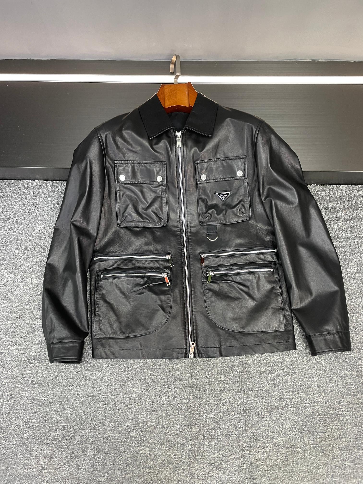 NO:526906,Unlock the password for men in autumn and winter | PRADA's new sheepskin jacket. This autumn and winter, a Prada men's sheepskin jacket will directly fill the style!   This jacket uses black sheepskin imported from New Zealand. It has a super texture. You can feel the delicateness and high-end on the upper body. The two uncovered pockets on the chest are casual and practical. The iconic triangle logo on the left pocket inadvertently demonstrates the brand charm. The four zippered pockets below not only add a sense of layering, but also facilitate the storage of small objects. The lapel style is the finishing touch, modifying the neck lines, which is capable and elegant, and easily grasping the gentlemanly atmosphere. Whether it is matched with casual jeans or neat trousers, you can easily control various occasions. Business commuting is calm and atmospheric, and daily fashion is eye-catching. When you wear it, confidence and charm are radiant from the inside out, becoming the focus of the crowd is no longer difficult. I sincerely recommend it to all handsome men who pursue quality and fashion. Hurry up and start your autumn and winter fashion journey~ #PRADA  #2025 autumn and winter new style #men's sheepskin jacket #fashionable outfits, prada, prada, jeans, jackets & coats, sheepskin, alexander wang19860909解锁秋冬型男密码|PRADA新款羊皮夹克  宝子们,今年秋冬,一件普拉达男士羊皮夹克直接把格调拉满！  这款夹克选用新西兰进口黑色羊皮,质感超绝,上身就感受到那份细腻与高级.胸前两个揭盖口袋,随性又实用,左侧口袋上标志性的三角标LOGO,不经意间彰显品牌魅力.下方四个拉链口袋,不仅增加了层次感,还方便收纳小物件.翻领版型更是点睛之笔,修饰颈部线条,干练又不失优雅,轻松拿捏绅士氛围感.  不管是搭配休闲牛仔裤,还是利落西裤,都能轻松驾驭各种场合,商务通勤沉稳大气,日常出街时尚吸睛.  穿上它,自信与魅力由内而外散发,成为人群中的焦点不再是难事.真心推荐给追求品质与时尚的各位型男,赶紧入手,开启你的秋冬时尚之旅~  #PRADA #2025秋冬新款 #男士羊皮夹克 #时尚穿搭,,prada,prada,jeans,jackets & coats,sheepskin,alexander wang,Men's clothing