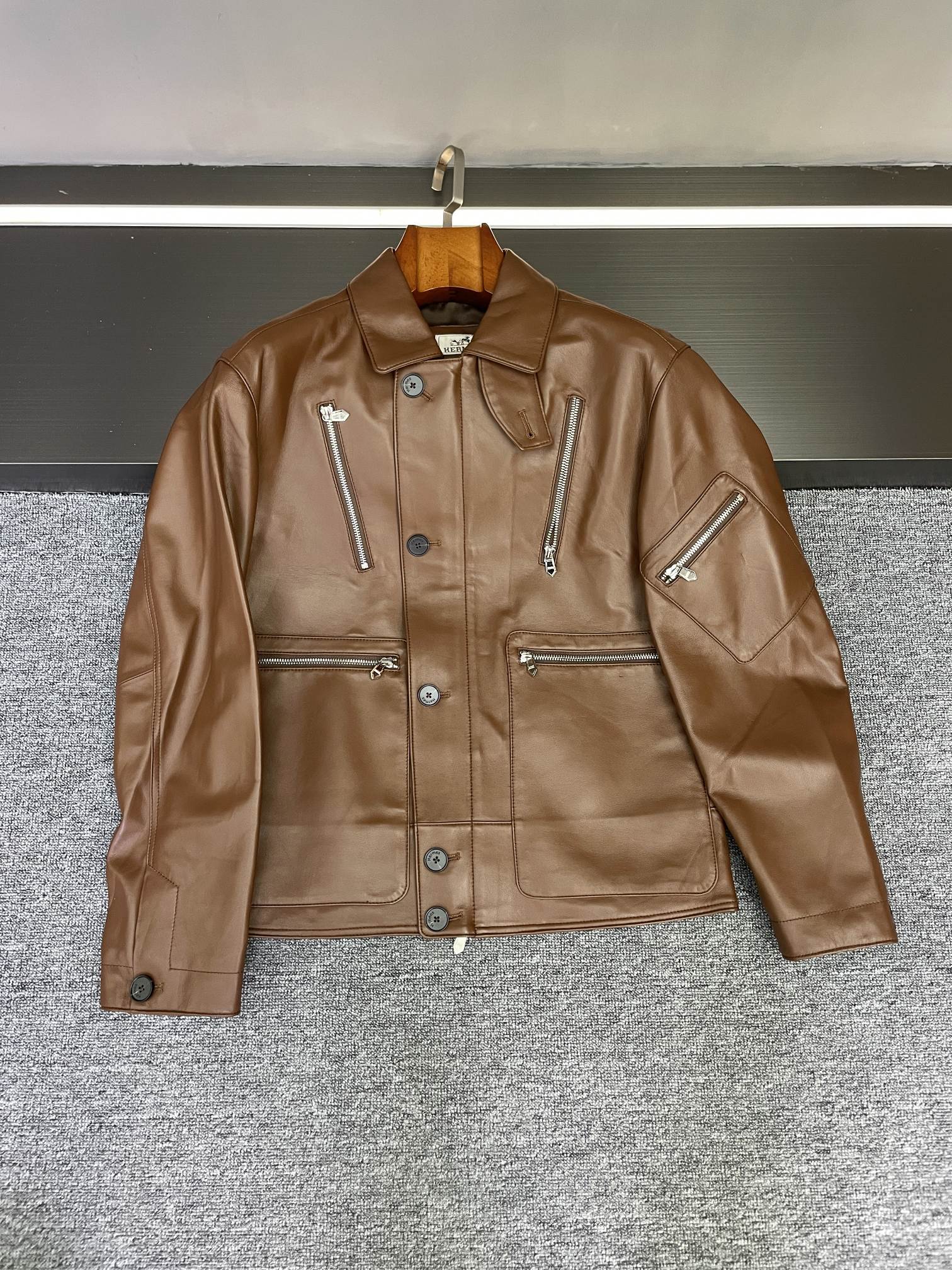 NO:526910,HERMES 2025 autumn and winter new men's sheepskin jacket, handsome to a new level. Hermes is making a big move!  The new men's sheepskin jacket in 2025 fall and winter is simply the 'king of the fashion industry'. I've been in love all the way!   Selected New Zealand imported sheepskin, which feels soft and delicate, as if intimate contact with clouds, but it is not without the tough texture. Each texture tells the quality and style, and it is valuable at first glance!   This time, we bring two classic colors of black and brown. The mysterious and profound black shows the calmness and restraint of men; the retro and elegant brown interprets the unique taste of gentlemen. No matter which one, it can easily adapt to various occasions, workplace, dates, and gatherings, making you the focus of the audience!   The multi-pocket design is a perfect combination of practicality and beauty!  There are 5 zippered pockets on the chest, hem and shoulders, which not only add a sense of layering, but also can store small objects at will. You no longer have to worry about your phone or wallet when you go out~ What you need to mention is the windproof buckle that matches it, which shows Hermes' ingenuity in the details. Even if the wind is cold, it can help you lock in warmth firmly, and have both demeanor and temperature!   Whether it is paired with simple white T-T and jeans to create a casual and trendy style; or it is a shirt and tie inside, a jacket outside, and a business elite route, it can be perfectly held!   You guys, it’s better to act immediately than to act. Get this Hermes new sheepskin jacket and start your journey of fashion transformation in autumn and winter!   Count 48-56.,,hermes,hermes,wallets,jeans,jackets & coats,shirts,sheepskin,ties,alexander wang19860909HERMES 爱马仕2025秋冬新款男士羊皮夹克,帅出新高度  爱马仕又又又又放大招啦！2025秋冬新款男士羊皮夹克,简直是时尚界的“王炸” 一整个爱住了！  精选新西兰进口羊皮,触感柔软细腻,仿佛在与云朵亲密接触 但又不失坚韧质感,每一处纹理都诉说着品质与格调,一看就价值不菲！  这次带来黑色和棕色两个经典颜色,黑色神秘深邃,彰显男士的沉稳内敛；棕色复古优雅,演绎绅士的独特品味.无论哪种,都能轻松适配各种场合,职场、约会、聚会,让你成为全场焦点！  多口袋设计简直是实用与美观的完美结合！胸前、下摆以及肩膀总共5个拉链口袋,不仅增加了层次感,还能随手收纳小物件,出门再也不用担心手机、钱包没处放啦～  特别要提的是它搭配的防风扣,细节之处尽显爱马仕的匠心.即便寒风凛冽,也能帮你牢牢锁住温暖,风度与温度兼得！  不管是搭配简约白T和牛仔裤,打造休闲潮流风；还是内搭衬衫领带,外穿这件夹克,走商务精英路线,它都能完美hold住！  宝子们,狠狠心动不如马上行动,入手这件爱马仕新款羊皮夹克,开启你的秋冬时尚蜕变之旅吧！  码数48-56.,,hermes,hermes,wallets,jeans,jackets & coats,shirts,sheepskin,ties,alexander wang,Men's clothing