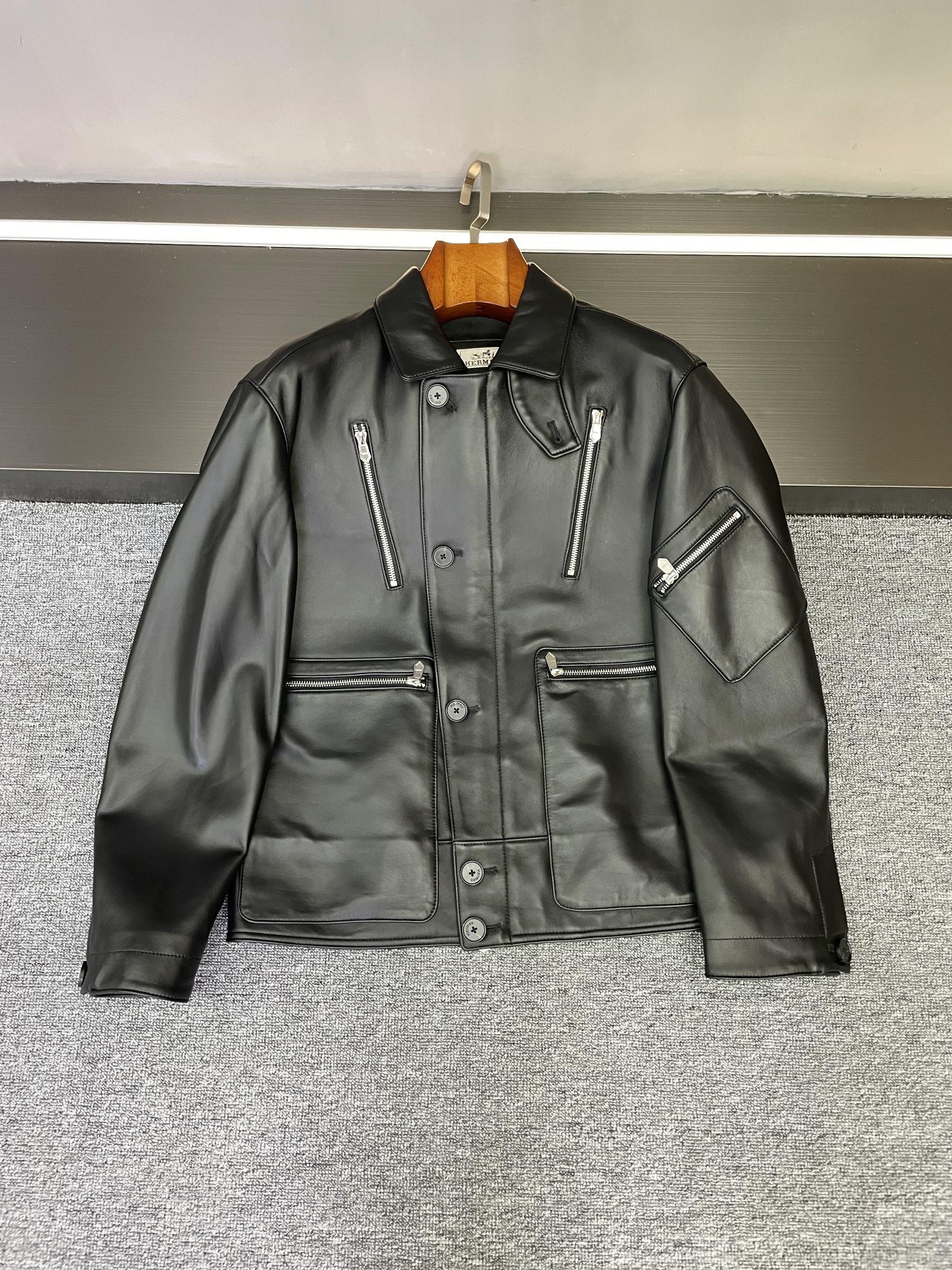 NO:526914,HERMES 2025 autumn and winter new men's sheepskin jacket, handsome to a new level. Hermes is making a big move!  The new men's sheepskin jacket in 2025 fall and winter is simply the 'king of the fashion industry'. I've been in love all the way!   Selected New Zealand imported sheepskin, which feels soft and delicate, as if intimate contact with clouds, but it is not without the tough texture. Each texture tells the quality and style, and it is valuable at first glance!   This time, we bring two classic colors of black and brown. The mysterious and profound black shows the calmness and restraint of men; the retro and elegant brown interprets the unique taste of gentlemen. No matter which one, it can easily adapt to various occasions, workplace, dates, and gatherings, making you the focus of the audience!   The multi-pocket design is a perfect combination of practicality and beauty!  There are 5 zippered pockets on the chest, hem and shoulders, which not only add a sense of layering, but also can store small objects at will. You no longer have to worry about your phone or wallet when you go out~ What you need to mention is the windproof buckle that matches it, which shows Hermes' ingenuity in the details. Even if the wind is cold, it can help you lock in warmth firmly, and have both demeanor and temperature!   Whether it is paired with simple white T-T and jeans to create a casual and trendy style; or it is a shirt and tie inside, a jacket outside, and a business elite route, it can be perfectly held!   You guys, it’s better to act immediately than to act. Get this Hermes new sheepskin jacket and start your journey of fashion transformation in autumn and winter!   Count 48-56.,,hermes,hermes,wallets,jeans,jackets & coats,shirts,sheepskin,ties,alexander wang19860909HERMES 爱马仕2025秋冬新款男士羊皮夹克,帅出新高度  爱马仕又又又又放大招啦！2025秋冬新款男士羊皮夹克,简直是时尚界的“王炸” 一整个爱住了！  精选新西兰进口羊皮,触感柔软细腻,仿佛在与云朵亲密接触 但又不失坚韧质感,每一处纹理都诉说着品质与格调,一看就价值不菲！  这次带来黑色和棕色两个经典颜色,黑色神秘深邃,彰显男士的沉稳内敛；棕色复古优雅,演绎绅士的独特品味.无论哪种,都能轻松适配各种场合,职场、约会、聚会,让你成为全场焦点！  多口袋设计简直是实用与美观的完美结合！胸前、下摆以及肩膀总共5个拉链口袋,不仅增加了层次感,还能随手收纳小物件,出门再也不用担心手机、钱包没处放啦～  特别要提的是它搭配的防风扣,细节之处尽显爱马仕的匠心.即便寒风凛冽,也能帮你牢牢锁住温暖,风度与温度兼得！  不管是搭配简约白T和牛仔裤,打造休闲潮流风；还是内搭衬衫领带,外穿这件夹克,走商务精英路线,它都能完美hold住！  宝子们,狠狠心动不如马上行动,入手这件爱马仕新款羊皮夹克,开启你的秋冬时尚蜕变之旅吧！  码数48-56.,,hermes,hermes,wallets,jeans,jackets & coats,shirts,sheepskin,ties,alexander wang,Men's clothing