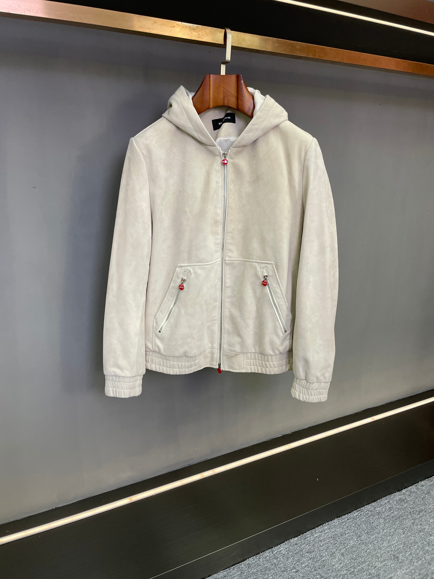 NO:526916,KITON 2025 autumn and winter new men's reverse velvet sheepskin jacket opens a new realm of autumn and winter wear. In the fashion field, KITON has always led the trend with excellent quality and exquisite craftsmanship. In the 2025 autumn and winter, KITON's new men's reverse velvet sheepskin jacket made a stunning appearance, bringing a double feast of vision and touch for men who pursue the ultimate taste. This jacket is selected from New Zealand's imported reverse velvet sheepskin, with natural texture and delicate texture, demonstrating unparalleled quality. New Zealand's unique natural environment brings high-quality sheepskin to not only soft and skin-friendly, but also has excellent wear resistance and warmth, to resist the coldness of autumn and winter.  In terms of color, the classic black and beige meet different style preferences. The black is mysterious and profound, and whether you attend business events or participate in important social occasions, you can show your calmness and confidence; the beige shows your elegant temperament, adding a sense of ease and comfort to your leisure time, and easily control various occasions. The hooded version design is both fashionable and practical. The blessing of the hood adds a sense of casualness and unruly to the overall shape, and in cold weather, it can also provide extra warmth for your head. It is particularly worth mentioning that the original red LOGO pull head is not only a symbol of quality, but also inadvertently highlighting your unique taste, allowing you to stand out from the crowd.  Whether it is paired with simple solid-color sweaters and jeans to create a casual and fashionable daily outfit; or wearing exquisite shirts and trousers on the inside, wearing this jacket to attend a formal event to show a mature and steady gentlemanly style, KITON 2025 autumn and winter new men's reverse velvet sheepskin jacket can be perfectly adapted and become a must-have item in your wardrobe. Size 48-56., jeans, jackets & coats, sweaters, shirts, sheepskin, hats, alexander wang19860909KITON 2025秋冬新款男士反绒羊皮外套,开启秋冬穿搭新境界  在时尚的领域中,KITON始终以卓越品质和精湛工艺引领潮流.2025秋冬,KITON全新男士反绒羊皮外套惊艳亮相,为追求极致品味的男士带来一场视觉与触觉的双重盛宴.  这件外套精选新西兰进口反绒羊皮,天然的纹理和细腻的质感,彰显着无与伦比的品质.新西兰得天独厚的自然环境,孕育出的优质羊皮,不仅柔软亲肤,还具备出色的耐磨性与保暖性,为您抵御秋冬的寒意.  颜色上,经典的黑色与米白色,满足不同风格偏好.黑色神秘深邃,无论出席商务活动,还是参加重要社交场合,都能展现您的沉稳与自信；米白色则尽显优雅气质,为休闲时光增添一份轻松与惬意,轻松驾驭各种场合.  连帽版型设计,既时尚又实用.连帽的加持,为整体造型增添了一份随性与不羁,在寒冷天气中,还能为您的头部提供额外的温暖.  特别值得一提的是原版红色LOGO拉头,这一标志性细节,不仅是品质的象征,更在不经意间彰显您的独特品味,让您在人群中脱颖而出.  无论是搭配简约的纯色毛衣与牛仔裤,营造休闲时尚的日常穿搭；还是内搭精致衬衫与西裤,外穿这件外套出席正式活动,展现成熟稳重的绅士风范,KITON 2025秋冬新款男士反绒羊皮外套都能完美适配,成为您衣橱中的必备单品.  码数48-56.,,jeans,jackets & coats,sweaters,shirts,sheepskin,hats,alexander wang,Men's clothing