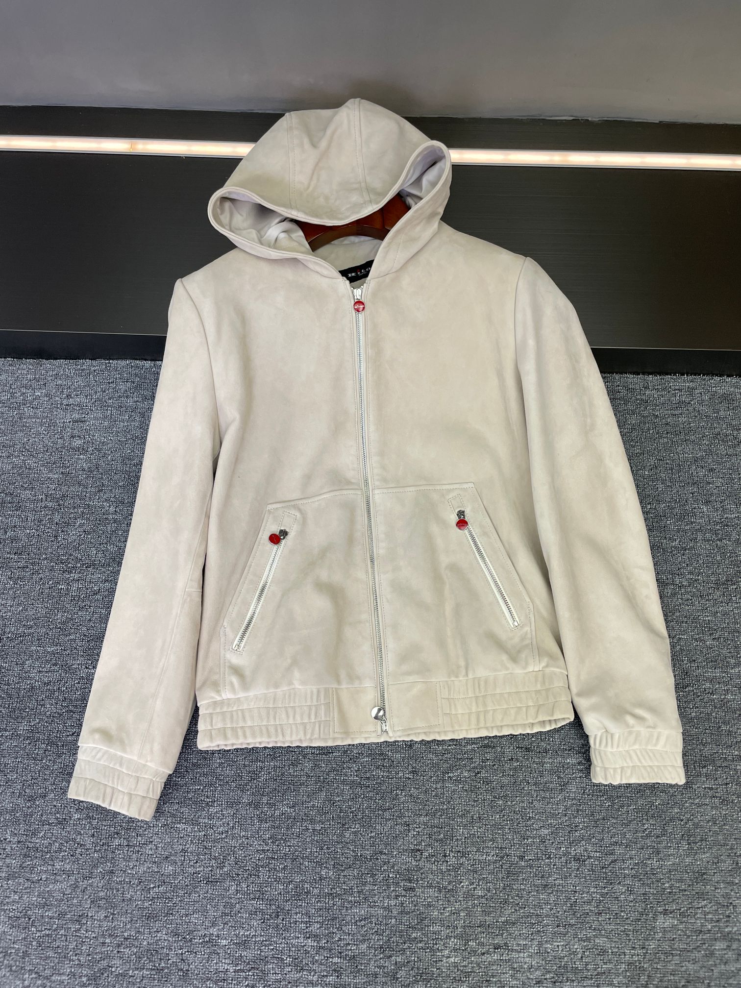 NO:526918,Who can refuse KITON's reverse velvet sheepskin jacket? KITON is caught by KITON again!  The new men's reverse velvet sheepskin jacket for autumn and winter 2025 is completely long in my aesthetic point. It uses New Zealand imported reverse velvet sheepskin. This leather is super texture, delicate and soft to the touch. When worn, it feels like being gently wrapped in clouds. It is not only skin-friendly, but also warm. When worn in autumn and winter, you will never be afraid of the cold anymore~ The colors are classic black and gentle beige, and black is low-key and versatile, suitable for all occasions, and it is suitable for business commuting and friends gatherings; the beige is clean and fresh, and it becomes a temperamental man in seconds when wearing it in seconds. It is easy to attract attention when going out on the street every day. The hooded version is fashionable and practical. When worn in casual, it will feel full of atmosphere; when worn in strong winds, it can also help you resist the cold wind~ The original red LOGO pull head is super bright, which is the finishing touch of this jacket, which inadvertently demonstrates the brand style and tastes directly up!   If you are also looking for a autumn and winter jacket that combines quality and design, don't miss this KITON. Number of codes 48-56, Jackets & coats, sheepskin, hats, alexander wang19860909谁能拒绝KITON这件反绒羊皮外套  又被KITON拿捏住了！2025秋冬新款男士反绒羊皮外套,完全长在我的审美点上  它用的是新西兰进口反绒羊皮,这种皮质感超绝,摸起来细腻又柔软,穿在身上就像被云朵轻轻包裹着 不仅亲肤,保暖性也是杠杠的,秋冬穿上它,再也不怕寒冷啦~  颜色有经典黑色和温柔米白色,黑色低调百搭,适合各种场合,商务通勤、朋友聚会都很合适；米白色干净清新,穿上秒变气质型男,日常出街轻松吸睛  连帽版型时尚又实用,休闲时戴起来,氛围感拉满；遇到大风天气,还能帮你抵御冷风~原版红色LOGO拉头超亮眼,是这件外套的点睛之笔,不经意间彰显出品牌格调,品味直接upup！  如果你也在找一件兼具品质与设计感的秋冬外套,KITON这件真的不要错过  码数48-56,,jackets & coats,sheepskin,hats,alexander wang,Men's clothing