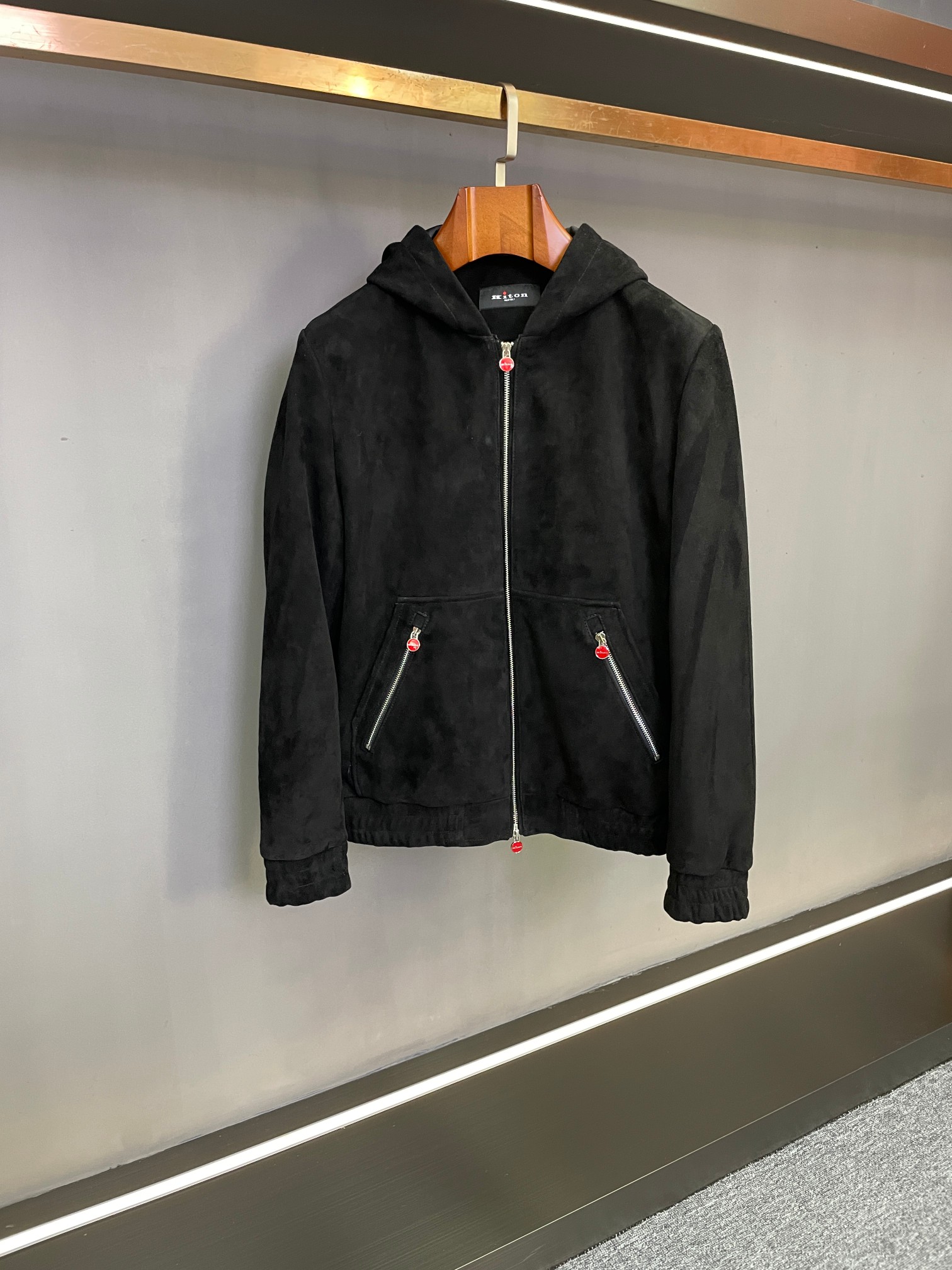 NO:526920,KITON 2025 autumn and winter new men's reverse velvet sheepskin jacket opens a new realm of autumn and winter wear. In the fashion field, KITON has always led the trend with excellent quality and exquisite craftsmanship. In the 2025 autumn and winter, KITON's new men's reverse velvet sheepskin jacket made a stunning appearance, bringing a double feast of vision and touch for men who pursue the ultimate taste. This jacket is selected from New Zealand's imported reverse velvet sheepskin, with natural texture and delicate texture, demonstrating unparalleled quality. New Zealand's unique natural environment brings high-quality sheepskin to not only soft and skin-friendly, but also has excellent wear resistance and warmth, to resist the coldness of autumn and winter.  In terms of color, the classic black and beige meet different style preferences. The black is mysterious and profound, and whether you attend business events or participate in important social occasions, you can show your calmness and confidence; the beige shows your elegant temperament, adding a sense of ease and comfort to your leisure time, and easily control various occasions. The hooded version design is both fashionable and practical. The blessing of the hood adds a sense of casualness and unruly to the overall shape, and in cold weather, it can also provide extra warmth for your head. It is particularly worth mentioning that the original red LOGO pull head is not only a symbol of quality, but also inadvertently highlighting your unique taste, allowing you to stand out from the crowd.  Whether it is paired with simple solid-color sweaters and jeans to create a casual and fashionable daily outfit; or wearing exquisite shirts and trousers on the inside, wearing this jacket to attend a formal event to show a mature and steady gentlemanly style, KITON 2025 autumn and winter new men's reverse velvet sheepskin jacket can be perfectly adapted and become a must-have item in your wardrobe. Size 48-56., jeans, jackets & coats, sweaters, shirts, sheepskin, hats, alexander wang19860909KITON 2025秋冬新款男士反绒羊皮外套,开启秋冬穿搭新境界  在时尚的领域中,KITON始终以卓越品质和精湛工艺引领潮流.2025秋冬,KITON全新男士反绒羊皮外套惊艳亮相,为追求极致品味的男士带来一场视觉与触觉的双重盛宴.  这件外套精选新西兰进口反绒羊皮,天然的纹理和细腻的质感,彰显着无与伦比的品质.新西兰得天独厚的自然环境,孕育出的优质羊皮,不仅柔软亲肤,还具备出色的耐磨性与保暖性,为您抵御秋冬的寒意.  颜色上,经典的黑色与米白色,满足不同风格偏好.黑色神秘深邃,无论出席商务活动,还是参加重要社交场合,都能展现您的沉稳与自信；米白色则尽显优雅气质,为休闲时光增添一份轻松与惬意,轻松驾驭各种场合.  连帽版型设计,既时尚又实用.连帽的加持,为整体造型增添了一份随性与不羁,在寒冷天气中,还能为您的头部提供额外的温暖.  特别值得一提的是原版红色LOGO拉头,这一标志性细节,不仅是品质的象征,更在不经意间彰显您的独特品味,让您在人群中脱颖而出.  无论是搭配简约的纯色毛衣与牛仔裤,营造休闲时尚的日常穿搭；还是内搭精致衬衫与西裤,外穿这件外套出席正式活动,展现成熟稳重的绅士风范,KITON 2025秋冬新款男士反绒羊皮外套都能完美适配,成为您衣橱中的必备单品.  码数48-56.,,jeans,jackets & coats,sweaters,shirts,sheepskin,hats,alexander wang,Men's clothing