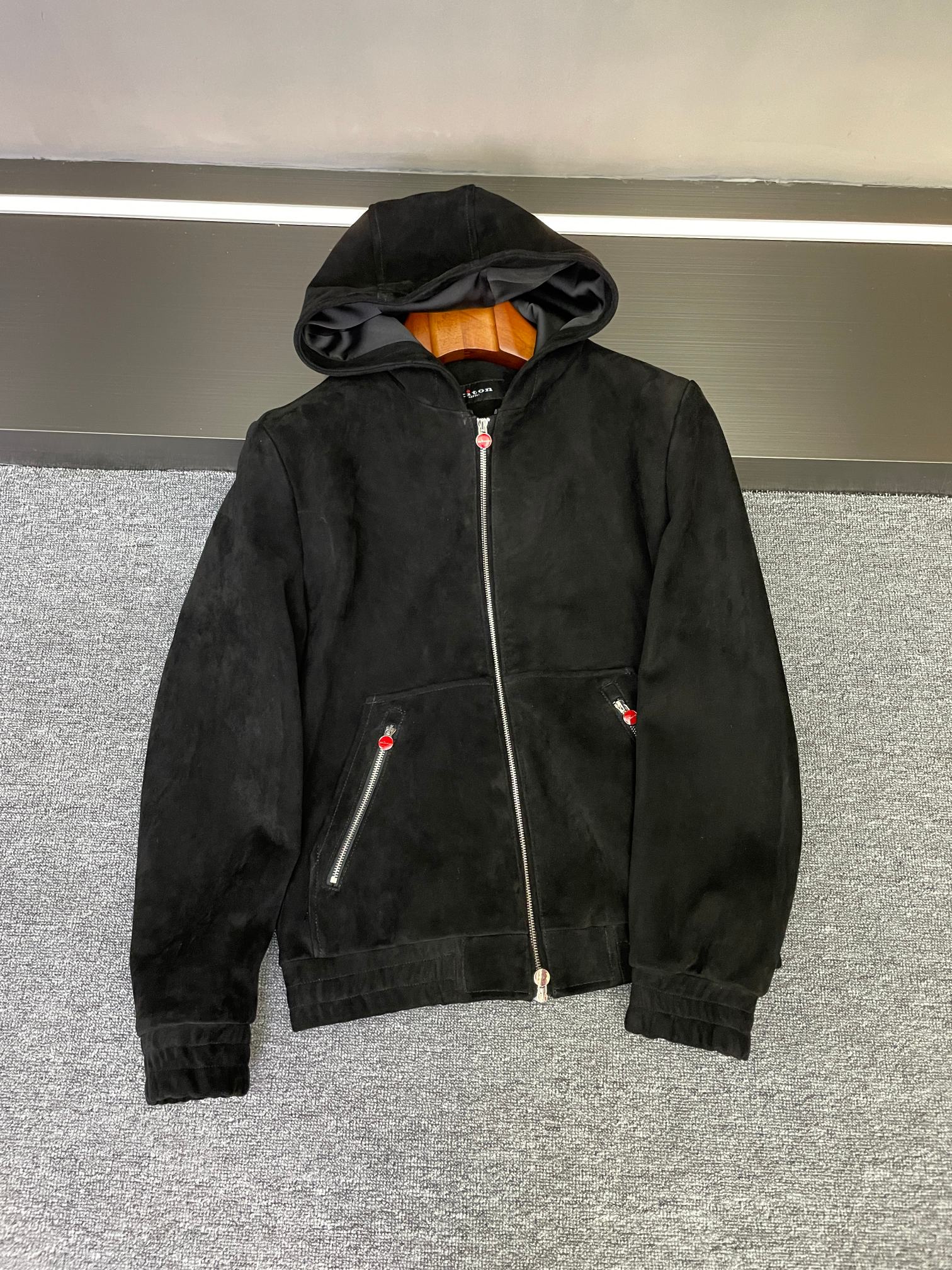 NO:526922,Who can refuse KITON's reverse velvet sheepskin jacket? KITON is caught by KITON again!  The new men's reverse velvet sheepskin jacket for autumn and winter 2025 is completely long in my aesthetic point. It uses New Zealand imported reverse velvet sheepskin. This leather is super texture, delicate and soft to the touch. When worn, it feels like being gently wrapped in clouds. It is not only skin-friendly, but also warm. When worn in autumn and winter, you will never be afraid of the cold anymore~ The colors are classic black and gentle beige, and black is low-key and versatile, suitable for all occasions, and it is suitable for business commuting and friends gatherings; the beige is clean and fresh, and it becomes a temperamental man in seconds when wearing it in seconds. It is easy to attract attention when going out on the street every day. The hooded version is fashionable and practical. When worn in casual, it will feel full of atmosphere; when worn in strong winds, it can also help you resist the cold wind~ The original red LOGO pull head is super bright, which is the finishing touch of this jacket, which inadvertently demonstrates the brand style and tastes directly up!   If you are also looking for a autumn and winter jacket that combines quality and design, don't miss this KITON. Number of codes 48-56, Jackets & coats, sheepskin, hats, alexander wang19860909谁能拒绝KITON这件反绒羊皮外套  又被KITON拿捏住了！2025秋冬新款男士反绒羊皮外套,完全长在我的审美点上  它用的是新西兰进口反绒羊皮,这种皮质感超绝,摸起来细腻又柔软,穿在身上就像被云朵轻轻包裹着 不仅亲肤,保暖性也是杠杠的,秋冬穿上它,再也不怕寒冷啦~  颜色有经典黑色和温柔米白色,黑色低调百搭,适合各种场合,商务通勤、朋友聚会都很合适；米白色干净清新,穿上秒变气质型男,日常出街轻松吸睛  连帽版型时尚又实用,休闲时戴起来,氛围感拉满；遇到大风天气,还能帮你抵御冷风~原版红色LOGO拉头超亮眼,是这件外套的点睛之笔,不经意间彰显出品牌格调,品味直接upup！  如果你也在找一件兼具品质与设计感的秋冬外套,KITON这件真的不要错过  码数48-56,,jackets & coats,sheepskin,hats,alexander wang,Men's clothing