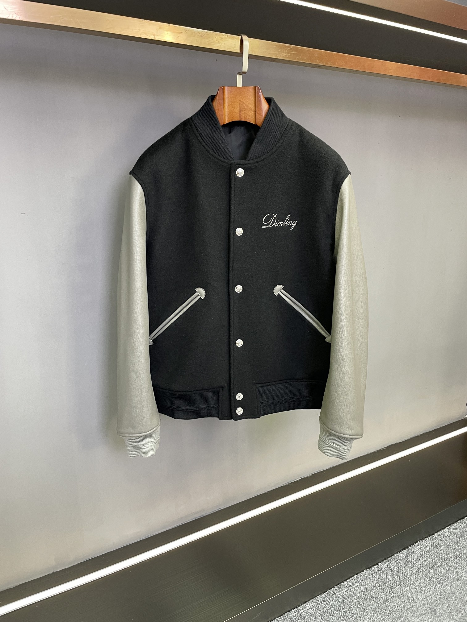 NO:526905,DIOR 2025 autumn and winter new men's baseball uniforms reshape fashion new coordinates. In the vast starry sky, DIO always shines with excellent design and top quality. In the 2025 autumn and winter, the new men's baseball uniforms are on the stage, injecting new vitality into men's wardrobe with ingenious design and luxurious materials. The sleeves of this baseball uniform are made of gray top layer cowhide, which is tough and shiny, and is finely tanned, and feels soft and durable. Each stitching is precise and in place, demonstrating an unparalleled craftsmanship. Not only that, the unique texture of cowhide has its own sense of high-end, adding a tough temperament to the entire baseball uniform.  The body of the clothes is made of black cashmere fabric, with delicate cashmere fibers and outstanding warmth, which can resist the cold even in cold autumn and winter. Black cashmere presents a deep texture, low-key and luxurious, forming a visual harmony with gray cowhide sleeves, showing high-end taste. Dior LOGO embroidery on the chest, each stitch and every thread is full of Dior's persistent pursuit of details. The exquisite embroidery clearly presents the letters, smooth lines and strong three-dimensional sense, inadvertently demonstrating the brand identity. The large DIOR LOGO towel embroidery on the back is even more eye-catching. The unique towel embroidery process makes the letters more textured and presents a rich sense of layering under the light. Wearing it, you are the most eye-catching on the street.  Whether it is paired with simple white T-T and jeans to create a casual and casual everyday style; or wearing a shirt inside, attending fashionable events and showing gentlemanly elegance, this baseball uniform can be perfectly adapted. It breaks the boundaries of occasions and becomes your fashion friend in various situations. Number of 48-56, dior, dior, jeans, shirts, cowhide, alexander wang19860909DIOR 迪奥2025秋冬新款男士棒球服,重塑时尚新坐标  在时尚的浩瀚星空中,迪奥始终以卓越设计与顶级品质闪耀夺目.2025秋冬,全新男士棒球服震撼登场,以匠心独运的设计与奢华材质,为男士们的衣橱注入全新活力.  这款棒球服的袖子采用灰色头层牛皮,牛皮质地坚韧且富有光泽,经过精细鞣制,触感柔软又耐用.每一道缝线都精准到位,彰显出无与伦比的工艺水准.不仅如此,牛皮独特的纹理自带高级感,为整件棒球服增添硬朗气质.  衣服身子部分选用黑色羊绒面料,羊绒纤维细腻,保暖性能出众,即使在寒冷秋冬也能为你抵御寒意.黑色羊绒呈现出深邃的质感,低调而奢华,与灰色牛皮袖子形成视觉上的和谐搭配,尽显高级品味.  胸前Dior LOGO绣花,每一针每一线都饱含着迪奥对细节的执着追求.精致的绣工将字母清晰呈现,线条流畅、立体感强,不经意间彰显品牌身份 .后背大型DIOR LOGO毛巾绣更是吸睛,独特的毛巾绣工艺让字母更具质感,在灯光下呈现出丰富的层次感,穿着它,你就是街头最亮眼存在.  无论是搭配简约白T和牛仔裤,营造休闲随性的日常风格；还是内搭衬衫,出席时尚活动,展现绅士优雅气质,这款棒球服都能完美适配.它打破了场合的界限,成为您在各种情境下的时尚挚友. 码数48-56,,dior,dior,jeans,shirts,cowhide,alexander wang,Men's clothing