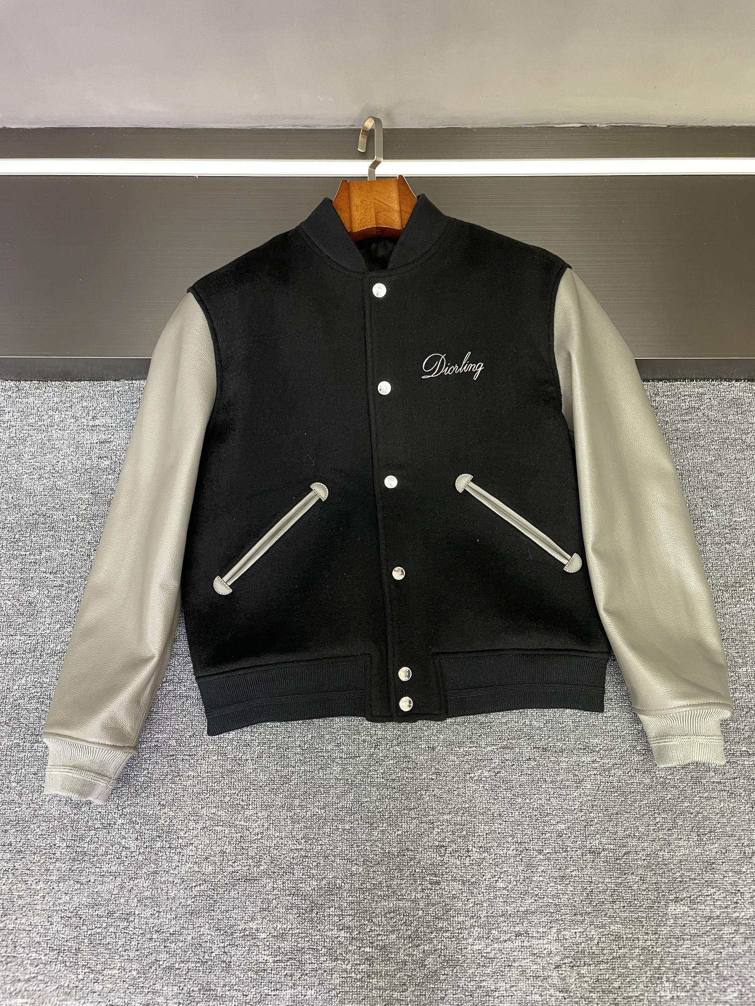 NO:526907,DIOR Dior's new baseball uniform | This is the standard autumn and winter for handsome men. Treasures, Dior's new autumn and winter 2025 Dior's new baseball uniform is really crazy, it's completely a dream suit!   The sleeves are made of gray top cowhide, with a super texture, wear-resistant and classy texture, and every move shows a sense of high-end feeling. The body part is black cashmere fabric, which is soft and skin-friendly, and has a full warmth. If you wear it, you won’t be afraid of being cold this autumn and winter~ The Dior LOGO embroidery on the chest is exquisite and delicate, and every needle and thread demonstrates the brand’s ingenuity. The large DIOR LOGO towel embroidery on the back is even more eye-catching. Any shot can pop the circle of friends, and you can turn around when you walk on the street and get a full turn!   Whether it is paired with simple white T-T and black jeans to create a casual street style; or a shirt inside, wearing this baseball uniform outside, and taking the business and leisure route, it can perfectly hold it and easily control various occasions. Believe me, if you buy this new Dior baseball uniform, you will be the most beautiful boy in this autumn and winter!   Count 48-56, Dior, Dior, Jeans, Shirts, Cowhide, Alexander wang19860909DIOR 迪奥新款棒球服|这才是型男的秋冬标配  宝子们,迪奥2025秋冬新款男士棒球服真的杀疯了 完全就是梦中情衣！  袖子用的是灰色头层牛皮,质感超绝,耐磨又显档次,举手投足间尽显高级感.身子部分则是黑色羊绒面料,柔软亲肤,保暖性满分,穿上它,这个秋冬再冷也不怕~  胸前的Dior LOGO绣花精致细腻,一针一线都彰显着品牌的匠心.后背大型DIOR LOGO毛巾绣更是吸睛,随便一拍都能刷爆朋友圈,走在街上回头率直接拉满！  不管是搭配简约白T和黑色牛仔裤,打造休闲街头风；还是内搭衬衫,外穿这件棒球服,走商务休闲路线,它都能完美hold住,轻松驾驭各种场合.  相信我,入手这件迪奥新款棒球服,你就是这个秋冬最靓的仔！  码数48-56,,dior,dior,jeans,shirts,cowhide,alexander wang,Men's clothing