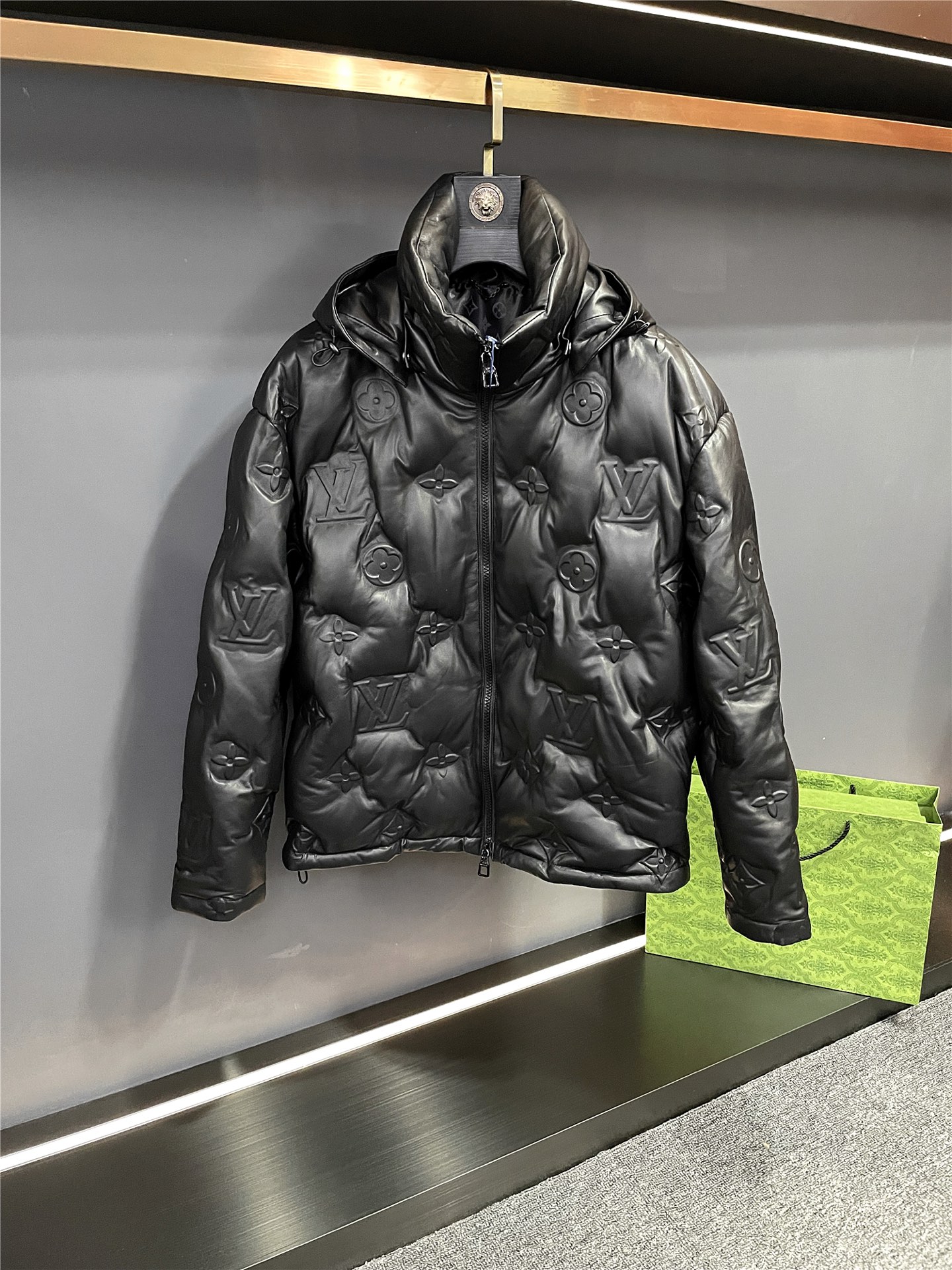 NO:674674,LV Louis Vuitton's 2025 Autumn and Winter Men's Sheepskin Down Jacket is a symbiosis between archival craftsmanship and winter warmth. Louis Vuitton's 2025 Autumn and Winter Men's Series presents another masterpiece. This men's sheepskin down jacket interprets the essence of the brand with archival-level craftsmanship, becoming a stylish choice in the cold winter.  The body of the garment is crafted from sheepskin imported from New Zealand. It feels delicate and soft and has a crisp silhouette, which perfectly fits the design concept of the series that combines street fashion and dandyism. The LV classic five-flower logo is embossed all over the body, and the brand's iconic elements are reproduced with exquisite embossing technology.  It is pure and simple, and every inch of the texture shows a profound fashion heritage. The interior is filled with high-quality goose down, which is light, fluffy and has outstanding warmth retention, injecting continuous warmth into the cold winter. It is equipped with a detachable hood design, taking into account practical functions and styling diversity, and can easily adapt to the needs of different occasions.  From the selection of materials to the polishing of details, this down jacket is not only a practical item to resist the cold, but also a fashion symbol that carries the brand's travel spirit and exquisite craftsmanship. This autumn and winter, continue to write a warm style with LV classics. Size M-3xL,, louis vuitton, louis vuitton, down jacket, sheepskin, hats, Top Customize19860909LV路易威登2025秋冬男士羊皮羽绒服典藏工艺与冬日温暖的共生 路易威登2025秋冬男士系列再献佳作,这款男式羊皮羽绒服以典藏级工艺诠释品牌精髓,成为寒冬里的格调之选. 甄选新西兰进口羊皮匠心打造衣身,触感细腻柔软且兼具挺括廓形,完美契合系列融合街头时装与丹迪主义的设计理念.全身铺陈LV经典五花Logo压花,以精致压印工艺重现品牌标志性元素,每一寸肌理都彰显深厚的时尚底蕴.内里填充高品质鹅绒,轻盈蓬松且保暖性出众,为寒冬注入持续暖意,搭配可拆卸式帽子设计,兼顾实用功能与造型多样性,轻松适配不同场合穿搭需求. 从材质甄选到细节打磨,这件羽绒服既是抵御严寒的实用单品,更是承载品牌旅行精神与精湛工艺的时尚符号.这个秋冬,以LV经典续写温暖格调. 码数M-3xL,,louis vuitton,louis vuitton,down jacket,sheepskin,hats,Top Customize1,Men's clothing