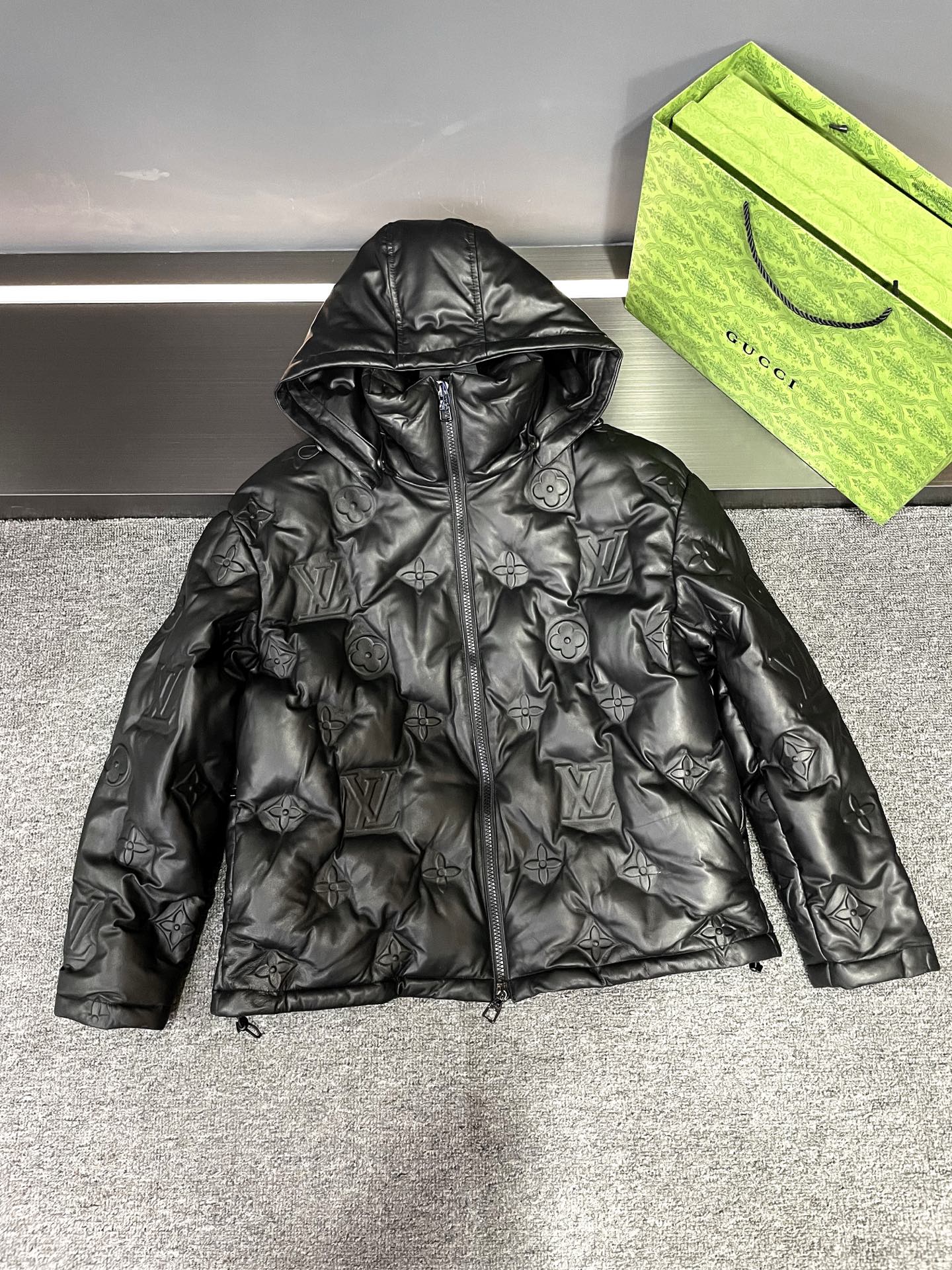 NO:674677,Men’s Winter Code of Decentness | LV 2025 Sheepskin Down Jacket is very good at texture. This new LV style is perfect for the high-end feeling in the cooling season. Anyone who really knows the industry knows that good winter clothing always coexists with warmth and style.  The weight of the sheepskin imported from New Zealand is immediately apparent when you touch it. Its delicate and soft texture is like holding a cloud on your body. The classic five-flower logo embossed on the whole body is low-key and recognizable. Every texture reveals the craftsmanship of luxury goods. The goose down filling inside is amazing, the down is full and fluffy. It is light and burdenless to wear, but it can firmly keep the cold out. It is more than one level warmer than ordinary down.  The most striking thing is the detachable hat design. Taking off the hat during daily commuting is neat and stylish. It is windproof when worn outdoors and adds a sense of security. It is suitable for various occasions. You don’t have to worry about matching. You can wear it with any pair of jeans to look noble. This is the winter shirt that mature men should have. Size. 48-56,, louis vuitton, jeans, down jacket, sheepskin, hats, Top Customize19860909男生冬日体面密码｜LV 2025羊皮羽绒服太懂质感 降温季的高级感,这件LV新款直接拉满 真正懂行的都知道,好的冬装从来是保暖与格调并存. 新西兰进口羊皮上手就知分量,细腻软糯的触感像把云朵揣在身上,全身经典五花Logo压花低调又有辨识度,每一处纹路都透着奢侈品的匠心.内里填充的鹅绒太惊喜,绒朵饱满蓬松,穿在身上轻盈无负担,却能把寒意牢牢挡在外面,比普通羽绒暖和不止一个level. 最戳人的是可拆卸帽子设计,日常通勤摘掉帽子是利落型格,户外防风戴上又多了份安全感,一衣两穿适配各种场合.不用费心搭配,随便搭条牛仔裤都能穿出贵气感,这才是成熟男性该有的冬日战袍吧 码数.48-56,,louis vuitton,jeans,down jacket,sheepskin,hats,Top Customize1,Men's clothing