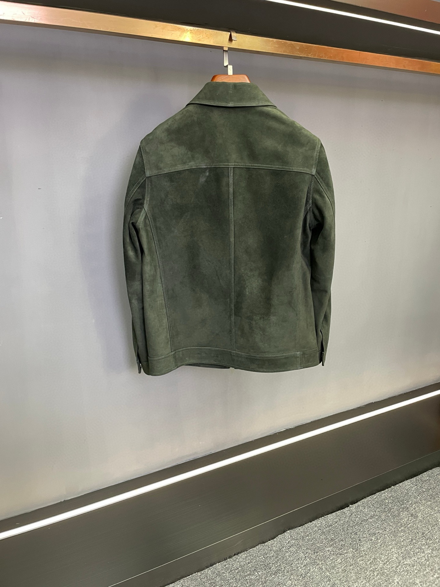 P2060 TF 汤姆福特2025秋冬男士羊皮夹克新品发布
绅士们,TF 2025秋冬新款男士羊皮夹克震撼登场,为您开启秋冬时尚新篇。
此款夹克精选新西兰进口反绒羊皮,每一寸皮革都饱含着大自然的馈赠,质地柔软细腻,呈现出无与伦比的奢华触感。其独特的反绒效果,赋予了夹克一种低调而高级的质感,在光线下展现出柔和的光泽,彰显您的非凡品味。
在色彩上,提供了棕色与墨绿两种经典又不失个性的选择。棕色系散发着温暖而沉稳的气息,如同秋日午后的一杯拿铁,醇厚且富有韵味,轻松适配各类休闲与商务场合;墨绿色则宛如神秘深邃的森林,为您的穿搭增添一份独特的深邃感,无论是搭配正装出席重要活动,还是与休闲装组合日常出街,都能助您成为焦点。
特别值得一提的是,衣服内里采用覆膜工艺,摒弃传统里布。这不仅使夹克的整体重量更轻盈,穿着起来毫无负担,行动更加自如;而且覆膜工艺有效增强了皮革的耐用性,抵御日常磨损,长久保持如新质感。同时,覆膜处理还提升了夹克的防风、防水性能,在多变的秋冬季节,为您遮风挡雨,时刻守护温暖。
汤姆福特2025秋冬新款男士羊皮夹克,以精湛工艺与卓越设计,诠释当代男士的时尚态度与优雅品味。欢迎莅临选购,开启您的秋冬时尚之旅。
码数:48-58。