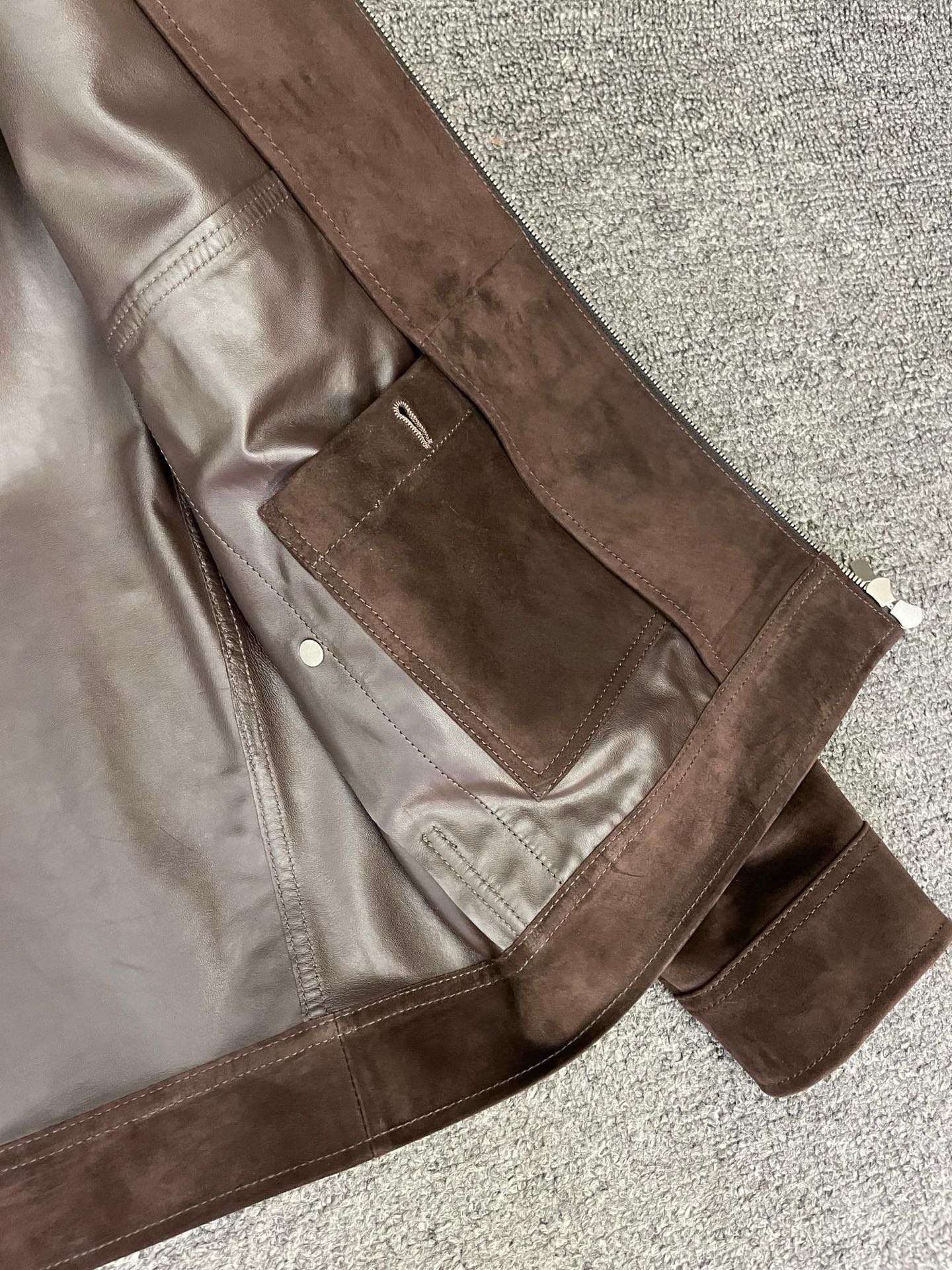 P2060 质感封神!TF 汤姆福特秋冬新皮夹克
谁懂皮衣控的快乐!Tom Ford今年秋冬新款男士羊皮夹克,直接美疯了!
夹克选用新西兰进口反绒羊皮,触手软糯,纹理细腻,仿佛把云朵穿在身上☁️ 棕色和墨绿色两个颜色,棕色自带复古滤镜,轻松拿捏老钱风;墨绿神秘又高级,是秋冬街头的吸睛秘诀,无论哪个颜色上身,都是行走的荷尔蒙。
内里覆膜工艺超厉害,防水防风还透气,告别传统里布的闷热厚重,让你在秋冬保持清爽与自在。
日常搭配牛仔裤和运动鞋,随性又洒脱;搭配西裤和皮鞋,轻松变身职场精英,适配各种场合。
如果你也追求品质与格调,闭眼入不亏!
码数:48-58。。
