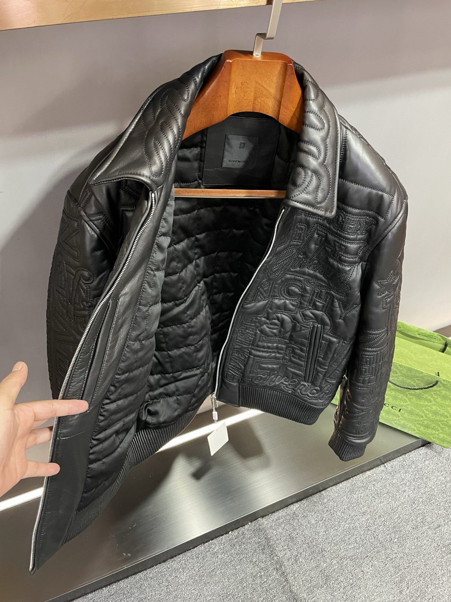 P2060 纪梵希 GIVENCHY 2025秋冬新款男士羊皮皮衣重磅来袭
GIV这款皮衣采用澳洲进口黑色羊皮精心打造,黑色羊皮质地柔软细腻,光泽内敛而高贵,彰显出无与伦比的品质感。黑色作为经典色调,既沉稳大气又不失时尚魅力,轻松适配各种场合。😍
最引人瞩目的是其全身布满的绣花设计。高密绣花工艺在整件衣服上刻画出品牌元素及品牌 LOGO,每一针每一线都凝聚着精湛的工艺与匠心独运。这些绣花犹如艺术的笔触,为皮衣增添了丰富的层次感和立体感,使其成为一件真正的时尚艺术品。👍
GIVENCHY一直以来都以其卓越的设计和高品质的制作而闻名于世。这款男士羊皮皮衣更是将品牌的精髓发挥到极致,既展现了男性的刚毅与洒脱,又融入了时尚的元素与细节。无论是搭配正式的西装还是休闲的牛仔裤,它都能为你打造出独特而引人注目的造型。🫰
在这个秋冬季节,选择Givenchy2025 秋冬新款男士羊皮皮衣,让你在人群中脱颖而出,展现出非凡的品味与魅力。它不仅仅是一件衣服,更是一种生活态度的体现,是对品质与时尚的不懈追求。快来感受纪梵希为你带来的时尚盛宴吧!
码数:48-56。