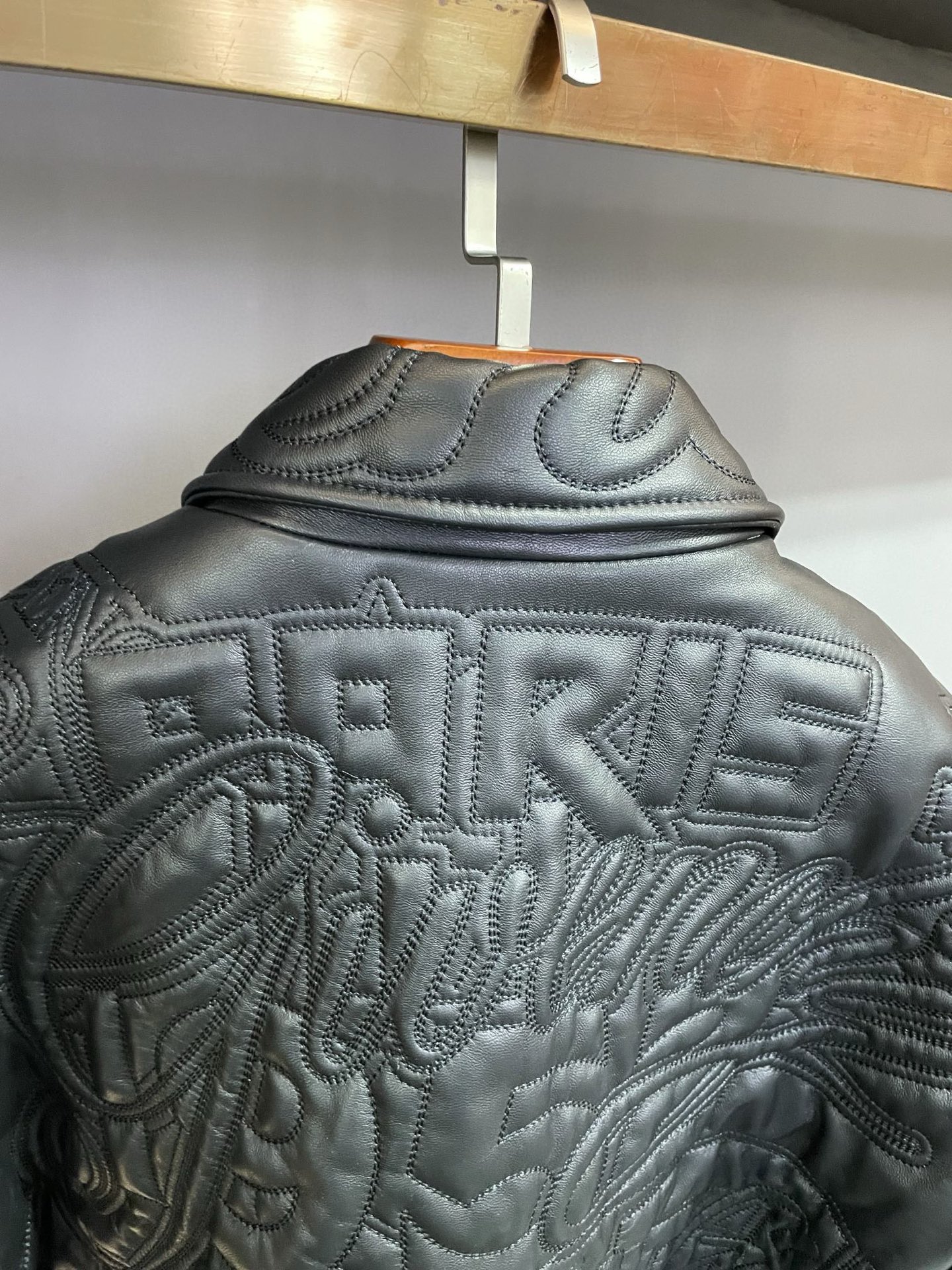 P2060 纪梵希 GIVENCHY 2025秋冬新款男士羊皮皮衣重磅来袭
GIV这款皮衣采用澳洲进口黑色羊皮精心打造,黑色羊皮质地柔软细腻,光泽内敛而高贵,彰显出无与伦比的品质感。黑色作为经典色调,既沉稳大气又不失时尚魅力,轻松适配各种场合。😍
最引人瞩目的是其全身布满的绣花设计。高密绣花工艺在整件衣服上刻画出品牌元素及品牌 LOGO,每一针每一线都凝聚着精湛的工艺与匠心独运。这些绣花犹如艺术的笔触,为皮衣增添了丰富的层次感和立体感,使其成为一件真正的时尚艺术品。👍
GIVENCHY一直以来都以其卓越的设计和高品质的制作而闻名于世。这款男士羊皮皮衣更是将品牌的精髓发挥到极致,既展现了男性的刚毅与洒脱,又融入了时尚的元素与细节。无论是搭配正式的西装还是休闲的牛仔裤,它都能为你打造出独特而引人注目的造型。🫰
在这个秋冬季节,选择Givenchy2025 秋冬新款男士羊皮皮衣,让你在人群中脱颖而出,展现出非凡的品味与魅力。它不仅仅是一件衣服,更是一种生活态度的体现,是对品质与时尚的不懈追求。快来感受纪梵希为你带来的时尚盛宴吧!
码数:48-56。
