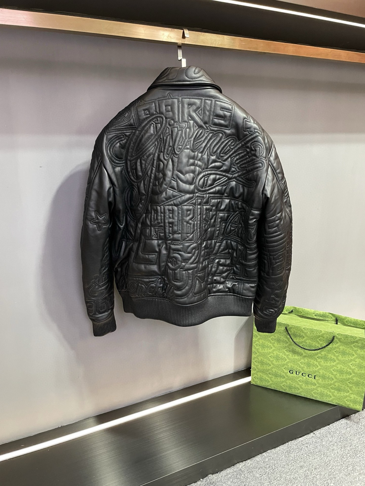 P2060 纪梵希 GIVENCHY 2025秋冬新款男士羊皮皮衣重磅来袭
GIV这款皮衣采用澳洲进口黑色羊皮精心打造,黑色羊皮质地柔软细腻,光泽内敛而高贵,彰显出无与伦比的品质感。黑色作为经典色调,既沉稳大气又不失时尚魅力,轻松适配各种场合。😍
最引人瞩目的是其全身布满的绣花设计。高密绣花工艺在整件衣服上刻画出品牌元素及品牌 LOGO,每一针每一线都凝聚着精湛的工艺与匠心独运。这些绣花犹如艺术的笔触,为皮衣增添了丰富的层次感和立体感,使其成为一件真正的时尚艺术品。👍
GIVENCHY一直以来都以其卓越的设计和高品质的制作而闻名于世。这款男士羊皮皮衣更是将品牌的精髓发挥到极致,既展现了男性的刚毅与洒脱,又融入了时尚的元素与细节。无论是搭配正式的西装还是休闲的牛仔裤,它都能为你打造出独特而引人注目的造型。🫰
在这个秋冬季节,选择Givenchy2025 秋冬新款男士羊皮皮衣,让你在人群中脱颖而出,展现出非凡的品味与魅力。它不仅仅是一件衣服,更是一种生活态度的体现,是对品质与时尚的不懈追求。快来感受纪梵希为你带来的时尚盛宴吧!
码数:48-56。
