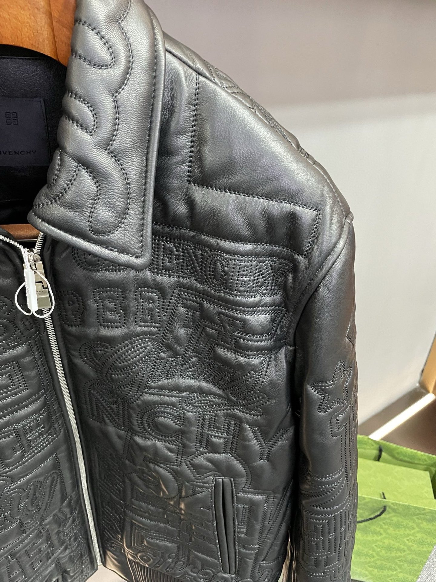 P2060 纪梵希 GIVENCHY 2025秋冬新款男士羊皮皮衣重磅来袭
GIV这款皮衣采用澳洲进口黑色羊皮精心打造,黑色羊皮质地柔软细腻,光泽内敛而高贵,彰显出无与伦比的品质感。黑色作为经典色调,既沉稳大气又不失时尚魅力,轻松适配各种场合。😍
最引人瞩目的是其全身布满的绣花设计。高密绣花工艺在整件衣服上刻画出品牌元素及品牌 LOGO,每一针每一线都凝聚着精湛的工艺与匠心独运。这些绣花犹如艺术的笔触,为皮衣增添了丰富的层次感和立体感,使其成为一件真正的时尚艺术品。👍
GIVENCHY一直以来都以其卓越的设计和高品质的制作而闻名于世。这款男士羊皮皮衣更是将品牌的精髓发挥到极致,既展现了男性的刚毅与洒脱,又融入了时尚的元素与细节。无论是搭配正式的西装还是休闲的牛仔裤,它都能为你打造出独特而引人注目的造型。🫰
在这个秋冬季节,选择Givenchy2025 秋冬新款男士羊皮皮衣,让你在人群中脱颖而出,展现出非凡的品味与魅力。它不仅仅是一件衣服,更是一种生活态度的体现,是对品质与时尚的不懈追求。快来感受纪梵希为你带来的时尚盛宴吧!
码数:48-56。