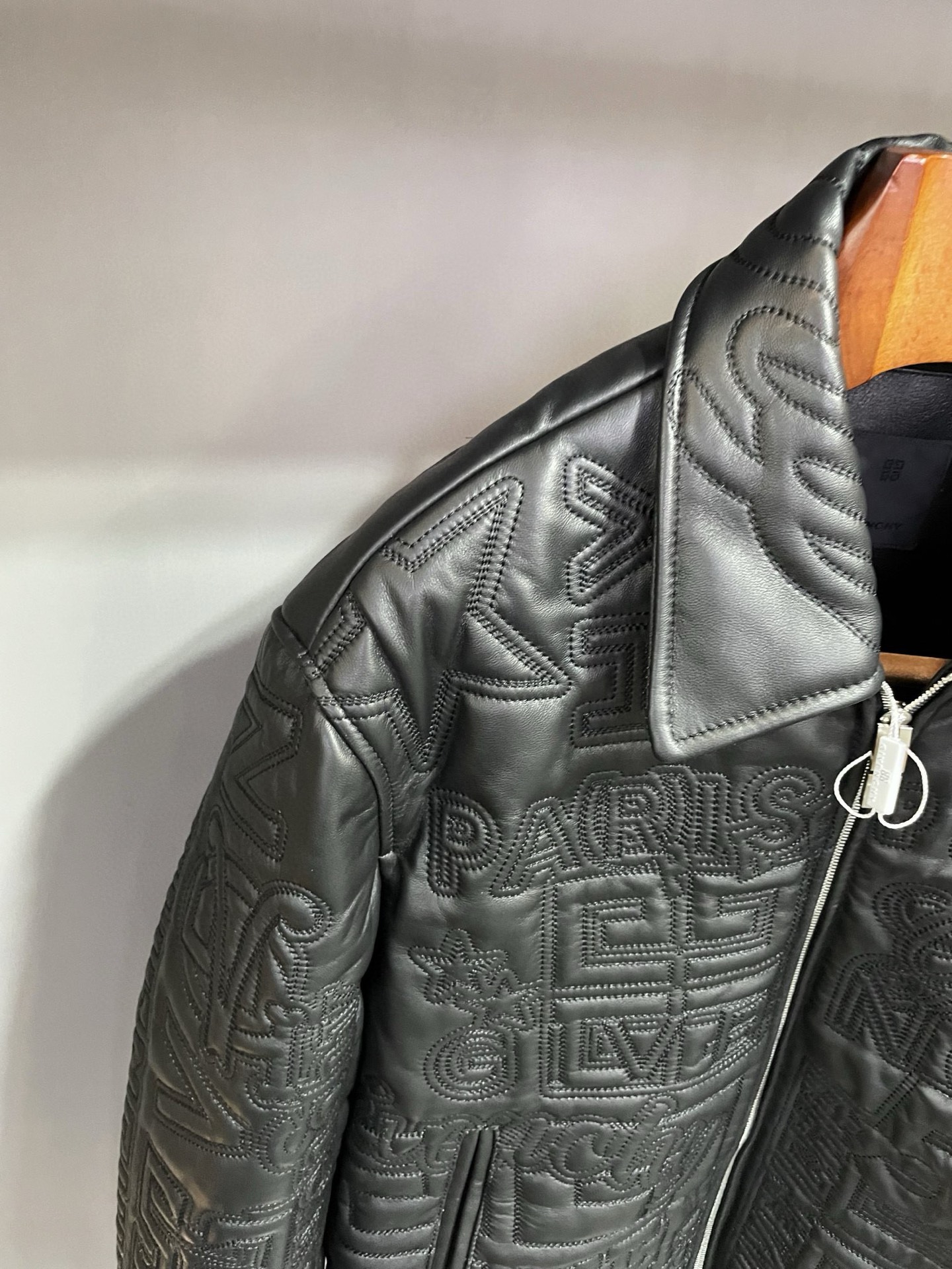 P2060 纪梵希 GIVENCHY 2025秋冬新款男士羊皮皮衣重磅来袭
GIV这款皮衣采用澳洲进口黑色羊皮精心打造,黑色羊皮质地柔软细腻,光泽内敛而高贵,彰显出无与伦比的品质感。黑色作为经典色调,既沉稳大气又不失时尚魅力,轻松适配各种场合。😍
最引人瞩目的是其全身布满的绣花设计。高密绣花工艺在整件衣服上刻画出品牌元素及品牌 LOGO,每一针每一线都凝聚着精湛的工艺与匠心独运。这些绣花犹如艺术的笔触,为皮衣增添了丰富的层次感和立体感,使其成为一件真正的时尚艺术品。👍
GIVENCHY一直以来都以其卓越的设计和高品质的制作而闻名于世。这款男士羊皮皮衣更是将品牌的精髓发挥到极致,既展现了男性的刚毅与洒脱,又融入了时尚的元素与细节。无论是搭配正式的西装还是休闲的牛仔裤,它都能为你打造出独特而引人注目的造型。🫰
在这个秋冬季节,选择Givenchy2025 秋冬新款男士羊皮皮衣,让你在人群中脱颖而出,展现出非凡的品味与魅力。它不仅仅是一件衣服,更是一种生活态度的体现,是对品质与时尚的不懈追求。快来感受纪梵希为你带来的时尚盛宴吧!
码数:48-56。