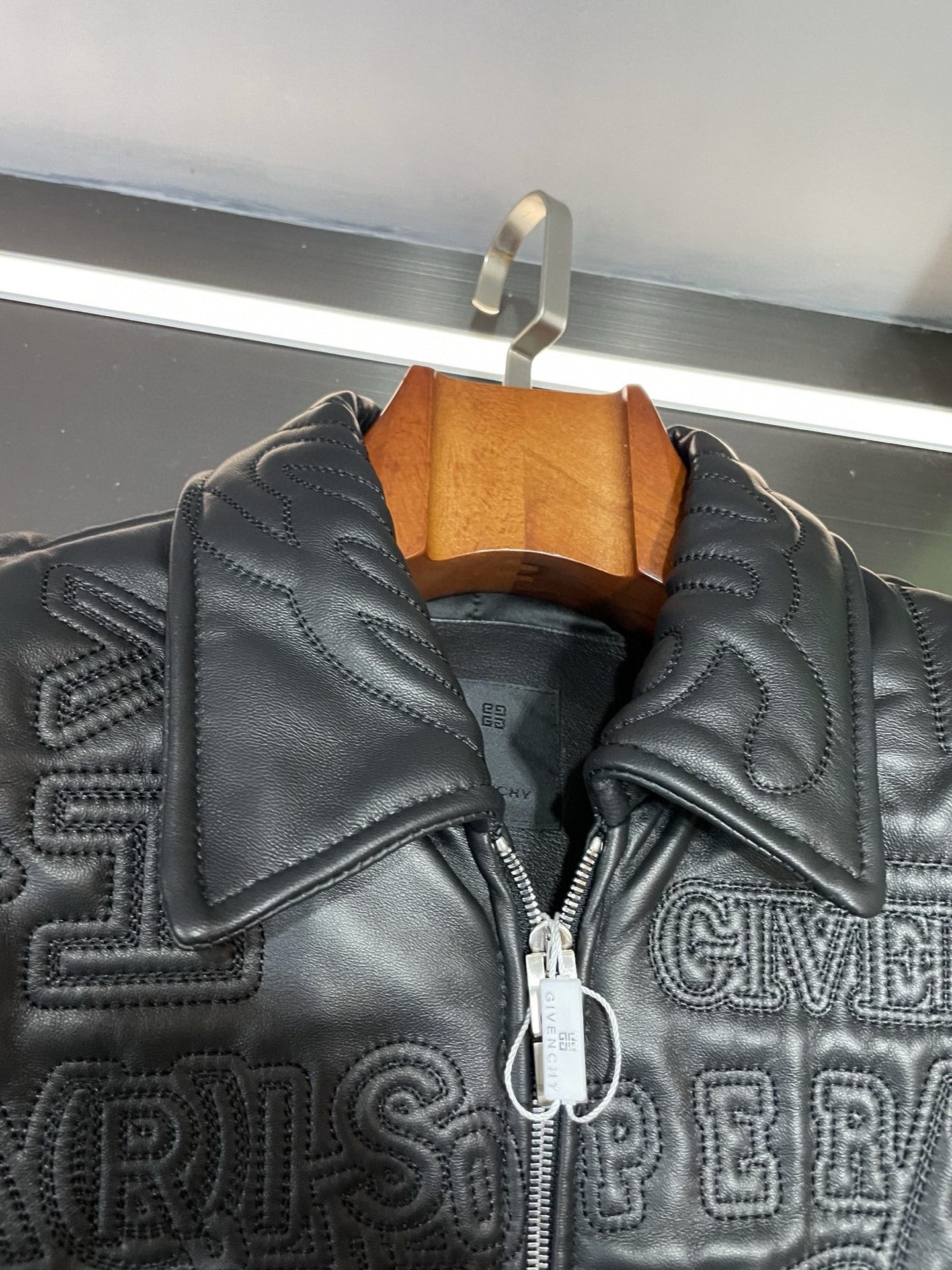 P2060 💥✨GIVENCHY | 纪梵希 2025 秋冬新款男士羊皮皮衣 平铺细节图🔎🔎
纪梵希这款皮衣采用澳洲进口的黑色羊皮精心打造,质感上乘,柔软细腻。黑色羊皮散发着神秘而高贵的气息,穿上它,瞬间提升你的气场。💯
🌟最引人瞩目的是全身布满的绣花,采用高密绣花工艺,在整件衣服上刻画出品牌元素及品牌 LOGO。每一针每一线都凝聚着工匠们的精湛技艺和对品质的执着追求。这些绣花如同艺术品般精美,为这件皮衣增添了无与伦比的奢华感和独特魅力。👏
🌈无论是从细节还是整体设计来看,这款纪梵希男士羊皮皮衣都堪称完美。它不仅是一件衣服,更是一种时尚态度的表达。无论是搭配休闲裤还是正装,都能展现出你的个性与品味。🕶️
纪梵希一直以来都是时尚界的翘楚,这款男士羊皮皮衣再次证明了品牌的卓越实力。如果你正在寻找一件既时尚又高品质的男士外套,那么这款纪梵希 2025秋冬新款羊皮皮衣绝对是你的不二之选。💪
码数:48-56。