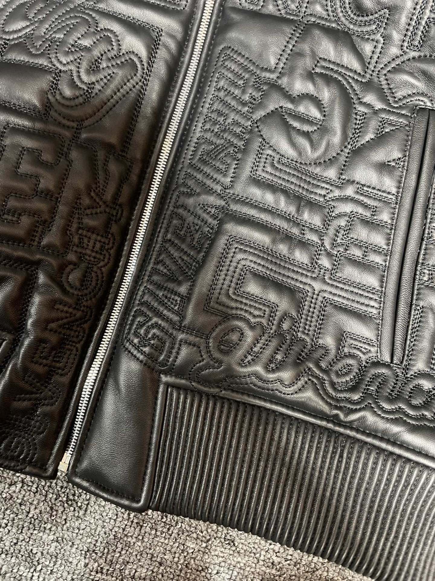 P2060 💥✨GIVENCHY | 纪梵希 2025 秋冬新款男士羊皮皮衣 平铺细节图🔎🔎
纪梵希这款皮衣采用澳洲进口的黑色羊皮精心打造,质感上乘,柔软细腻。黑色羊皮散发着神秘而高贵的气息,穿上它,瞬间提升你的气场。💯
🌟最引人瞩目的是全身布满的绣花,采用高密绣花工艺,在整件衣服上刻画出品牌元素及品牌 LOGO。每一针每一线都凝聚着工匠们的精湛技艺和对品质的执着追求。这些绣花如同艺术品般精美,为这件皮衣增添了无与伦比的奢华感和独特魅力。👏
🌈无论是从细节还是整体设计来看,这款纪梵希男士羊皮皮衣都堪称完美。它不仅是一件衣服,更是一种时尚态度的表达。无论是搭配休闲裤还是正装,都能展现出你的个性与品味。🕶️
纪梵希一直以来都是时尚界的翘楚,这款男士羊皮皮衣再次证明了品牌的卓越实力。如果你正在寻找一件既时尚又高品质的男士外套,那么这款纪梵希 2025秋冬新款羊皮皮衣绝对是你的不二之选。💪
码数:48-56。