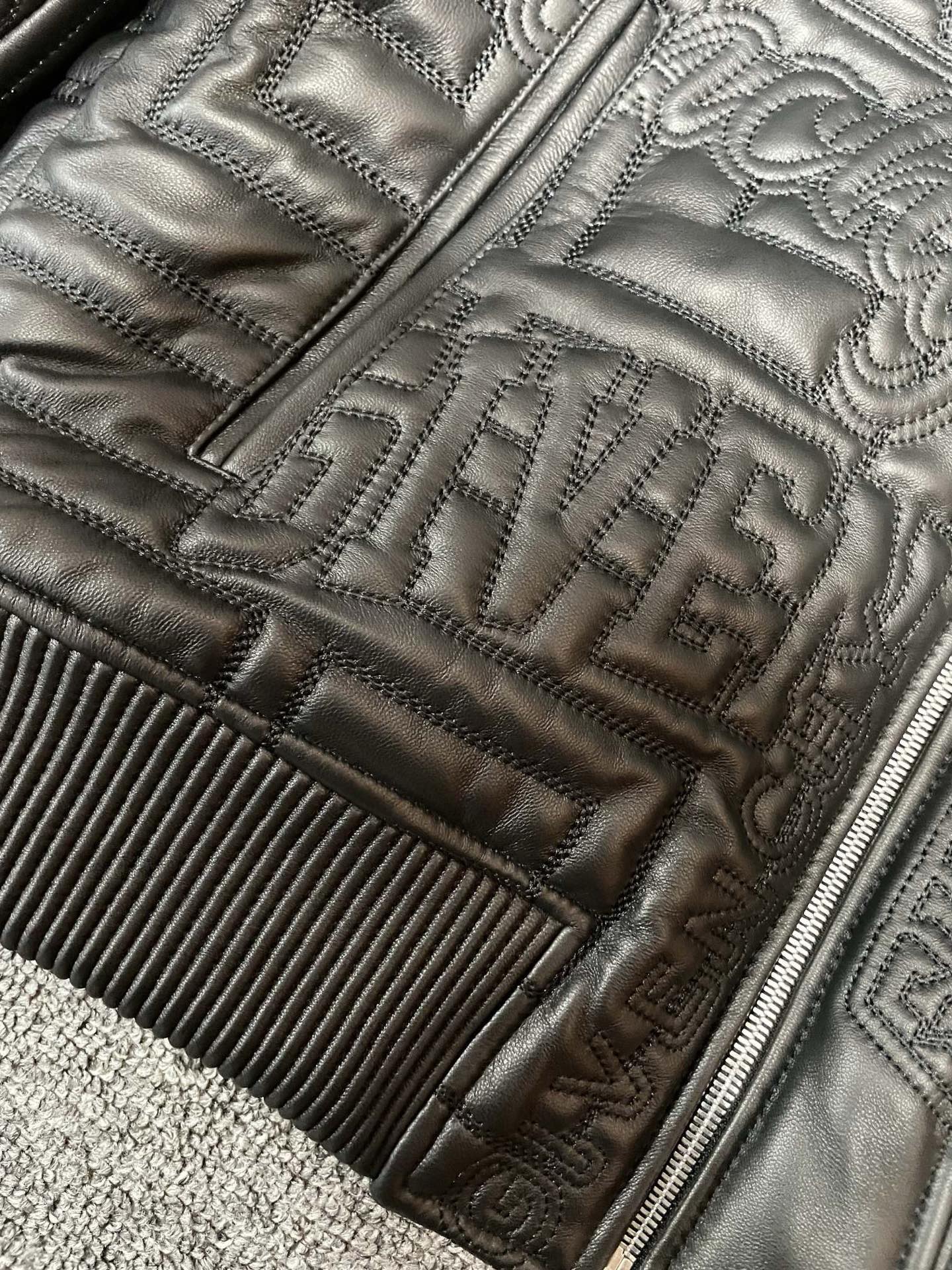P2060 💥✨GIVENCHY | 纪梵希 2025 秋冬新款男士羊皮皮衣 平铺细节图🔎🔎
纪梵希这款皮衣采用澳洲进口的黑色羊皮精心打造,质感上乘,柔软细腻。黑色羊皮散发着神秘而高贵的气息,穿上它,瞬间提升你的气场。💯
🌟最引人瞩目的是全身布满的绣花,采用高密绣花工艺,在整件衣服上刻画出品牌元素及品牌 LOGO。每一针每一线都凝聚着工匠们的精湛技艺和对品质的执着追求。这些绣花如同艺术品般精美,为这件皮衣增添了无与伦比的奢华感和独特魅力。👏
🌈无论是从细节还是整体设计来看,这款纪梵希男士羊皮皮衣都堪称完美。它不仅是一件衣服,更是一种时尚态度的表达。无论是搭配休闲裤还是正装,都能展现出你的个性与品味。🕶️
纪梵希一直以来都是时尚界的翘楚,这款男士羊皮皮衣再次证明了品牌的卓越实力。如果你正在寻找一件既时尚又高品质的男士外套,那么这款纪梵希 2025秋冬新款羊皮皮衣绝对是你的不二之选。💪
码数:48-56。
