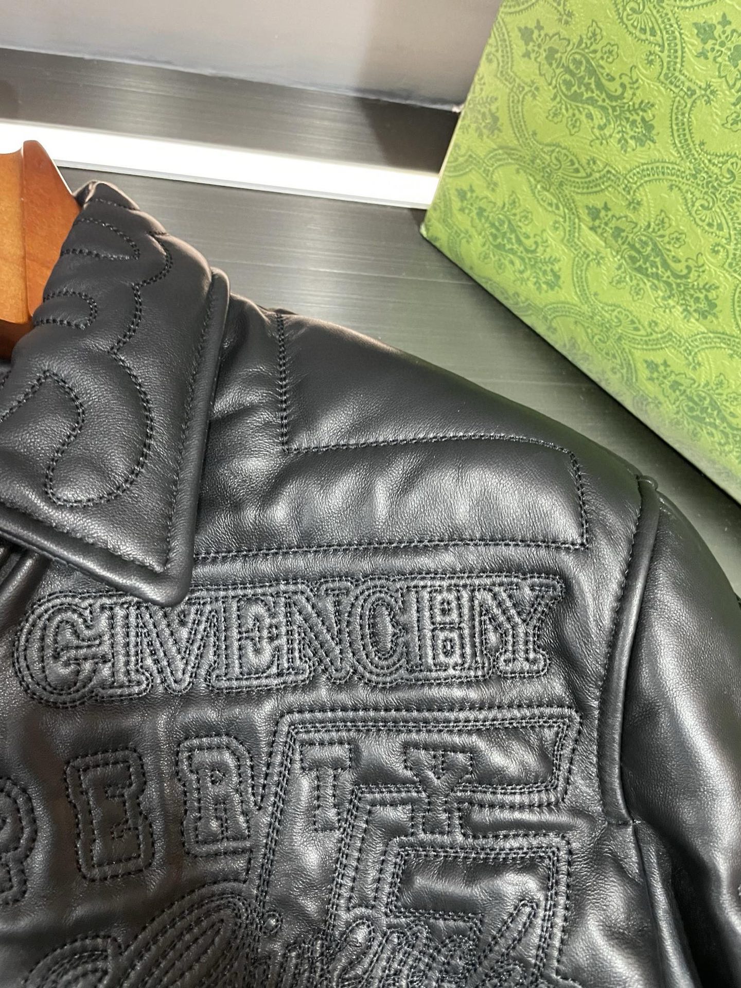 P2060 💥✨GIVENCHY | 纪梵希 2025 秋冬新款男士羊皮皮衣 平铺细节图🔎🔎
纪梵希这款皮衣采用澳洲进口的黑色羊皮精心打造,质感上乘,柔软细腻。黑色羊皮散发着神秘而高贵的气息,穿上它,瞬间提升你的气场。💯
🌟最引人瞩目的是全身布满的绣花,采用高密绣花工艺,在整件衣服上刻画出品牌元素及品牌 LOGO。每一针每一线都凝聚着工匠们的精湛技艺和对品质的执着追求。这些绣花如同艺术品般精美,为这件皮衣增添了无与伦比的奢华感和独特魅力。👏
🌈无论是从细节还是整体设计来看,这款纪梵希男士羊皮皮衣都堪称完美。它不仅是一件衣服,更是一种时尚态度的表达。无论是搭配休闲裤还是正装,都能展现出你的个性与品味。🕶️
纪梵希一直以来都是时尚界的翘楚,这款男士羊皮皮衣再次证明了品牌的卓越实力。如果你正在寻找一件既时尚又高品质的男士外套,那么这款纪梵希 2025秋冬新款羊皮皮衣绝对是你的不二之选。💪
码数:48-56。