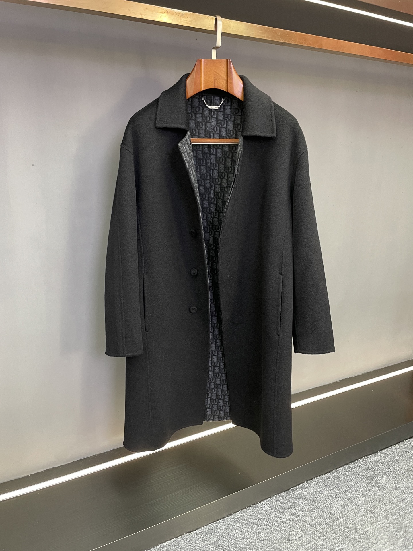 P1940 迪奥 Dior 2025秋冬男士中长款羊毛大衣:典藏基因的当代演绎
回溯品牌典藏精髓,Dior 2025秋冬男士系列推出这款中长款羊毛大衣,以现代视角重释经典格调,成为衣橱中的隽永之作。
灵感源自品牌典藏款式,这件大衣选用100%羊毛双面斜纹面料打造,质地轻盈却兼具挺括质感,于意大利工坊经由精湛工艺精制而成,每一处细节都彰显迪奥高级订制传承的匠心底蕴。衣身采用修身版型设计,巧妙融入嵌入式直袖落肩剪裁,在勾勒利落线条的同时兼顾穿着舒适度,打破传统正装的拘谨感。
细节之处更见巧思:精纺Dior经典老花内里暗藏品牌印记,与黑色衣身形成低调呼应;布包纽扣开合简约雅致,贴边侧袋兼顾实用与美观,不开衩设计与无内衬结构则强化了整体的利落轮廓,衣袖内衬100%粘胶纤维更添穿脱顺滑体验。
从商务通勤到日常出行,这款大衣以经典黑色为基底,凭借兼具复古基因与现代剪裁的设计,轻松适配多元场合,成为定义当代男士优雅的标志性单品
码数 M-3XL