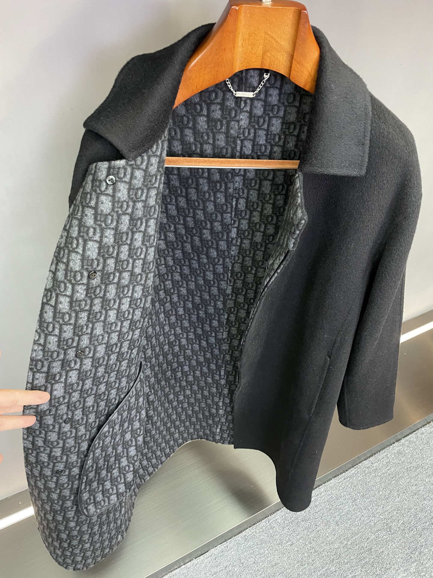 P1940 迪奥 Dior 2025秋冬男士中长款羊毛大衣:典藏基因的当代演绎
回溯品牌典藏精髓,Dior 2025秋冬男士系列推出这款中长款羊毛大衣,以现代视角重释经典格调,成为衣橱中的隽永之作。
灵感源自品牌典藏款式,这件大衣选用100%羊毛双面斜纹面料打造,质地轻盈却兼具挺括质感,于意大利工坊经由精湛工艺精制而成,每一处细节都彰显迪奥高级订制传承的匠心底蕴。衣身采用修身版型设计,巧妙融入嵌入式直袖落肩剪裁,在勾勒利落线条的同时兼顾穿着舒适度,打破传统正装的拘谨感。
细节之处更见巧思:精纺Dior经典老花内里暗藏品牌印记,与黑色衣身形成低调呼应;布包纽扣开合简约雅致,贴边侧袋兼顾实用与美观,不开衩设计与无内衬结构则强化了整体的利落轮廓,衣袖内衬100%粘胶纤维更添穿脱顺滑体验。
从商务通勤到日常出行,这款大衣以经典黑色为基底,凭借兼具复古基因与现代剪裁的设计,轻松适配多元场合,成为定义当代男士优雅的标志性单品
码数 M-3XL
