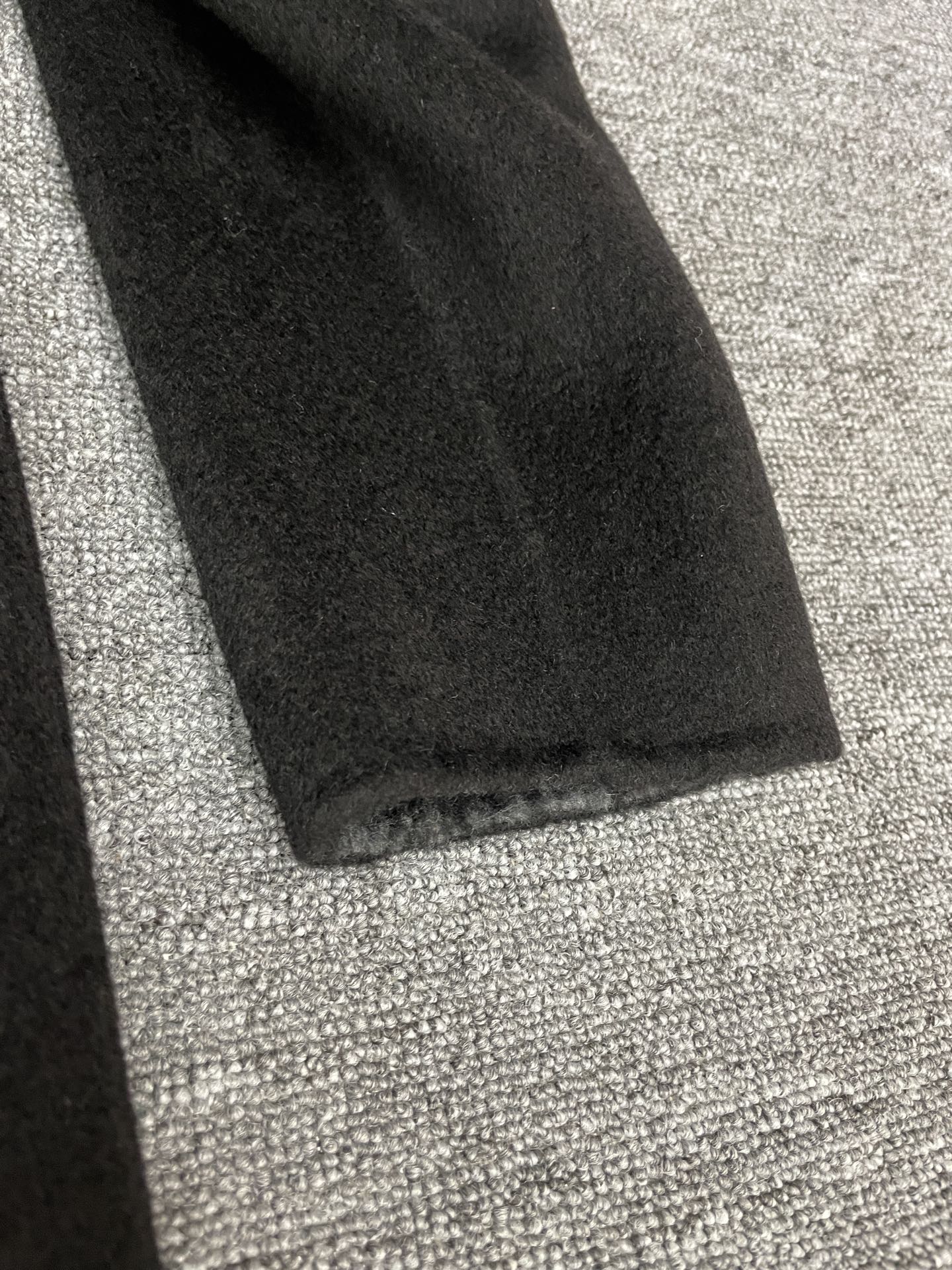 P1940 一眼沦陷的Dior男士羊绒大衣,藏着秋冬所有体面
谁懂啊!真正的高级感从不用力,这件Dior 2025秋冬男士中长款大衣,直接把“低调显贵”焊在了身上。
灵感从品牌典藏款里淘来的巧思,一上身就有老钱那股子沉淀的质感,不是浮夸的张扬,是懂行人才懂的精致。双面羊毛斜纹面料摸着手感绝了,软糯却挺括,意大利精制的工艺藏在每一处针脚里,贴身穿不扎,风一吹还能感觉到面料的韧劲。
最戳我的是细节里的小心机:精纺的经典老花内里,抬手时漏出一点纹路,低调到刚好;嵌入式直袖落肩设计太懂男士身材了,不压个子还能悄悄收住腰线,修身却不紧绷,藏肉又显比例。布包扣开合比金属扣更显温润,贴边侧袋用着方便还不破坏版型,不开衩、无内衬的设计,让整体更利落轻便,穿脱都没负担。
外层是100%羊毛的温暖,衣袖内衬100%粘胶纤维保证穿脱顺滑,黑色百搭到能搭遍衣柜里所有内搭——配高领毛衣是儒雅绅士,搭卫衣又多了点松弛感,通勤、约会、见朋友都能hold住。
秋冬大衣不用多,一件能穿很多年的经典款才是真投资,这件Dior,大概就是能陪你走过好几个冬天的“体面担当”。
码数M-3XL