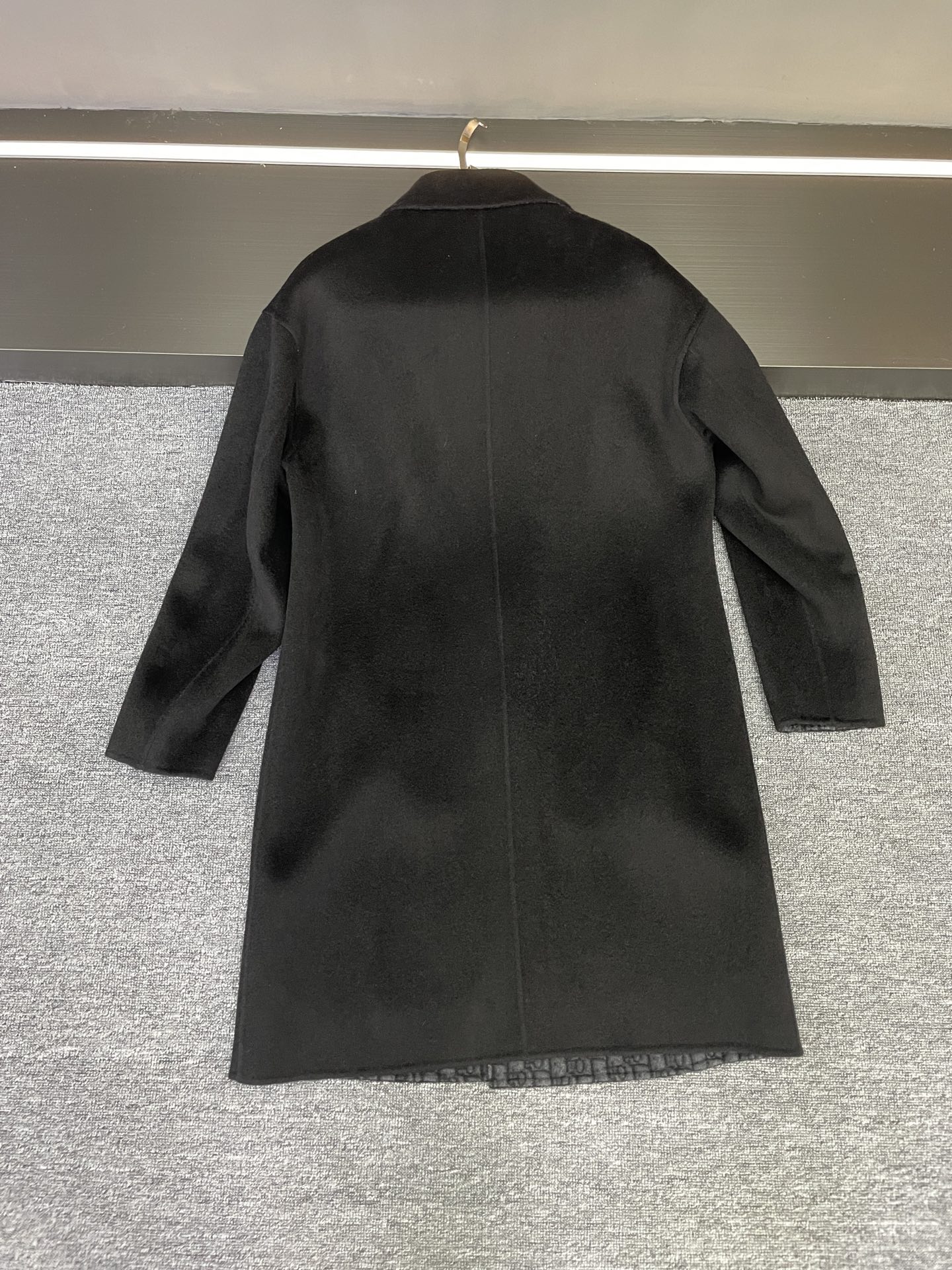 P1940 一眼沦陷的Dior男士羊绒大衣,藏着秋冬所有体面
谁懂啊!真正的高级感从不用力,这件Dior 2025秋冬男士中长款大衣,直接把“低调显贵”焊在了身上。
灵感从品牌典藏款里淘来的巧思,一上身就有老钱那股子沉淀的质感,不是浮夸的张扬,是懂行人才懂的精致。双面羊毛斜纹面料摸着手感绝了,软糯却挺括,意大利精制的工艺藏在每一处针脚里,贴身穿不扎,风一吹还能感觉到面料的韧劲。
最戳我的是细节里的小心机:精纺的经典老花内里,抬手时漏出一点纹路,低调到刚好;嵌入式直袖落肩设计太懂男士身材了,不压个子还能悄悄收住腰线,修身却不紧绷,藏肉又显比例。布包扣开合比金属扣更显温润,贴边侧袋用着方便还不破坏版型,不开衩、无内衬的设计,让整体更利落轻便,穿脱都没负担。
外层是100%羊毛的温暖,衣袖内衬100%粘胶纤维保证穿脱顺滑,黑色百搭到能搭遍衣柜里所有内搭——配高领毛衣是儒雅绅士,搭卫衣又多了点松弛感,通勤、约会、见朋友都能hold住。
秋冬大衣不用多,一件能穿很多年的经典款才是真投资,这件Dior,大概就是能陪你走过好几个冬天的“体面担当”。
码数M-3XL