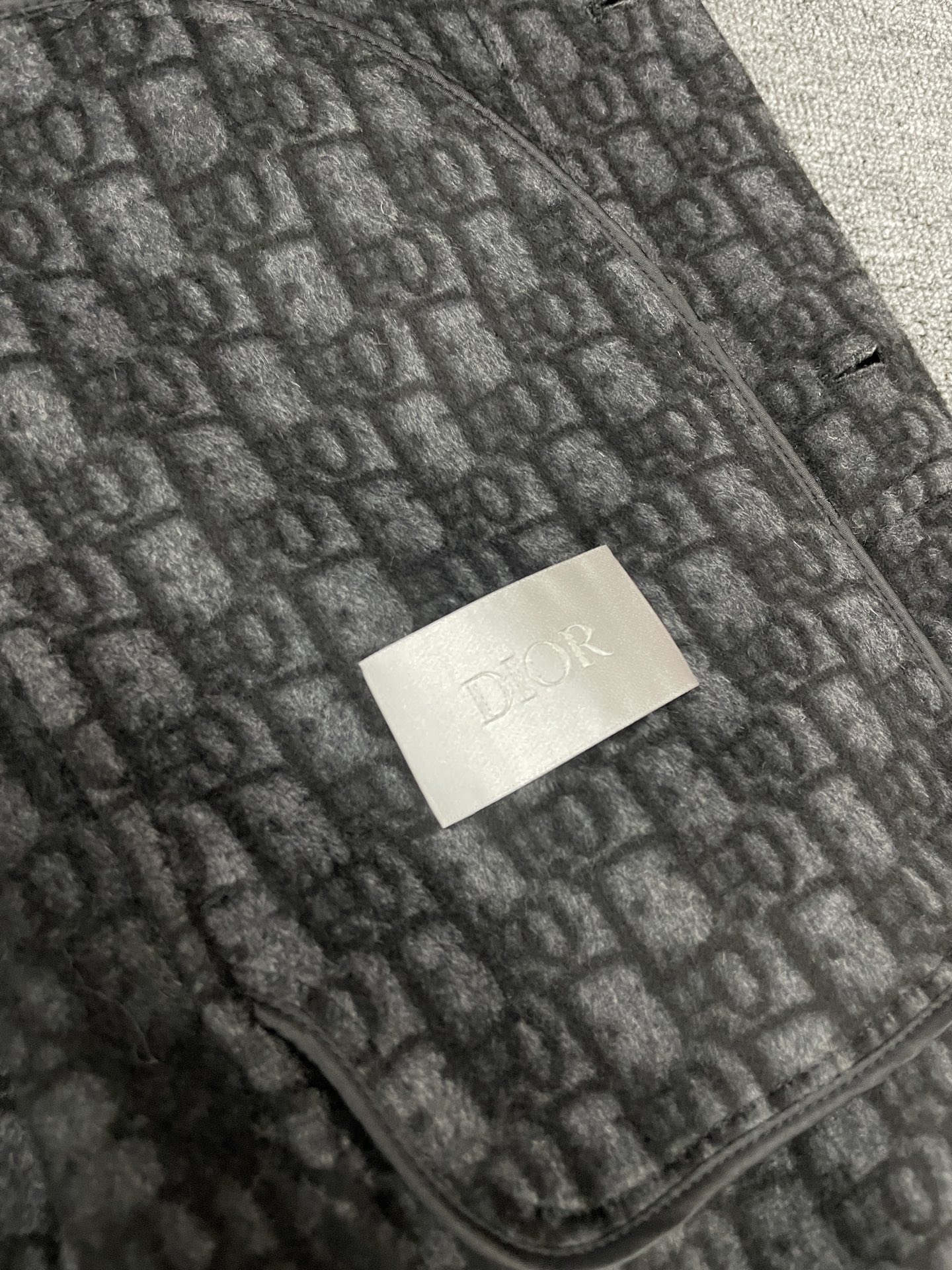 P1940 一眼沦陷的Dior男士羊绒大衣,藏着秋冬所有体面
谁懂啊!真正的高级感从不用力,这件Dior 2025秋冬男士中长款大衣,直接把“低调显贵”焊在了身上。
灵感从品牌典藏款里淘来的巧思,一上身就有老钱那股子沉淀的质感,不是浮夸的张扬,是懂行人才懂的精致。双面羊毛斜纹面料摸着手感绝了,软糯却挺括,意大利精制的工艺藏在每一处针脚里,贴身穿不扎,风一吹还能感觉到面料的韧劲。
最戳我的是细节里的小心机:精纺的经典老花内里,抬手时漏出一点纹路,低调到刚好;嵌入式直袖落肩设计太懂男士身材了,不压个子还能悄悄收住腰线,修身却不紧绷,藏肉又显比例。布包扣开合比金属扣更显温润,贴边侧袋用着方便还不破坏版型,不开衩、无内衬的设计,让整体更利落轻便,穿脱都没负担。
外层是100%羊毛的温暖,衣袖内衬100%粘胶纤维保证穿脱顺滑,黑色百搭到能搭遍衣柜里所有内搭——配高领毛衣是儒雅绅士,搭卫衣又多了点松弛感,通勤、约会、见朋友都能hold住。
秋冬大衣不用多,一件能穿很多年的经典款才是真投资,这件Dior,大概就是能陪你走过好几个冬天的“体面担当”。
码数M-3XL