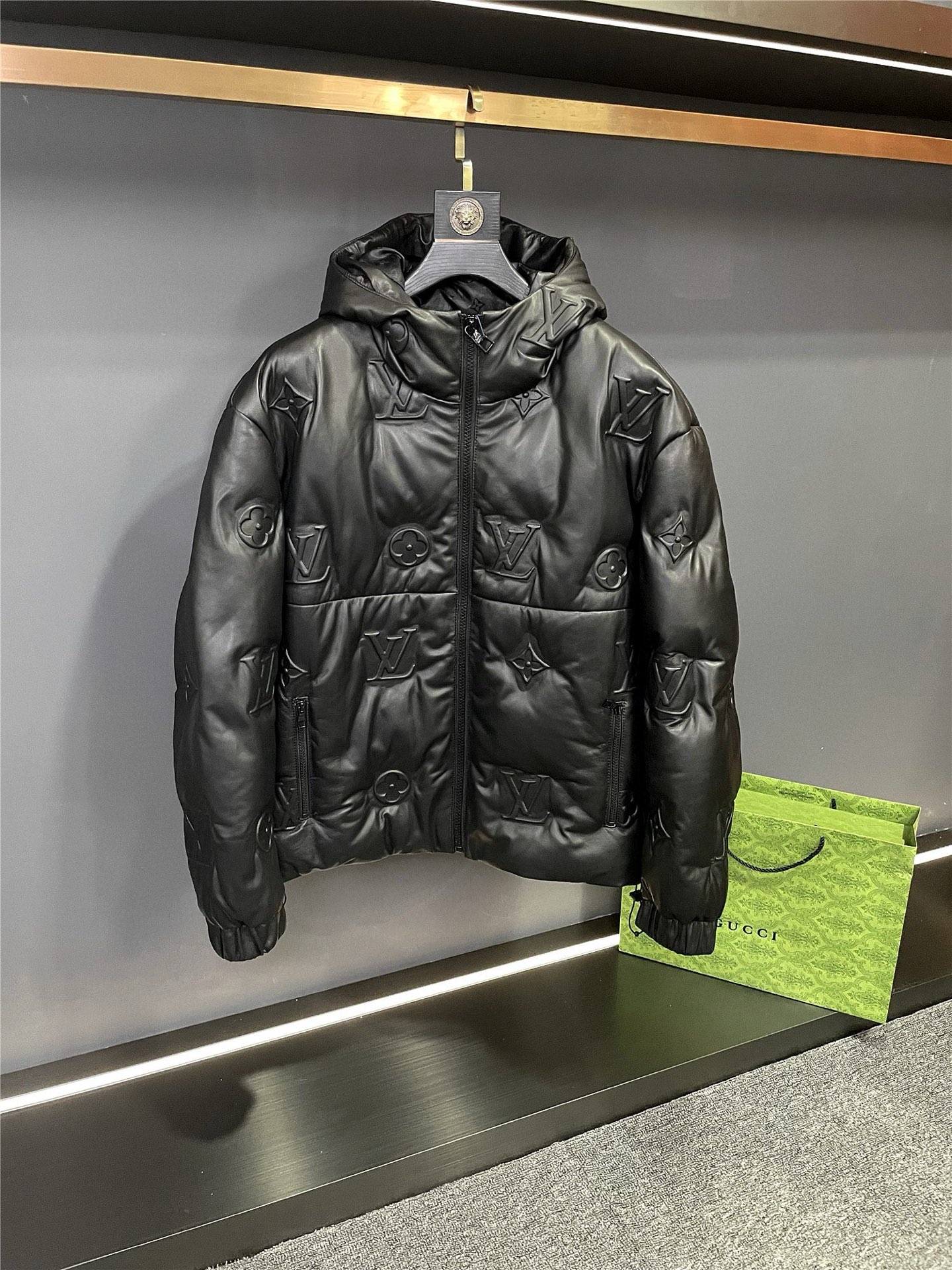 NO:675844,Louis Vuitton LV’s new 2025 autumn and winter sheepskin down jacket makes a shocking debut!   The fashion wave is coming again in this autumn and winter. Louis Vuitton brings you a new luxury experience with its excellent craftsmanship and unique design. This sheepskin down jacket from Lujia is carefully made of black sheepskin imported from Australia. Its delicate texture demonstrates the brand's persistent pursuit of quality. Filled with goose down, it gives you unparalleled warmth, as if you are wrapped in gentle clouds. LV LOGO is worn all over the body.  The embossing process is not only the iconic symbol of the brand, but also cleverly blocks the down and ensures that warmth is not lost. The hooded version is both fashionable and practical, adding thoughtful care to you in the cold season. Louis Vuitton's new 2025 autumn and winter sheepskin down jacket is the perfect combination of fashion and function, and an outstanding representative of taste and quality. Whether in the streets of the city or in cold outdoor adventures, it will become your most dazzling fashion equipment.  Come and experience the charm of Louis Vuitton, let this autumn and winter be more exciting because of you!  Size 48-56.,,louis vuitton,louis vuitton,louis vuitton,louis vuitton,down jacket,sheepskin,hats,Top Customize119860909路易威登 LV 2025 秋冬新款羊皮羽绒服震撼登场！  时尚的浪潮在这个秋冬再度汹涌来袭,路易威登以其卓越的工艺和独特的设计,为您带来全新的奢华体验.  驴家这款羊皮羽绒服采用澳洲进口黑色羊皮精心打造,细腻的质感彰显着品牌对品质的执着追求.鹅绒填充,给予你无与伦比的温暖,仿佛被轻柔的云朵包裹.全身 LV LOGO 压花工艺,不仅是品牌的标志性象征,更是巧妙地做到了阻隔羽绒,确保温暖不流失.连帽版型,既时尚又实用,为你在寒冷的季节增添一份贴心的呵护.  路易威登 2025 秋冬新款羊皮羽绒服,是时尚与功能的完美结合,是品味与品质的卓越代表.无论是在都市的街头巷尾,还是在寒冷的户外探险,它都将成为你最耀眼的时尚装备.  快来感受路易威登的魅力,让这个秋冬因你而更加精彩！ 码数48-56.,,louis vuitton,louis vuitton,louis vuitton,louis vuitton,down jacket,sheepskin,hats,Top Customize1,Men's clothing