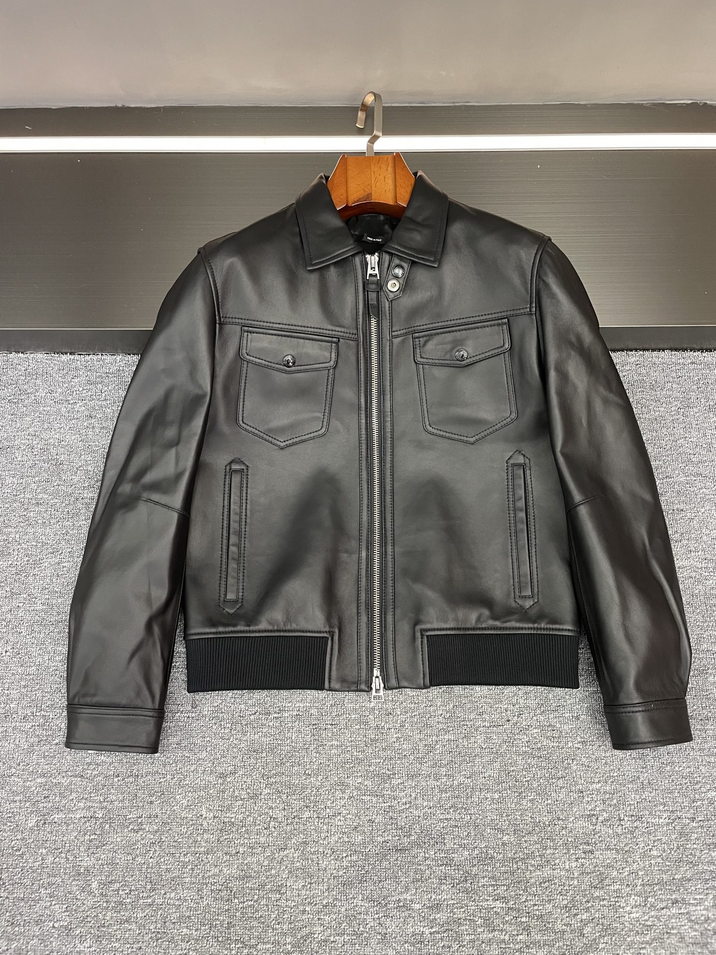 NO:674747,Being chased and asked about Tom Ford TF’s new autumn and winter style, so handsome that it’s so handsome. Who knows how obsessed boys are with a good jacket!  Tom Ford's new autumn and winter men's sheepskin jacket. The moment I put it on, I was immediately stunned by how handsome it is. This is the jacket of my dreams!   The material is the highlight of this jacket. It is made of sheepskin imported from New Zealand, which is soft and delicate to the touch and has a perfect texture. It is also very breathable and will not sweat when worn. It is suitable for daily commuting or outdoor activities. The two flap pockets on the chest are practical and fashionable. It is very convenient to hold mobile phones, wallets, and headphones. It also adds a sense of layering to the appearance. It is simple and yet has a sense of design. With the windproof buckle, it can be easily dealt with in windy days. The details are completely grasped.  Pair it with jeans and sneakers on a daily basis, and you will be a cool guy with a sense of street fashion; pair it with casual trousers and leather shoes, and you will instantly transform into a workplace elite. It is both business and leisure, one piece is the best, and the price-performance ratio is unparalleled!   This TF sheepskin jacket is worth buying. It looks good on whoever wears it. I really love it!   Size 48-56..,,tom ford,sneakers,wallets,jeans,jackets & coats,jackets & coats,sheepskin,Top Customize119860909被追着问的汤姆福特 TF 秋冬新款,帅到犯规  谁懂男生对一件好夹克的执着！汤姆福特秋冬新款男士羊皮夹克,上身那一刻,我直接被帅晕,这就是梦中情衣吧！  材质是这件夹克的王炸亮点,精选新西兰进口羊皮,摸起来柔软细腻,质感满分.而且透气性超棒,穿着完全不会闷汗,日常通勤或者户外活动都很合适.  胸前两个揭盖口袋设计,实用又时髦.放手机、钱包、耳机,随手一拿超方便,外观上还增加了层次感,简约又不失设计感.再搭配防风扣,大风天也能轻松应对,细节控表示完全被拿捏住了.  日常搭配牛仔裤和运动鞋,就是街头潮流感拉满的酷guy；搭配休闲西裤和皮鞋,瞬间变身职场精英,商务休闲两不误,一件顶N件,性价比绝绝子！  这个TF 羊皮外套 入手不亏,谁穿谁好看,真的狠狠爱住了！  码数48-56..,,tom ford,sneakers,wallets,jeans,jackets & coats,jackets & coats,sheepskin,Top Customize1,Men's clothing