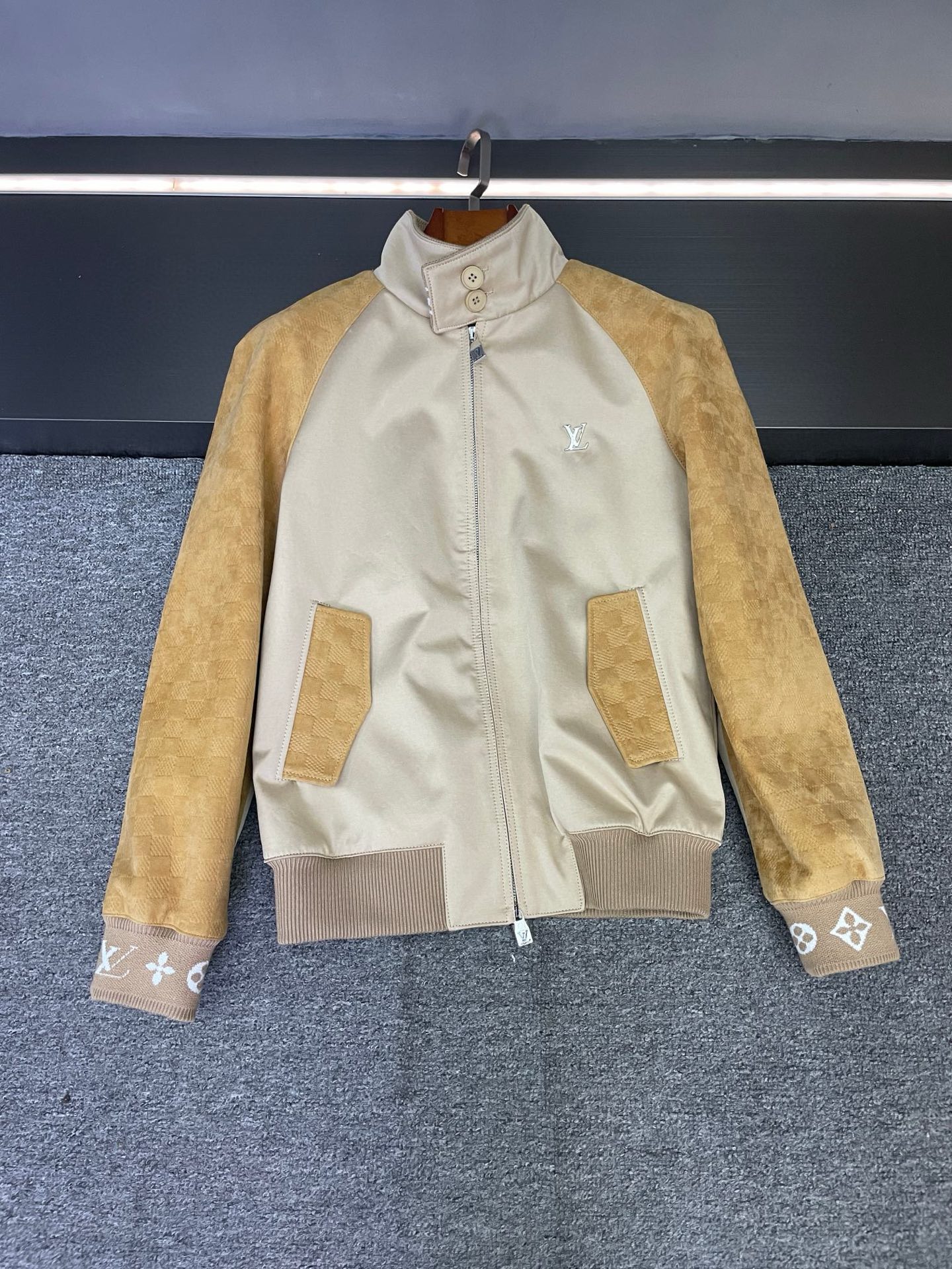 NO:674757,After being questioned all the way, the donkey family's patchwork jacket looked so handsome. Who knows, family members!  Recently, I have been obsessed with LV's new men's sheepskin spliced jacket for autumn and winter. As soon as I put it on, I was asked for a link and the number of people who came back was so high. Its sleeves and back are made of suede sheepskin, which is soft and skin-friendly and feels super textured. The surface of the sheepskin is embossed with LV's classic checkerboard pattern, which is retro and fashionable. You don't have to worry about clashing styles when walking on the street. The unique design gives you a fashion sense.  The body part is made of polyester fiber fabric, which is light and comfortable for daily wear. It can also skillfully balance the heavy feeling of the overall shape, which is both practical and beautiful. The LV metal LOGO on the left chest is simple and elegant, shining in the sun, low-key showing identity and taste. The LV LOGO jacquard on the threaded neckline, cuffs and hem, the details are directly controlled, and it is exposed inadvertently, instantly upgrading the sense of luxury!   Wear it with a solid color T-shirt and jeans every day, simple and casual, full of youthful feeling; when attending an event, wear a turtleneck sweater and a pair of black trousers, and you will transform into a stylish man and easily become the focus of the audience. I sincerely recommend it to everyone who pursues quality and fashion. You won’t lose money if you start it, buy it early and enjoy it early, rush in and get it done!   Size M-3XL.,,louis vuitton,louis vuitton,louis vuitton,jeans,jackets & coats,sweaters,tees,t-shirt,sheepskin,Top Customize119860909被追问一路的驴家拼接外套,帅麻了  家人们谁懂啊！最近被 LV 秋冬新款男士羊皮拼接外套拿捏得死死的,一上身就被追问链接,回头率爆表  它的袖子和后背采用反绒羊皮打造,柔软又亲肤,摸起来超有质感.羊皮表面压印着LV经典的棋盘格纹,复古又时髦,走在街上完全不用担心撞款,独特设计狠狠拿捏时尚感.  身子部分选用聚酯纤维面料,轻盈舒适,日常穿着无负担,还能巧妙平衡整体造型的厚重感,实用性与美观性双双拉满.  左胸处的LV金属LOGO,简约大气,在阳光下闪闪发光,低调彰显身份与品味.螺纹领口、袖口和下摆里面的LV LOGO提花,细节控直接爱惨,不经意间露出,高级感瞬间upup！  日常出街搭配纯色T恤和牛仔裤,简约又随性,满满的少年感；参加活动时,内搭高领毛衣,下身配条黑色西裤,摇身一变气质型男,轻松成为全场焦点.  真心墙裂推荐给各位追求品质与时尚的宝子,入手不亏,早买早享受,赶紧冲就完事！  码数M-3XL.,,louis vuitton,louis vuitton,louis vuitton,jeans,jackets & coats,sweaters,tees，t-shirt,sheepskin,Top Customize1,Men's clothing