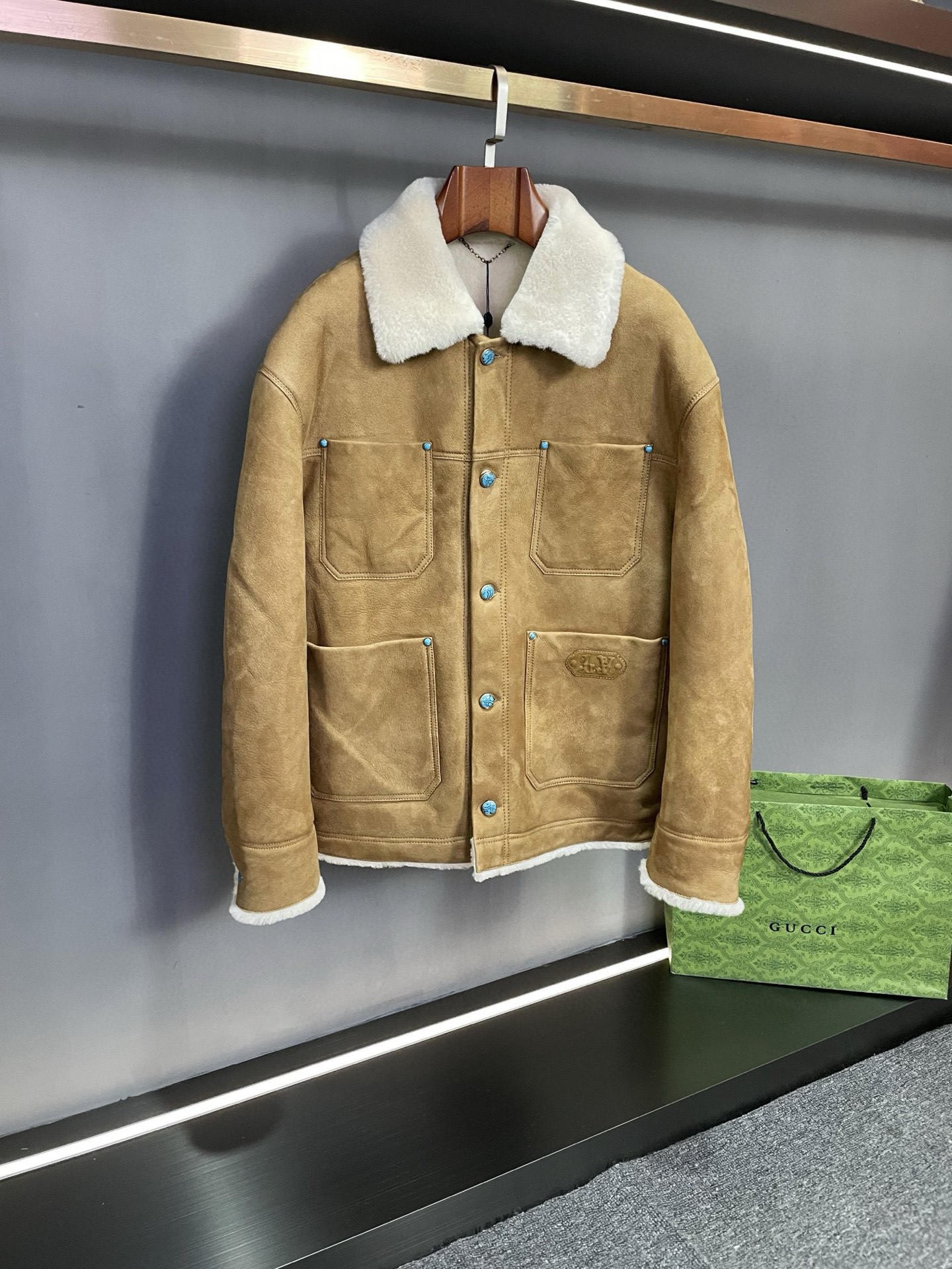 NO:674778,Louis Vuitton's new autumn and winter men's fur all-in-one jacket shows the perfect fusion of luxury and fashion. This coat from Lujia is made of imported merino fur, which is of excellent quality. The leather surface is khaki color and has been carefully sueded. It has a delicate touch and full texture, exuding a low-key and luxurious charm. The wool surface is pure white, soft and warm, giving the wearer the ultimate comfort experience.  Paired with a white wool collar, it not only adds an elegant temperament, but also provides thoughtful care for the neck in the cold autumn and winter. There are four pockets on the front, which are practical and beautiful in design, meeting daily storage needs. The LV LOGO patch on the lower left pocket highlights the brand's unique identity and distinguished status. The embellishment of turquoise buttons with the LV brand LOGO engraved injects a bright color and exquisite details into this jacket. LV  It has always been synonymous with fashion and quality, and this men's fur one-piece jacket fully demonstrates the essence of the brand. Whether it is paired with casual pants to show a casual and comfortable style, or combined with formal pants to show an elegant style, it can be easily controlled and becomes the fashion focus of your autumn and winter wardrobe. Choosing LV's new autumn and winter men's fur one-piece jacket is to choose an excellent quality of life and fashion attitude. Let us, in this autumn and winter, bloom our unique charm in the name of fashion.  Size 48-56.,,louis vuitton,louis vuitton,louis vuitton,louis vuitton,jackets & coats,Top Customize119860909路易威登 LV 秋冬新款男士皮毛一体外套,尽显奢华与时尚的完美融合.  驴家这款外套采用进口美利奴皮毛一体材质,品质卓越非凡.皮革面呈现卡其色,经过精心的反绒处理,触感细腻,质感十足,散发出低调而奢华的魅力.羊毛面为纯净的白色,柔软温暖,给予穿着者极致的舒适体验.  搭配白色羊毛领,不仅增添了优雅的气质,更在寒冷的秋冬季节为颈部提供贴心的呵护.前幅开有四个口袋,设计实用且美观,满足日常收纳需求.左下口袋的 LV LOGO 贴皮,彰显品牌的独特标识与尊贵地位.而 LV 品牌 LOGO 刻字绿松石纽扣的点缀,则为这件外套注入了一抹亮丽的色彩和精致的细节.  LV 一直以来都是时尚与品质的代名词,这款男士皮毛一体外套更是将品牌的精髓展现得淋漓尽致.无论是搭配休闲裤展现随性自在,还是与正装裤组合呈现优雅风范,它都能轻松驾驭,成为你秋冬季节衣橱中的时尚焦点.  选择LV 秋冬新款男士皮毛一体外套,就是选择一种卓越的生活品质和时尚态度.让我们在这个秋冬,以时尚之名,绽放独特魅力. 码数48-56.,,louis vuitton,louis vuitton,louis vuitton,louis vuitton,jackets & coats,Top Customize1,Men's clothing