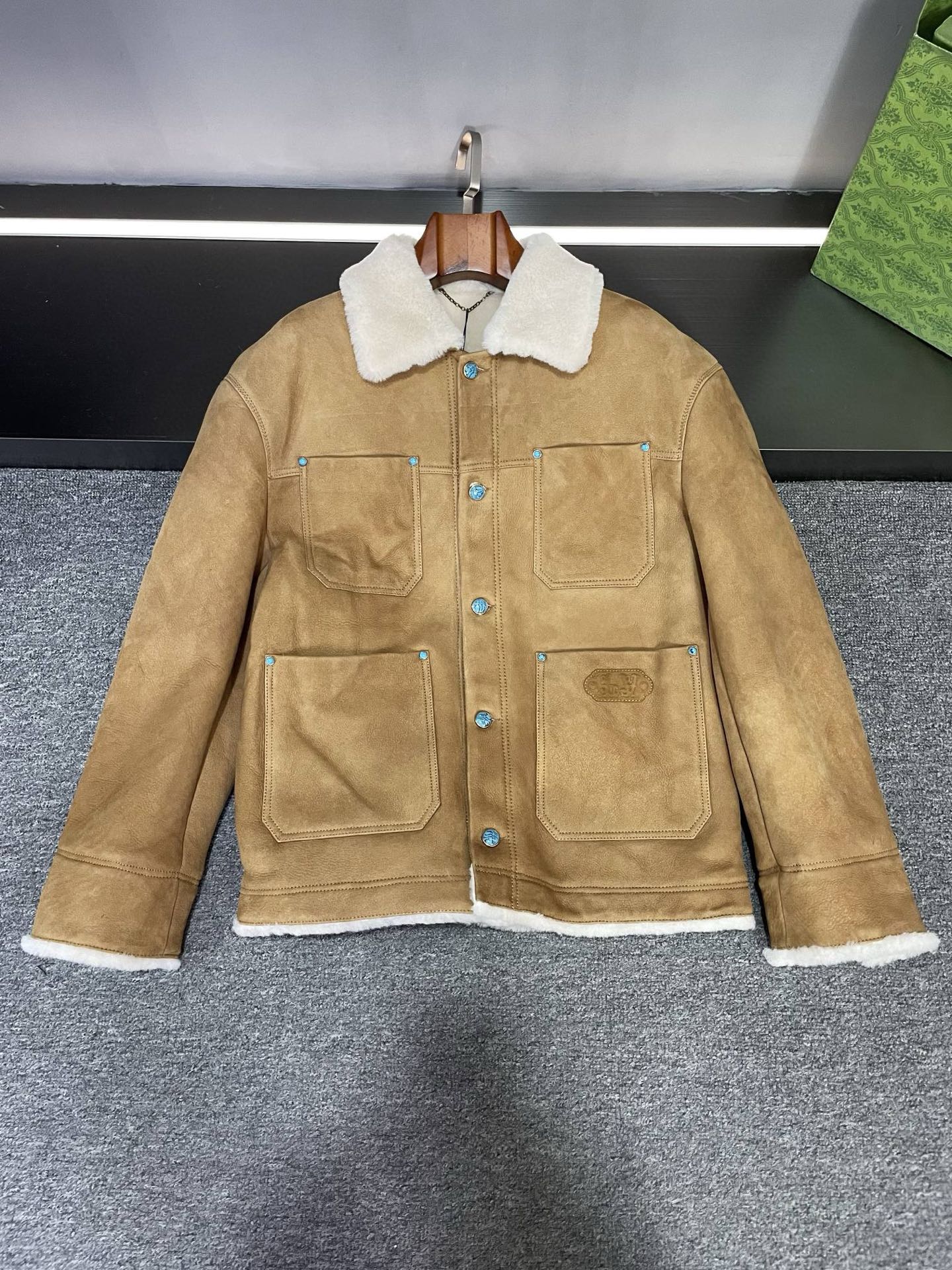 NO:674781,Louis Vuitton LV's new autumn and winter men's fur one-piece jacket, tile detail picture. It is made of imported Merino fur, which is of excellent quality. The khaki color of the leather surface has been sueded, showing a low-key and high-end texture, as if telling a luxurious story. The wool surface is pure white, soft and delicate, giving people the ultimate warmth and comfort.  Paired with a white wool collar, it perfectly blends elegance and fashion. This white wool collar not only adds warmth, but also injects a noble temperament into the overall look. The four front pockets are both practical and beautiful. The LV LOGO patch on the lower left pocket highlights the unique charm and value of the brand. The embellishment of turquoise buttons with the LV brand LOGO is like a bright pearl, adding a touch of bright color and sophistication to this jacket.  LV has always been a leader in the fashion industry, and this fur one-piece jacket perfectly combines the brand's classics with fashion innovation. Whether paired with casual trousers to show casualness, or with formal trousers to act as an elegant gentleman, it can easily make you the focus of attention. Come and own Louis Vuitton's new autumn and winter men's fur one-piece coat, let yourself shine with the most dazzling fashion light this autumn and winter, and start your own fashion legend journey!   Size 48-56.,,louis vuitton,louis vuitton,jackets & coats,Top Customize119860909路易威登 LV 秋冬新款男士皮毛一体外套,平铺细节图  精选进口美利奴皮毛一体,品质卓越非凡.皮革面的卡其色经过反绒处理,呈现出一种低调而高级的质感,仿佛在诉说着奢华的故事.羊毛面则是纯净的白色,柔软细腻,给人极致的温暖与舒适.  搭配白色羊毛领,更是将优雅与时尚完美融合.这个白色羊毛领不仅增添了温暖感,还为整体造型注入了一份尊贵气质.  前幅开四个口袋,实用与美观兼具.左下口袋的 LV LOGO 贴皮,彰显着品牌的独特魅力与价值.而 LV 品牌 LOGO 刻字绿松石纽扣的点缀,则如同璀璨的明珠,为这件外套增添了一抹亮丽的色彩和精致感.  LV一直以来都是时尚界的翘楚,这款皮毛一体外套更是将品牌的经典与时尚创新完美结合.无论是搭配休闲裤展现随性洒脱,还是搭配正装裤演绎优雅绅士,它都能让你轻松成为众人瞩目的焦点.  快来拥有路易威登 秋冬新款男士皮毛一体外套吧,让自己在这个秋冬绽放出最耀眼的时尚光芒,开启属于你的时尚传奇之旅！  码数48-56.,,louis vuitton,louis vuitton,jackets & coats,Top Customize1,Men's clothing