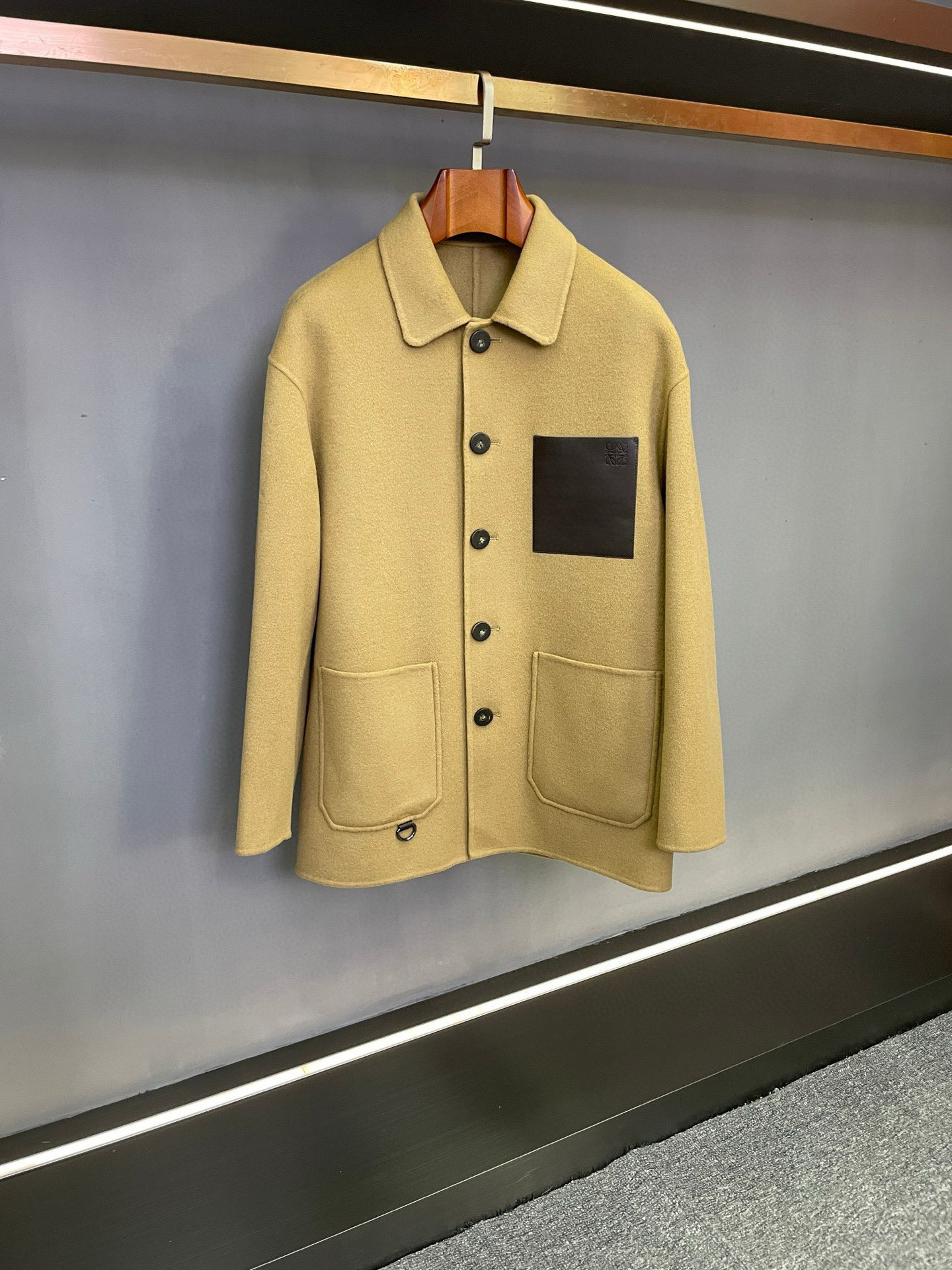 NO:674753,LOEWE's new autumn and winter cashmere coat unlocks high-end autumn and winter wear. The cold is getting colder, and it's time to buy yourself a coat that can resist the cold and show your taste. LOEWE's new autumn and winter cashmere coat is made of selected cashmere imported from Australia. It perfectly integrates top materials and exquisite craftsmanship to present you a must-have fashion item for autumn and winter.  Loewe's coat is available in two colors: classic khaki and calm black. Khaki is warm yet elegant, injecting a soft texture into your autumn and winter looks, easily creating a casual and high-end atmosphere; black is an eternal classic, simple and elegant, versatile and practical, showing a low-key and luxurious style, which can be easily used in both business occasions and daily travel.  The sheepskin pocket design on the chest is soft to the touch, which not only increases practicality, but also becomes the finishing touch on the coat. It complements the delicate cashmere fabric and creates a spark of material and craftsmanship. Above the pocket, Loewe's iconic LOGO is embossed in a low-key yet eye-catching manner. The exquisite craftsmanship makes the brand logo three-dimensional. Every detail tells the brand's profound heritage and extraordinary taste.  It is worth mentioning that this coat is designed with no lining, which retains the softness and warmth of cashmere itself to the greatest extent, allowing you to fit more closely to your body when wearing it, and feel the skin-friendly experience brought by cashmere. It also makes the overall coat lighter and allows you to move more freely.  When you wear this Loewe cashmere coat, whether you are strolling on the bustling urban streets or entering high-end business venues, you will become the center of attention and show your gentlemanly style. It is not only a piece of clothing, but also a symbol of your identity and taste, and the pursuit and interpretation of quality life.  If you are looking for a high-quality cashmere coat that can accompany you throughout autumn and winter, then Loewe's new autumn and winter cashmere coat is definitely your best choice. Come and buy it to start your autumn and winter fashion journey. Size 48-58.,,loewe,loewe,sheepskin,Top Customize119860909LOEWE 罗意威秋冬新款羊绒大衣,解锁秋冬高阶穿搭  寒意渐起,是时候为自己添置一件能抵御寒冷又尽显品味的大衣了.罗意威秋冬新款羊绒大衣,精选澳洲进口羊绒打造,将顶级材质与精湛工艺完美融合,为您呈上一件秋冬必备的时尚单品.  罗意威这件大衣有经典卡其色和沉稳黑色两种颜色可选.卡其色温暖而不失优雅,为您的秋冬造型注入一份柔和的质感,轻松营造出随性又高级的氛围感；黑色则是永恒的经典,简约大气,百搭实穿,彰显低调奢华的格调,无论是商务场合还是日常出行都能轻松驾驭.  胸前的羊皮口袋设计,触感柔软,不仅增加了实用性,更成为大衣上的点睛之笔,与细腻的羊绒面料相互映衬,碰撞出材质与工艺的火花.口袋上方,罗意威标志性的LOGO压花低调又醒目,精致的工艺让品牌标识立体呈现,每一处细节都在诉说着品牌的深厚底蕴与不凡品味.  值得一提的是,这款大衣采用无里布设计,最大程度保留了羊绒本身的柔软与温暖,让您在穿着时更加贴合身体,感受羊绒带来的亲肤体验,同时也使大衣整体更加轻盈,行动更加自如.  当您穿上这件罗意威羊绒大衣,无论是漫步在繁华的都市街头,还是出入高端的商务场所,都能成为众人瞩目的焦点,尽显绅士风范.它不仅是一件衣服,更是您身份与品味的象征,是对品质生活的追求与诠释.  如果您正在寻找一件能陪伴自己度过整个秋冬的高品质羊绒大衣,那么罗意威秋冬新款羊绒大衣绝对是您的不二之选.快来选购,开启属于您的秋冬时尚之旅. 码数48-58.,,loewe,loewe,sheepskin,Top Customize1,Men's clothing