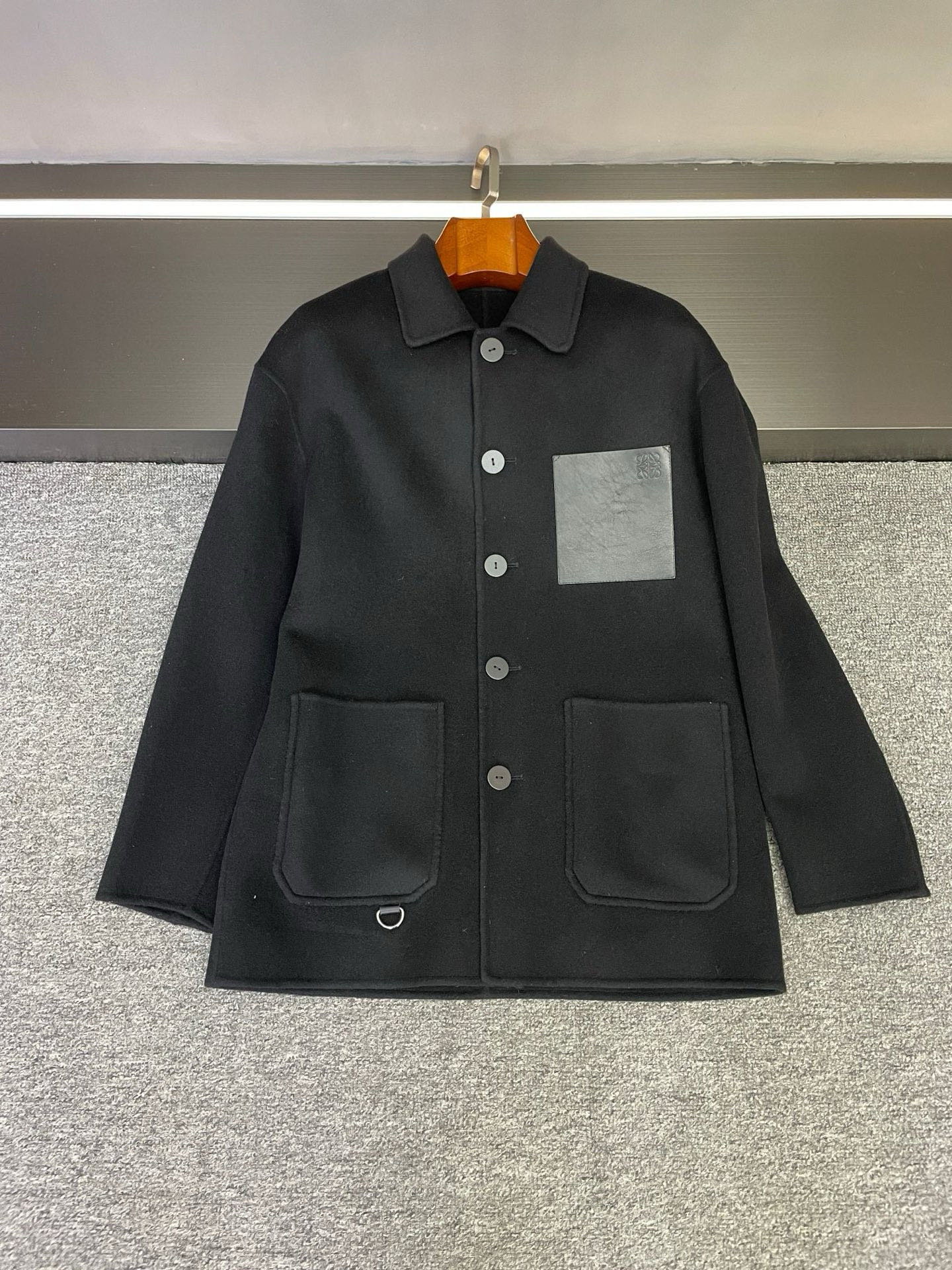 NO:674758,LOEWE's new autumn and winter cashmere coat unlocks high-end autumn and winter wear. The cold is getting colder, and it's time to buy yourself a coat that can resist the cold and show your taste. LOEWE's new autumn and winter cashmere coat is made of selected cashmere imported from Australia. It perfectly integrates top materials and exquisite craftsmanship to present you a must-have fashion item for autumn and winter.  Loewe's coat is available in two colors: classic khaki and calm black. Khaki is warm yet elegant, injecting a soft texture into your autumn and winter looks, easily creating a casual and high-end atmosphere; black is an eternal classic, simple and elegant, versatile and practical, showing a low-key and luxurious style, which can be easily used in both business occasions and daily travel.  The sheepskin pocket design on the chest is soft to the touch, which not only increases practicality, but also becomes the finishing touch on the coat. It complements the delicate cashmere fabric and creates a spark of material and craftsmanship. Above the pocket, Loewe's iconic LOGO is embossed in a low-key yet eye-catching manner. The exquisite craftsmanship makes the brand logo three-dimensional. Every detail tells the brand's profound heritage and extraordinary taste.  It is worth mentioning that this coat is designed with no lining, which retains the softness and warmth of cashmere itself to the greatest extent, allowing you to fit more closely to your body when wearing it, and feel the skin-friendly experience brought by cashmere. It also makes the overall coat lighter and allows you to move more freely.  When you wear this Loewe cashmere coat, whether you are strolling on the bustling urban streets or entering high-end business venues, you will become the center of attention and show your gentlemanly style. It is not only a piece of clothing, but also a symbol of your identity and taste, and the pursuit and interpretation of quality life.  If you are looking for a high-quality cashmere coat that can accompany you throughout autumn and winter, then Loewe's new autumn and winter cashmere coat is definitely your best choice. Come and buy it to start your autumn and winter fashion journey. Size 48-58.,,loewe,loewe,sheepskin,Top Customize119860909LOEWE 罗意威秋冬新款羊绒大衣,解锁秋冬高阶穿搭  寒意渐起,是时候为自己添置一件能抵御寒冷又尽显品味的大衣了.罗意威秋冬新款羊绒大衣,精选澳洲进口羊绒打造,将顶级材质与精湛工艺完美融合,为您呈上一件秋冬必备的时尚单品.  罗意威这件大衣有经典卡其色和沉稳黑色两种颜色可选.卡其色温暖而不失优雅,为您的秋冬造型注入一份柔和的质感,轻松营造出随性又高级的氛围感；黑色则是永恒的经典,简约大气,百搭实穿,彰显低调奢华的格调,无论是商务场合还是日常出行都能轻松驾驭.  胸前的羊皮口袋设计,触感柔软,不仅增加了实用性,更成为大衣上的点睛之笔,与细腻的羊绒面料相互映衬,碰撞出材质与工艺的火花.口袋上方,罗意威标志性的LOGO压花低调又醒目,精致的工艺让品牌标识立体呈现,每一处细节都在诉说着品牌的深厚底蕴与不凡品味.  值得一提的是,这款大衣采用无里布设计,最大程度保留了羊绒本身的柔软与温暖,让您在穿着时更加贴合身体,感受羊绒带来的亲肤体验,同时也使大衣整体更加轻盈,行动更加自如.  当您穿上这件罗意威羊绒大衣,无论是漫步在繁华的都市街头,还是出入高端的商务场所,都能成为众人瞩目的焦点,尽显绅士风范.它不仅是一件衣服,更是您身份与品味的象征,是对品质生活的追求与诠释.  如果您正在寻找一件能陪伴自己度过整个秋冬的高品质羊绒大衣,那么罗意威秋冬新款羊绒大衣绝对是您的不二之选.快来选购,开启属于您的秋冬时尚之旅. 码数48-58.,,loewe,loewe,sheepskin,Top Customize1,Men's clothing