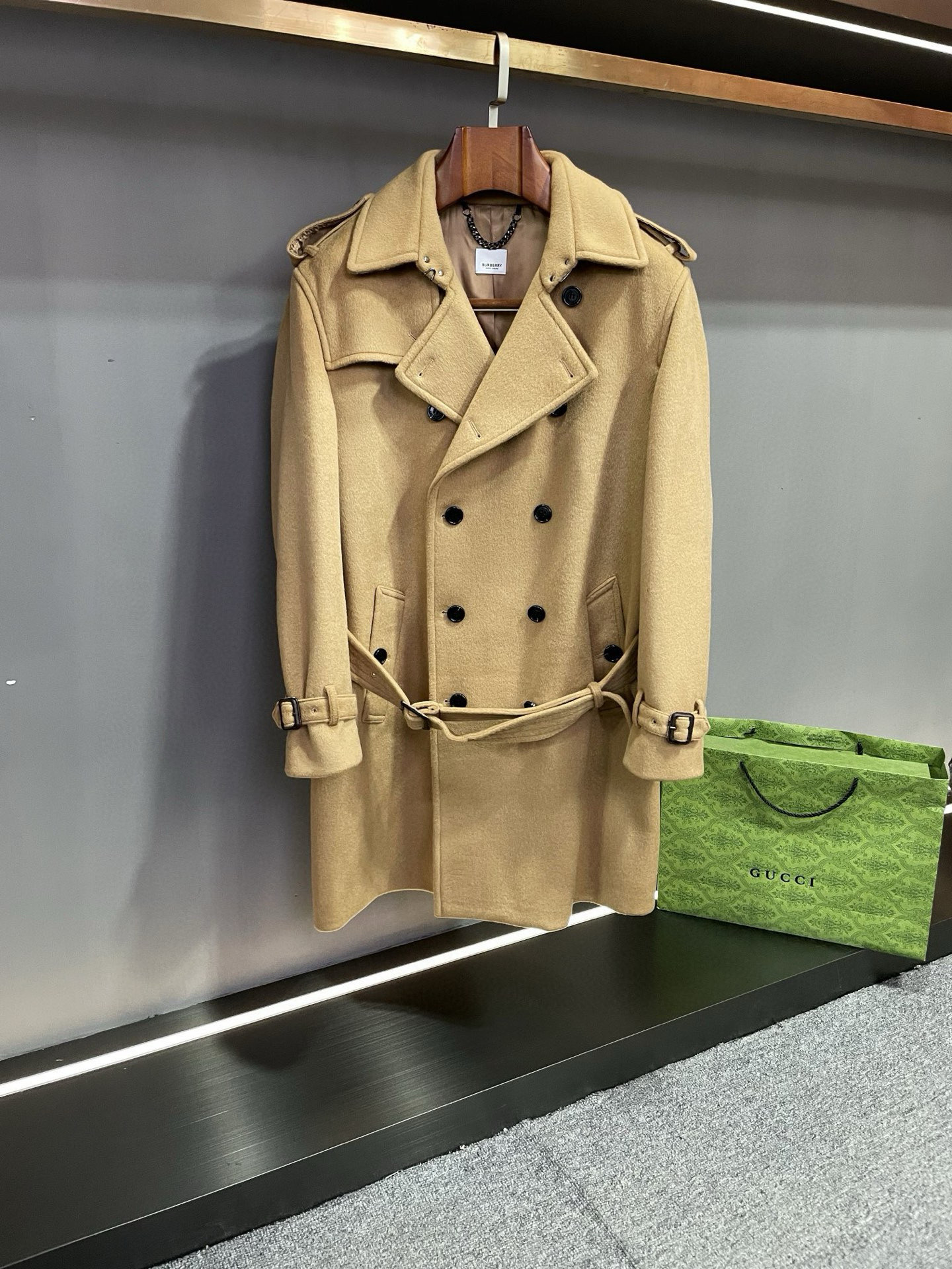 NO:674784,BURBERRY's new autumn and winter men's Kensington TRENCH cashmere coat is the perfect fusion of Burberry's classics and quality. It is carefully made of cashmere imported from Australia, with unparalleled texture. The softness and warmth of cashmere bring you the ultimate comfort experience in autumn and winter. Available in two classic colors, black and khaki, whether you prefer calm black or elegant and fashionable khaki, it can meet your different needs.  Burberry's Kenshiton coat is an aura style, showing the composure and confidence of men. As the iconic Kenshiton cashmere coat of BURBERRY, it inherits the brand's classic design and excellent quality. The plaid cashmere below the collar is a unique design detail that adds a sense of fashion and personality to the coat. The interior is made of BURBERRY  The jacquard lining and exquisite jacquard craftsmanship highlight the brand's high-end quality. From the outside to the inside, every detail has been carefully crafted, showing Burberry's persistent pursuit of quality. Whether it is a business occasion or leisure time, this Burberry men's cashmere coat can make you the focus of attention. It is not only a piece of clothing, but also a reflection of a life attitude. Choosing Burberry means choosing the perfect fusion of quality and fashion. An essential final item for a charming man's autumn and winter wardrobe.  Size S-XXL.,,burberry,burberry,Top Customize119860909巴宝莉 BURBERRY 秋冬新款男士 肯辛顿 TRENCH 羊绒大衣,巴宝莉家经典与品质的完美融合.  它采用澳洲进口羊绒精心打造,质感无与伦比.羊绒的柔软与温暖,为您在秋冬季节带来极致的舒适体验.有黑色和卡其色两个经典颜色,无论您偏爱沉稳大气的黑色,还是优雅时尚的卡其色,都能满足您的不同需求.  Burberry这款肯希顿大衣是气场款,尽显男性的沉稳与自信.作为 BURBERRY 家标志性的肯希顿羊绒大衣,它传承了品牌的经典设计与卓越品质.领子下方为格纹羊绒,这一独特的设计细节,为大衣增添了一份时尚感与个性魅力.  内部采用 BURBERRY 提花里布,精致的提花工艺彰显了品牌的高端品质.从外到内,每一个细节都经过精心雕琢,展现出巴宝莉对品质的执着追求.  无论是商务场合还是休闲时光,这款巴宝莉男士羊绒大衣都能让您成为众人瞩目的焦点.它不仅是一件衣服,更是一种生活态度的体现.选择Burberry,就是选择品质与时尚的完美融合.  魅力男士秋冬衣橱必不可少的压轴单品. 码数S-XXL.,,burberry,burberry,Top Customize1,Men's clothing