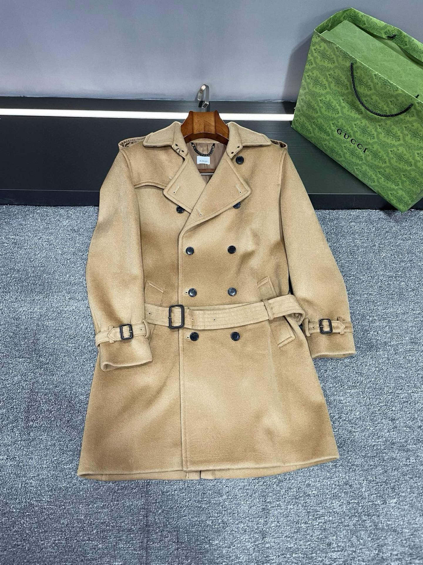 NO:674786,Burberry BUEBERRY currently recommends the new autumn and winter Kenshidon men's cashmere coat, which shows the extraordinary charm of men. This coat is carefully made of high-weight cashmere imported from Australia. The texture is soft and delicate, as if you are touching the clouds. Every inch of cashmere exudes luxury and warmth, giving you the ultimate comfortable experience.  There are two classic colors available: black and khaki. Whether it is calm and elegant black or fashionable and versatile khaki, you can easily show your unique temperament. This coat is an aura style. When you wear it, you will be the focus of the crowd. The design of BURBERRY's iconic Kenshiton cashmere coat is simple yet elegant. The plaid cashmere decoration under the collar adds a sense of fashion and layering to the whole. And BURBERRY  The jacquard lining is the luxury hidden inside, highlighting the brand's exquisite craftsmanship and quality. This cashmere coat is not only a piece of clothing, but also an attitude towards life. It represents elegance, confidence and quality, allowing you to exude charming charm in any occasion. Come and admire these tiled details and feel the beauty of Burberry's excellent quality and design. Whether it is paired with a suit or casual wear, this coat can be perfectly matched and show your fashion taste.  Don't miss this autumn and winter fashion choice, let Burberry's new autumn and winter men's cashmere coat become a classic in your wardrobe. Size S-XXL black khaki,,burberry,burberry,business suit,Top Customize119860909巴宝莉 BUEBERRY 现货主推 秋冬新款肯希顿男士羊绒大衣,尽显男士非凡魅力  这款大衣是由澳洲进口高克重羊绒精心打造,质感柔软细腻,仿佛在触摸云朵.每一寸羊绒都散发着奢华与温暖,给予你极致的舒适体验.  有黑色和卡其色两个经典颜色可选,无论是沉稳大气的黑色,还是时尚百搭的卡其色,都能轻松展现你的独特气质.这款大衣堪称气场款,穿上它,你就是人群中的焦点.  BURBERRY 家标志性的肯希顿羊绒大衣设计,简约而不失优雅.领子下方的格纹羊绒装饰,为整体增添了一份时尚感与层次感.而 BURBERRY 提花里布,则是隐藏在内部的奢华,彰显着品牌的精湛工艺与品质.  这款羊绒大衣不仅是一件衣服,更是一种生活态度.它代表着优雅、自信与品质,让你在任何场合都能散发出迷人的魅力.  快来欣赏这些平铺细节图,感受巴宝莉的卓越品质与设计之美.无论是搭配西装还是休闲装,这款大衣都能完美适配,展现你的时尚品味.  不要错过这个秋冬的时尚之选,让巴宝莉 秋冬新款男士羊绒大衣成为你衣橱中的经典之作.  码数S-XXL 黑色 卡其色,,burberry,burberry,business suit,Top Customize1,Men's clothing