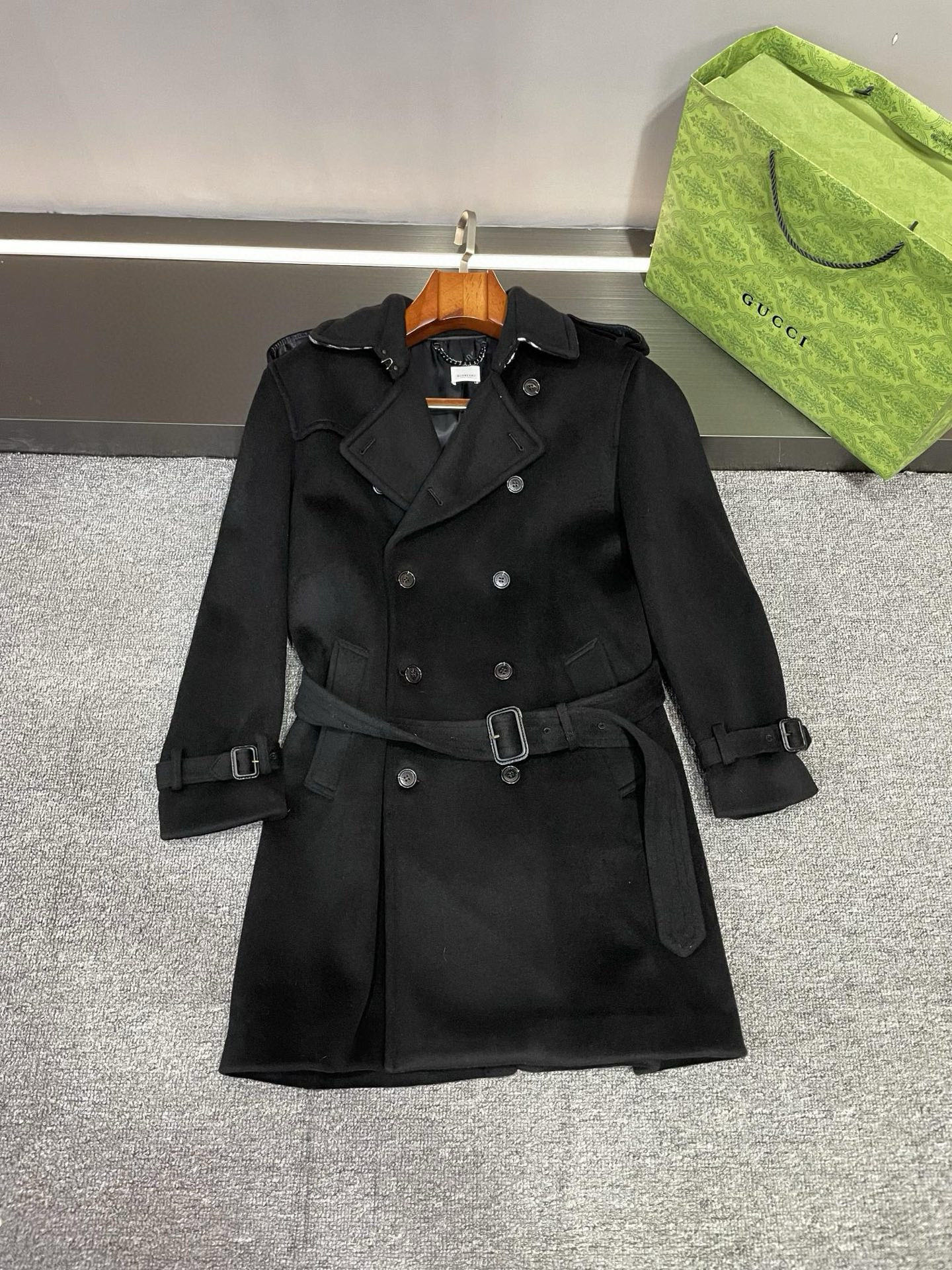 NO:674790,Burberry BUEBERRY currently recommends the new autumn and winter Kenshidon men's cashmere coat, which shows the extraordinary charm of men. This coat is carefully made of high-weight cashmere imported from Australia. The texture is soft and delicate, as if you are touching the clouds. Every inch of cashmere exudes luxury and warmth, giving you the ultimate comfortable experience.  There are two classic colors available: black and khaki. Whether it is calm and elegant black or fashionable and versatile khaki, you can easily show your unique temperament. This coat is an aura style. When you wear it, you will be the focus of the crowd. The design of BURBERRY's iconic Kenshiton cashmere coat is simple yet elegant. The plaid cashmere decoration under the collar adds a sense of fashion and layering to the whole. And BURBERRY  The jacquard lining is the luxury hidden inside, highlighting the brand's exquisite craftsmanship and quality. This cashmere coat is not only a piece of clothing, but also an attitude towards life. It represents elegance, confidence and quality, allowing you to exude charming charm in any occasion. Come and admire these tiled details and feel the beauty of Burberry's excellent quality and design. Whether it is paired with a suit or casual wear, this coat can be perfectly matched and show your fashion taste.  Don't miss this autumn and winter fashion choice, let Burberry's new autumn and winter men's cashmere coat become a classic in your wardrobe. Size S-XXL black khaki.,,burberry,burberry,business suit,Top Customize119860909巴宝莉 BUEBERRY 现货主推 秋冬新款肯希顿男士羊绒大衣,尽显男士非凡魅力  这款大衣是由澳洲进口高克重羊绒精心打造,质感柔软细腻,仿佛在触摸云朵.每一寸羊绒都散发着奢华与温暖,给予你极致的舒适体验.  有黑色和卡其色两个经典颜色可选,无论是沉稳大气的黑色,还是时尚百搭的卡其色,都能轻松展现你的独特气质.这款大衣堪称气场款,穿上它,你就是人群中的焦点.  BURBERRY 家标志性的肯希顿羊绒大衣设计,简约而不失优雅.领子下方的格纹羊绒装饰,为整体增添了一份时尚感与层次感.而 BURBERRY 提花里布,则是隐藏在内部的奢华,彰显着品牌的精湛工艺与品质.  这款羊绒大衣不仅是一件衣服,更是一种生活态度.它代表着优雅、自信与品质,让你在任何场合都能散发出迷人的魅力.  快来欣赏这些平铺细节图,感受巴宝莉的卓越品质与设计之美.无论是搭配西装还是休闲装,这款大衣都能完美适配,展现你的时尚品味.  不要错过这个秋冬的时尚之选,让巴宝莉 秋冬新款男士羊绒大衣成为你衣橱中的经典之作.  码数S-XXL 黑色 卡其色.,,burberry,burberry,business suit,Top Customize1,Men's clothing