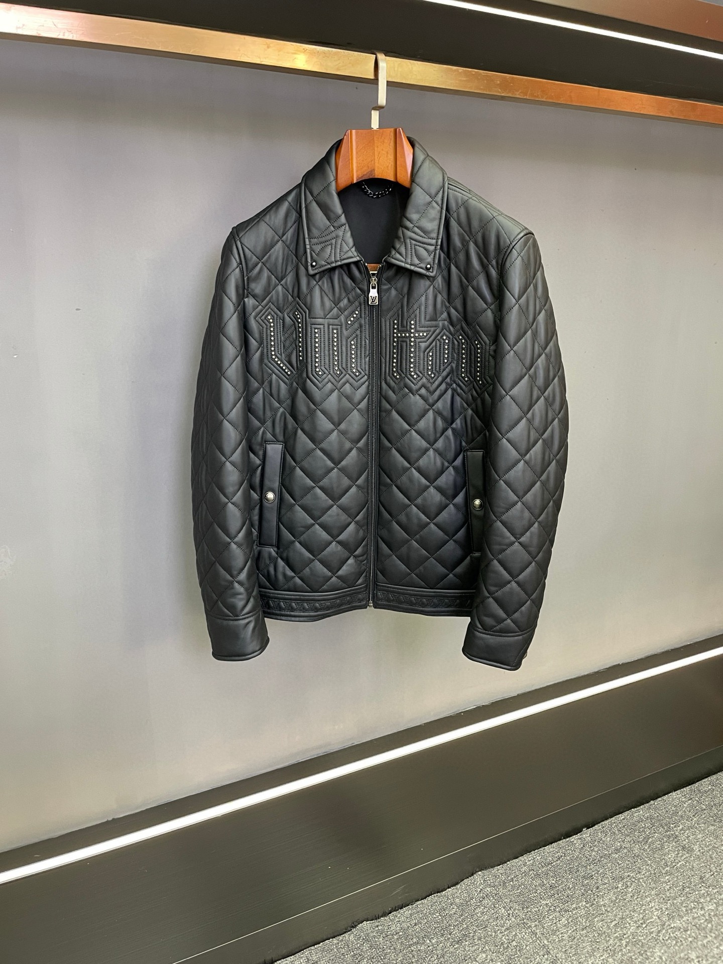 NO:674792,LV Louis Vuitton's autumn and winter men's sheepskin jacket is a blend of classics and ingenuity. Lujia's autumn and winter men's sheepskin jacket uses excellent materials and exquisite craftsmanship to interpret the brand's unremitting pursuit of high fashion, injecting elegance and strength into contemporary men's autumn and winter wardrobes.  This jacket from Lvjia is carefully crafted from black sheepskin imported from Australia. The leather is fine and flexible, with both crisp texture and comfortable touch. It develops a unique warm luster over time, showing a low-key luxury. The interior is designed with rhombus lines and filled with thin cotton, which maintains a neat silhouette while also taking into account the thermal performance, balancing style and temperature.  The design details highlight the brand's ingenuity. The rivet technology on the chest cleverly presents the brand's iconic elements. The metallic texture is in sharp contrast with the warmth of the sheepskin, conveying individual attitude in the details. The large brand LOGO on the back is presented with exquisite embroidery technology, with smooth and full lines, becoming the visual focus without losing the calm style. The LV brand LOGO fully embroidered on the hem lays out the classic elements in a dense but not complicated way, strengthening the brand recognition while showing the precision and rigor of the craftsmanship.  Whether it is a calm appearance in a business occasion or a stylish expression of daily wear, this jacket can be easily controlled and gives the wearer a confident aura. Louis Vuitton has accumulated a century of craftsmanship and perfectly blends functionality and artistry to create this autumn and winter item worth collecting. Size 48-56.,,louis vuitton,louis vuitton,louis vuitton,louis vuitton,jackets & coats,sheepskin,Top Customize119860909LV 路易威登秋冬男士羊皮外套经典与匠心的交融之作  驴家秋冬系列男士羊皮外套,以卓越材质与精湛工艺,诠释品牌对高级时装的不懈追求,为当代男士的秋冬衣橱注入优雅与力量并存的穿搭选择.  驴家这款外套甄选澳洲进口黑色羊皮精心打造,皮质细腻柔韧,兼具挺括质感与舒适触感,随穿着时间沉淀出独特的温润光泽,尽显低调奢华.内里采用菱形行线设计并填充薄棉,在保持利落廓形的同时,兼顾保暖性能,让风度与温度达成平衡.  设计细节处彰显品牌巧思胸前以铆钉工艺巧妙呈现品牌标志性元素,金属质感与羊皮的温润形成鲜明对比,于细节中传递个性态度；后背大型品牌LOGO以精致绣花工艺呈现,线条流畅饱满,成为视觉焦点的同时不失沉稳格调；下摆满绣的LV品牌LOGO,将经典元素以密集却不繁复的方式铺陈,强化品牌辨识度的同时,展现手工艺的精密与严谨.  无论是商务场合的从容亮相,还是日常穿搭的格调表达,这款外套都能轻松驾驭,为穿着者赋予自信气场.路易威登以百年工艺积淀,将功能性与艺术性完美融合,成就这件值得收藏的秋冬单品.  码数48-56.,,louis vuitton,louis vuitton,louis vuitton,louis vuitton,jackets & coats,sheepskin,Top Customize1,Men's clothing