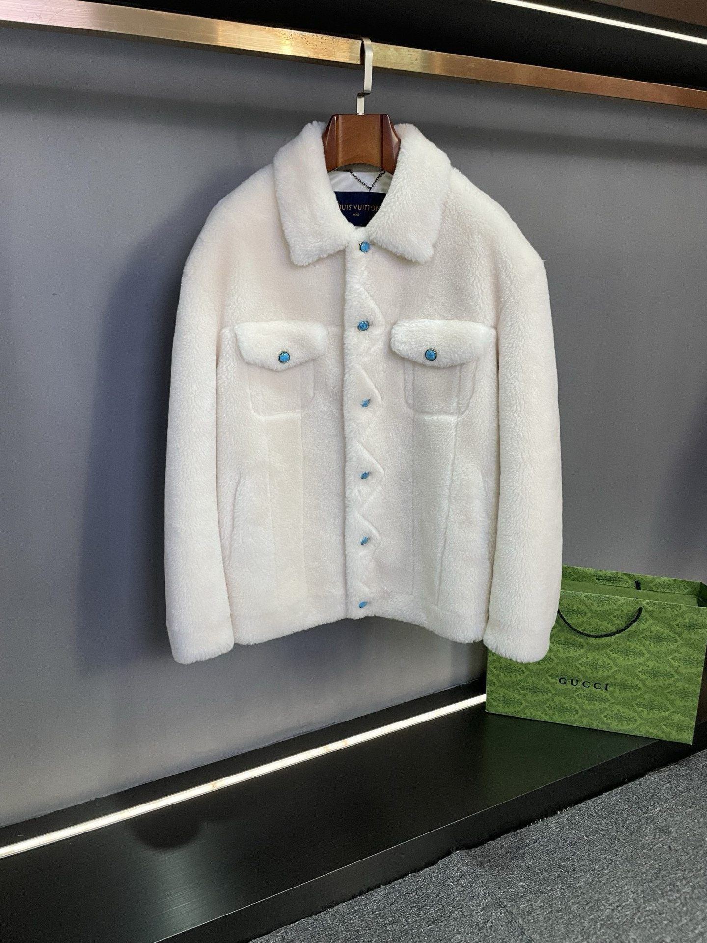 NO:674798,Louis Vuitton LV's new autumn and winter wool coat is a blend of luxury and purity. This coat from Lujia is carefully made of imported merino wool. Its texture is soft and smooth, caressing the skin like silk, bringing the wearer the ultimate comfortable experience. The pure white color, like the first snow in winter, symbolizes flawlessness and elegance, exuding a unique charm among the crowd.  The embellishment of turquoise buttons on this coat from Lvjia is a stroke of genius. Its color is fresh and bright, which sets off against the white wool, adding a bit of agility and liveliness, making the whole coat no longer monotonous. What’s more worth mentioning is that the LV pattern composed of diamonds of different sizes under the back collar  The LOGO shines brightly under the light, like the most dazzling star in the night sky, highlighting the unparalleled luxury temperament of the Louis Vuitton brand. This jacket is not only a warm garment, but also an exquisite work of art. It is the best choice for fashion elites to show their unique taste in autumn and winter. Size 48-56...,,louis vuitton,louis vuitton,louis vuitton,louis vuitton,jackets  & coats,Top Customize119860909路易威登 LV 秋冬新款羊毛外套奢华与纯净的交融 驴家这件外套采用进口美丽奴羊毛精心打造,其质地柔软顺滑,如丝般轻抚肌肤,为穿着者带来极致的舒适体验.纯净的白色,宛如冬日初雪,象征着无暇与高雅,在人群中散发出独特的魅力.  驴家这款外套上绿松石纽扣的点缀堪称神来之笔,其色彩清新而明亮,与白色羊毛相互映衬,增添了几分灵动与活泼,使整件外套不再单调.更值得一提的是,后衣领下方由大小不一的钻石组成的 LV LOGO,在光线的照耀下璀璨生辉,犹如夜空中最耀眼的星辰,彰显出路易威登品牌无与伦比的奢华气质.这件外套不仅是保暖的服饰,更是一件精美绝伦的艺术品,是时尚精英们在秋冬季节展现独特品味的不二之选. 码数48-56..,,louis vuitton,louis vuitton,louis vuitton,louis vuitton,jackets & coats,Top Customize1,Men's clothing