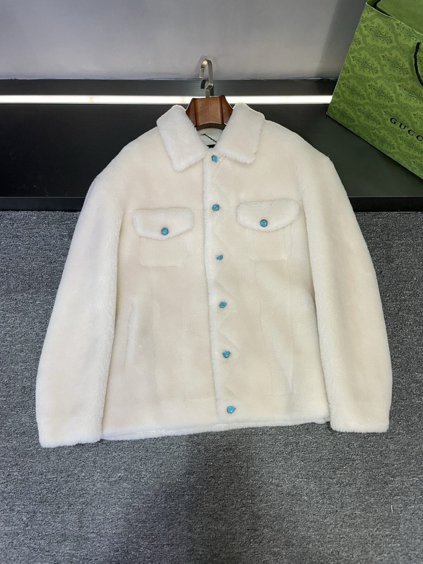 NO:674800,Louis Vuitton LV's new autumn and winter wool coat | The beauty of luxury. This coat from Lujia is made of imported merino wool. The texture is like being touched by an angel. It is incredibly soft and is super comfortable to wear next to the body!  And it is that pure and flawless white color. Wearing it, you will be like a snow prince in winter, exuding elegance... Here’s the key point!  It is embellished with turquoise buttons, like stars in the night sky, shining in the white world, instantly making the whole jacket come alive. Also, under the back collar is the LV LOGO composed of diamonds. The diamonds are of different sizes, but arranged just right, like an art treasure. Under the light, it is dazzling, highlighting the unique luxury and nobility of Louis Vuitton.  Wearing this Louis Vuitton wool jacket, you will be the most handsome boy on the street, with a sense of fashion and high-end!  Whether it's a date or a party, it can make you the center of attention. Darlings, what are you waiting for?   Size 48-56.,,louis vuitton,louis vuitton,louis vuitton,louis vuitton,jackets & coats,Top Customize119860909路易威登 LV 秋冬新款羊毛外套 | 奢华之美  驴家这件外套是用进口的美丽奴羊毛打造的,那质感,就像被天使抚摸过一样,柔软得不像话,贴身穿超级舒服呢！而且它是那种纯洁无瑕的白色,穿上它,你就像冬日里的雪之王子,散发着高雅的气质..  重点来咯！上面有绿松石纽扣点缀,就像夜空中的繁星一样,在白色的世界里闪耀,瞬间让整件外套变得生动起来.  还有哦,后衣领下方是由钻石组成的 LV LOGO,钻石大小不一,却排列得恰到好处,就像一件艺术珍品.在光的照耀下,它璀璨夺目,彰显着路易威登独有的奢华与尊贵.  穿上这件路易威登羊毛外套,你就是街头最靓的仔,时尚感和高级感直接拉满！不管是约会还是参加派对,它都能让你成为焦点.宝子们,还等什么呢？  码数 48-56.,,louis vuitton,louis vuitton,louis vuitton,louis vuitton,jackets & coats,Top Customize1,Men's clothing