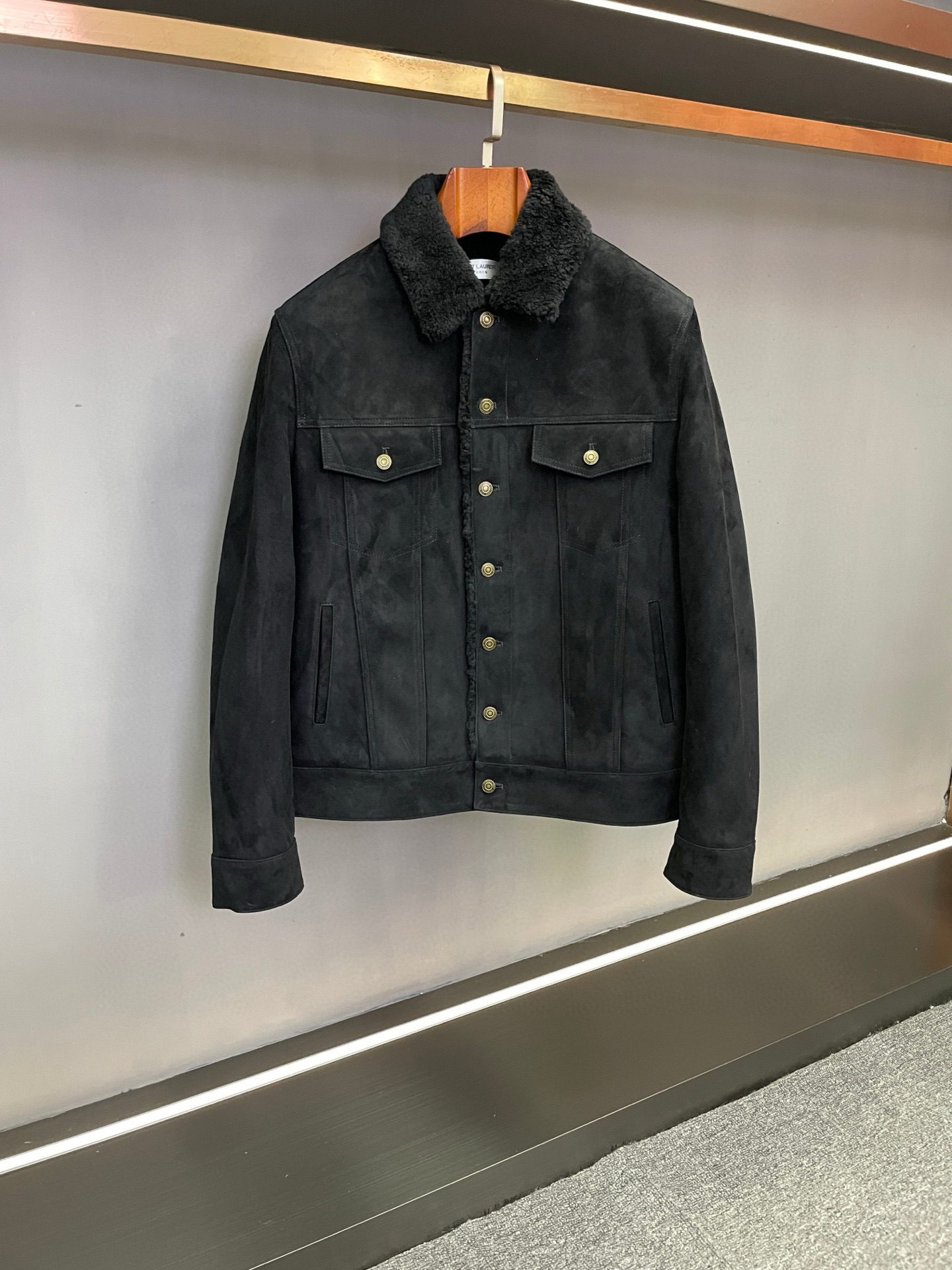 NO:674785,YSL Saint Laurent autumn and winter men's fur one-piece jacket reshapes winter luxury style. In the autumn and winter men's wear series, YSL reconstructs the modern gentleman's wardrobe with classic elements and launches men's black merino fur one-piece jacket, which perfectly integrates the luxurious texture of natural materials and practical design, becoming an iconic item that combines warmth and style in the cold winter.  Saint Laurent's jacket is made of high-quality black merino fur. It relies on the fine and dense natural advantages of merino wool. It has both outstanding warmth and soft touch. The leather surface is flexible and crisp, and it can develop a unique texture as it is worn.  It shows the elegance imprinted by time. The carefully designed lamb wool element at the neckline is fluffy, plump and warm to the skin. It not only strengthens the cold resistance, but also creates a subtle contrast between the delicate texture and the leather, injecting a low-key luxury atmosphere into the overall look.  The silhouette of the classic denim jacket is innovatively adopted, and the neat lines outline the tall and straight figure of urban men, breaking the traditional heaviness of fur and presenting a light and free wearing experience. The flap pockets embellished on the chest not only continue the practical genes of denim items, but also echo the brand's minimalist aesthetics with a simple design language, achieving a balance between functionality and appreciation.  From daily commuting to weekend trips, this jacket can be easily worn. Pair it with a simple knitted sweater and casual trousers to interpret a casual yuppie style; match it with a shirt and trousers to switch to a business casual scene. As Saint Laurent's sincere autumn and winter work, it is not only a practical choice to resist the cold, but also an investment-grade item that demonstrates taste. Size 48-58.,,saint laurent,saint laurent,jackets & coats,shirts,Top  Customize19860909YSL 圣罗兰秋冬男士皮毛一体外套重塑冬日奢雅格调  在秋冬男装系列中,YSL以经典元素重构现代绅士衣橱,推出男士黑色美利奴皮毛一体外套,将天然材质的奢华质感与实用设计完美融合,成为寒冬里兼具温度与格调的标志性单品.  圣罗兰这件外套甄选高品质黑色美利奴皮毛一体打造,依托美利奴羊毛细腻密实的天然优势,兼具出众保暖性与柔软触感,皮面柔韧挺括,随着穿着更能沉淀出独特质感,尽显时光赋予的优雅印记.领口处精心设计的羊羔毛元素,蓬松丰盈且温暖亲肤,不仅强化了御寒性能,更以细腻纹理与皮质形成巧妙对比,为整体造型注入低调奢华气息.  版型上创新采用经典牛仔外套轮廓,利落线条勾勒出都市男性的挺拔身形,打破传统皮毛一体的厚重感,呈现出轻盈洒脱的穿着体验.胸前点缀的揭盖口袋,既延续了牛仔单品的实用基因,又以简约设计语言呼应品牌极简美学,让功能性与观赏性达成平衡.  从日常通勤到周末出行,这款外套皆能轻松驾驭.内搭简约针织衫与休闲长裤,可诠释随性雅痞格调；搭配衬衫与西裤,则能切换至商务休闲场景.作为圣罗兰秋冬的诚意之作,它不仅是抵御严寒的实用之选,更是彰显品位的投资级单品.  码数48-58.,,saint laurent,saint laurent,jackets & coats,shirts,Top Customize1,Men's clothing