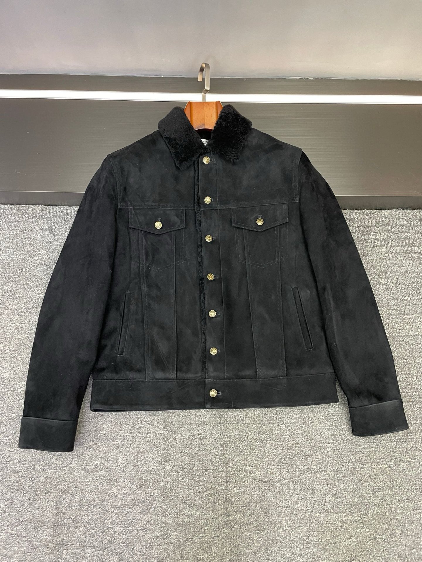 NO:674787,Yves Saint Laurent's autumn and winter men's fur coat | The high-end collision of denim and fur. Saint Laurent's men's fur coat this season understands the needs of sportsmen!  Put frankness and warmth into a piece of clothing, and it will directly fill the autumn and winter atmosphere. The material is really high-end that can be seen with the naked eye!  It is made of black merino fur. The wool is as delicate as clouds and sticks to the skin, but the leather panel has stiff muscles. This material is very breathable, keeps you warm without sweating, and has a natural luster as you wear it. It is a textured item that can be worn for several years. The best thing is the combination of denim jacket style + lamb fur collar!  The free and easy look of denim offsets the heavy feeling of fur. The shoulder lines are neat and not weighing down the body. The fluffy lamb fur collar is warm and layered. The flap pocket on the chest is the finishing touch. It is practical and adds retro details. It hides a sense of design in a low-key manner.  The matching is also easy. Wear a turtleneck sweater + straight jeans under it, which is a cool American retro style; wear a solid color base with casual pants, and you can hold it for commuting and dating. It is just right to wear alone in autumn and winter in the south, and it is not bulky when layered in the north. It is practical and practical. YSL never disappoints, this piece has the right balance of warmth and style, and you can wear it with your eyes closed. Size 48-58,, saint laurent, saint laurent, jeans, jackets &  coats,sweaters,Top Customize119860909圣罗兰秋冬男士皮毛一体｜牛仔与皮草的高级碰撞  圣罗兰这季的男士皮毛一体外套太懂型男需求了！把率性与温暖揉进一件衣服里,秋冬氛围感直接拉满  材质真的肉眼可见的高级！用的是黑色美利奴皮毛一体,羊毛细腻得像云朵贴肤,皮板却带着挺括筋骨.这种材质透气性超棒,保暖的同时不会闷汗,而且越穿越有自然光泽,完全是能穿好几年的质感单品.  最绝的是牛仔外套版型+羊羔毛领的组合！牛仔的洒脱中和了皮草的厚重感,肩部线条利落不压个子,配上蓬松的羊羔毛领,既暖又有层次感.胸前的揭盖口袋是点睛之笔,实用又添复古细节,低调里藏着设计感.  搭配也很省心内搭高领毛衣+直筒牛仔裤,是美式复古痞帅风；换件纯色打底配休闲裤,通勤约会都hold住.南方秋冬单穿刚好,北方叠穿大衣也不臃肿,实穿性拉满.  YSL果然从不让人失望,这件把温暖与格调平衡得恰到好处,闭眼入都不亏  码数48-58,,saint laurent,saint laurent,jeans,jackets & coats,sweaters,Top Customize1,Men's clothing