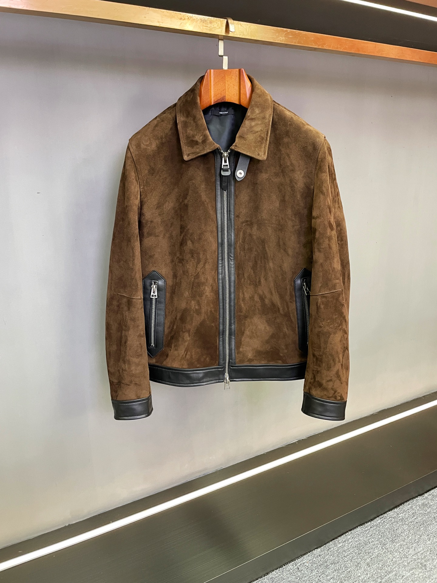 NO:674793,TOM FORD Autumn and Winter Men's Suede Sheepskin Jacket is a statement of style in texture and shape. When the cold winds in autumn and winter begin, TOM FORD uses precise design language to integrate luxurious texture and practical aesthetics into the new autumn and winter men's Suede Sheepskin Jacket, injecting timeless charm into the wardrobe of urban men.  Fabric is the core footnote of quality. The jacket is made of brown suede sheepskin imported from New Zealand, inheriting the natural genes of local high-quality leather - the leather surface has a delicate and natural velvety texture, soft and elastic to the touch, and shows the original texture when you touch it. After careful tanning process, the leather not only retains the softness of sheepskin, but also has the right degree of stiffness, allowing the wearing experience and style to be synchronized.  The design game in the details is even more ingenious. The placket, cuffs and hem are edged with black glossy sheepskin, and the collision of two textures of leather creates a distinct visual hierarchy - the warmth of matte suede and the sharpness of glossy leather set off each other, like a symbiosis of elegance and sharpness, which not only strengthens the silhouette of the clothes, but also injects modern tension into the classic brown. This design continues TOM FORD  The opposite aesthetics of the autumn series interprets the diverse charm of urban men in the balance of rigorous style and frankness. From neat matching for daily commuting to evening social style, this jacket adapts to multiple scenes with its slim and neat silhouette. It is not only a warm barrier against the cold wind, but also TOM FORD's profound interpretation of masculine charm - allowing every wearer to reveal effortless elegance inadvertently. TOM FORD  Autumn and winter men's suede sheepskin jackets, with rare materials as the bones and exquisite craftsmanship as the soul, define a new paradigm of high-end clothing in autumn and winter. M-3XL,,tom ford,jackets & coats,sheepskin,Top Customize119860909TOM FORD 秋冬男士反绒羊皮外套质与形的格调宣言 当秋冬寒风渐起,TOM FORD以精准的设计语言,将奢华质感与实用美学融入秋冬新款男士反绒羊皮外套,为都市男性的衣橱注入隽永魅力. 面料是品质的核心注脚.外套甄选新西兰进口棕色反绒羊皮,承袭当地优质皮料的天然基因——皮面带着细腻自然的绒感肌理,触感软糯且富有回弹,轻抚间尽显原生质感.经过精细鞣制工艺处理,皮革既保留了绵羊皮的柔软亲肤,又兼具恰到好处的挺括度,让穿着体验与格调感同步在线. 细节处的设计博弈更显匠心.门襟、袖口及下摆采用黑色亮面羊皮包边,以两种质感的皮革碰撞形成鲜明视觉层次——哑光绒面的温润与亮面皮革的利落相互映衬,如同优雅与锋芒的共生,既强化了衣物的轮廓感,又为经典棕色注入现代张力.这种设计延续了TOM FORD 秋季系列的对立美学,在严谨格调与率性气韵的平衡中,诠释都市男性的多元魅力. 从日常通勤的利落搭配到晚间社交的格调展现,这件外套以修身利落的廓形适配多元场景.它不仅是抵御寒风的温暖屏障,更是TOM FORD对男性魅力的深刻注解——让每一位穿着者,都能在不经意间流露毫不费力的优雅. TOM FORD 秋冬男士反绒羊皮外套,以珍稀材质为骨,以精湛工艺为魂,定义秋冬高端着装新范式. M-3XL,,tom ford,jackets & coats,sheepskin,Top Customize1,Men's clothing