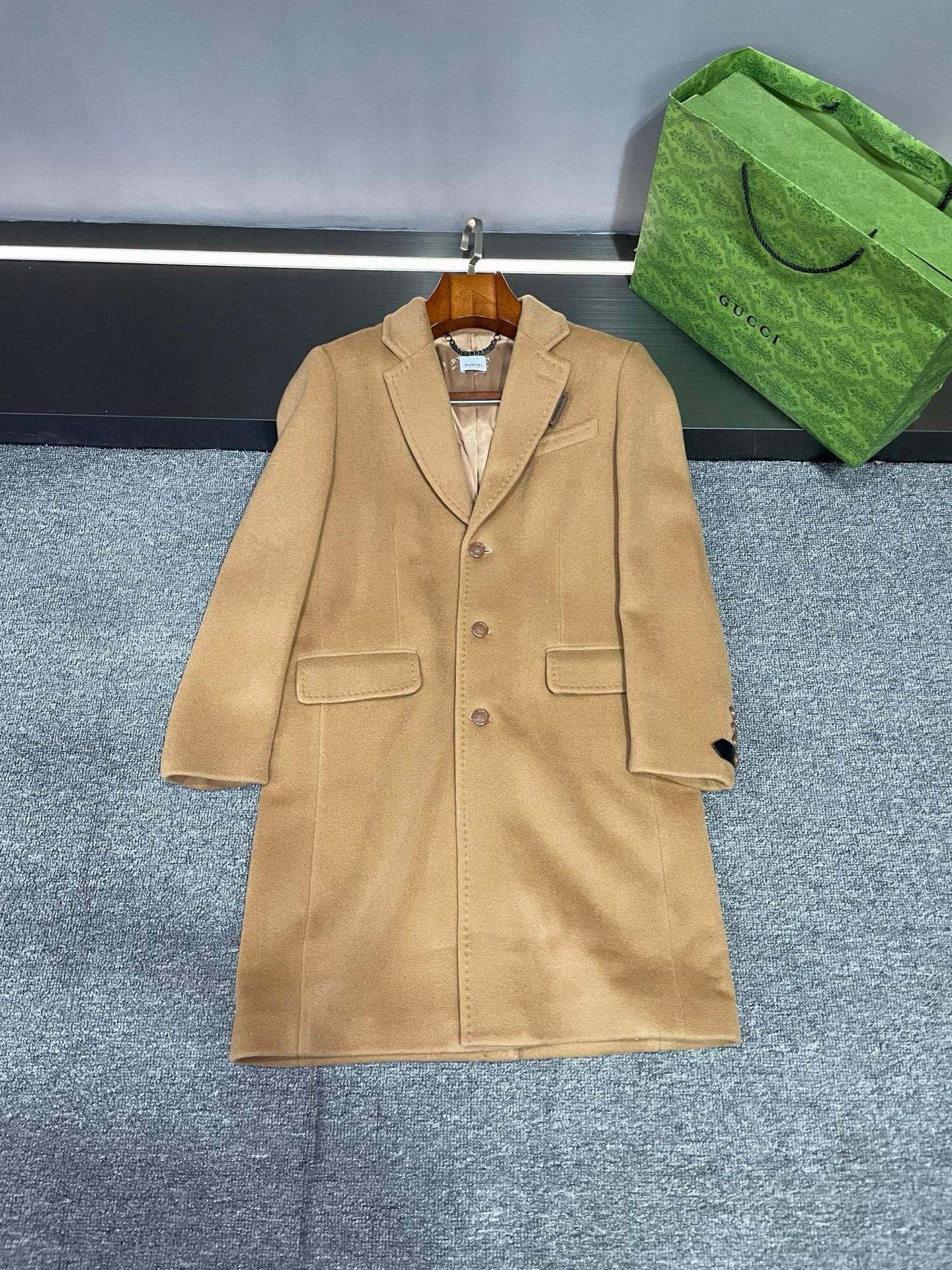 NO:674672,Burberry's new autumn and winter men's cashmere coat. Burberry's mid-length coat is carefully made of cashmere imported from Australia. It has excellent quality and is soft and delicate to the touch, as if you are touching clouds. The warmth and comfort of cashmere allow you to feel the ultimate care in the cold autumn and winter. Two classic colors, black and khaki, are available to meet different fashion tastes.  The design of the suit collar coat is fashionable and majestic. The mid-length version is full of aura, making you the center of attention wherever you go. It can be matched with formal wear to show your business charm, or with casual wear to create a fashionable casual style. The Burberry LOGO on the side seam of the collar is low-key and luxurious, highlighting the unique charm of the brand. The Burberry TB LOGO on the left sleeve  The embossed leather decoration adds fashion and personality to this coat. Every detail has been carefully designed to reflect the brand's exquisite craftsmanship. The Burberry jacquard lining inside is exquisite. When you wear this coat, the lining that is exposed inadvertently shows your taste and style to the world. Burberry  Men's cashmere coat is the perfect combination of fashion and quality. It is not only a piece of clothing, but also an attitude towards life. Choose it to make you the most dazzling gentleman in this autumn and winter. Let the people around you feel your strong aura. Must-have item for autumn and winter. Size S-XXL..,,burberry,burberry,business suit,Top Customize119860909Burberry 巴宝莉 秋冬新款男士羊绒大衣,  Burberry这款中长款大衣采用澳洲进口羊绒精心打造,品质卓越,触感柔软细腻,仿佛在触摸云朵一般.羊绒的温暖与舒适,让你在寒冷的秋冬季节也能感受到极致的呵护.黑色与卡其色两个经典颜色可选,满足不同的时尚品味.  西装领大衣的设计,时尚又大气.中长款的版型,更是气场十足,让你无论走到哪里都成为焦点.它既可以搭配正装,展现你的商务魅力,又能与休闲装搭配,营造出时尚的休闲风格.  领子侧缝处的 Burberry LOGO,低调而奢华,彰显着品牌的独特魅力.左袖子上的巴宝莉 TB LOGO 压花皮革装饰,更是为这件大衣增添了一份时尚与个性.每一个细节都经过精心设计,体现了品牌的精湛工艺.  内里的 Burberry 提花里布,精美绝伦.当你穿上这件大衣,不经意间露出的里布,都在向世界展示着你的品味与格调.  Burberry 男士羊绒大衣,是时尚与品质的完美结合.它不仅仅是一件衣服,更是一种生活态度.选择它,让你在这个秋冬季节成为最耀眼的绅士.让周围人群来感受你的强大气场吧秋冬必备单品  码数S-XXL..,,burberry,burberry,business suit,Top Customize1,Men's clothing