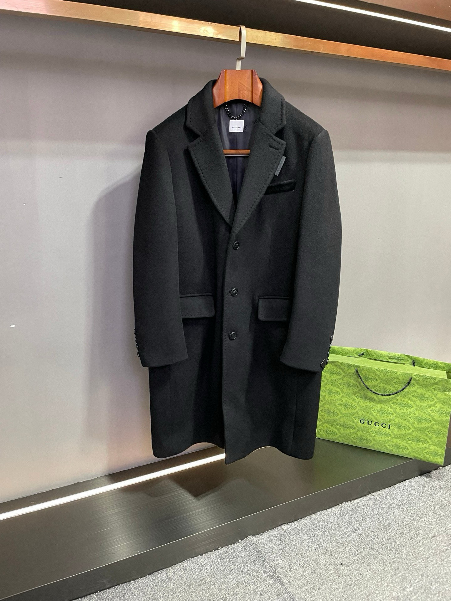 NO:674675,Burberry's new autumn and winter men's cashmere coat, more detailed pictures. Burberry's mid-length coat is carefully made of cashmere imported from Australia. It has excellent quality and is soft and delicate to the touch, as if you are touching the clouds. The warmth and comfort of cashmere allow you to feel the ultimate care in the cold autumn and winter. Two classic colors, black and khaki, are available to meet different fashion tastes.  The design of the suit collar coat is fashionable and majestic. The mid-length version is full of aura, making you the center of attention wherever you go. It can be matched with formal wear to show your business charm, or with casual wear to create a fashionable casual style. The Burberry LOGO on the side seam of the collar is low-key and luxurious, highlighting the unique charm of the brand. The Burberry TB LOGO on the left sleeve  The embossed leather decoration adds a sense of fashion and personality to this coat. Every detail has been carefully designed to reflect the brand's exquisite craftsmanship. The Burberry jacquard lining inside is exquisite. When you put on this coat, the lining exposed inadvertently shows your taste and style to the world.  Burberry men's cashmere coat is the perfect combination of fashion and quality. It is not only a piece of clothing, but also an attitude towards life. Choose it to make you the most dazzling gentleman in this autumn and winter. Let the people around you feel your strong aura. Must-have item for autumn and winter. Size S-XXL.,,burberry,burberry,business suit,Top Customize119860909Burberry 巴宝莉 秋冬新款男士羊绒大衣,更多细节图  巴宝莉这款中长款大衣采用澳洲进口羊绒精心打造,品质卓越,触感柔软细腻,仿佛在触摸云朵一般.羊绒的温暖与舒适,让你在寒冷的秋冬季节也能感受到极致的呵护.黑色与卡其色两个经典颜色可选,满足不同的时尚品味.  西装领大衣的设计,时尚又大气.中长款的版型,更是气场十足,让你无论走到哪里都成为焦点.它既可以搭配正装,展现你的商务魅力,又能与休闲装搭配,营造出时尚的休闲风格.  领子侧缝处的 Burberry LOGO,低调而奢华,彰显着品牌的独特魅力.左袖子上的巴宝莉 TB LOGO 压花皮革装饰,更是为这件大衣增添了一份时尚与个性.每一个细节都经过精心设计,体现了品牌的精湛工艺.  内里的 Burberry 提花里布,精美绝伦.当你穿上这件大衣,不经意间露出的里布,都在向世界展示着你的品味与格调.  Burberry男士羊绒大衣,是时尚与品质的完美结合.它不仅仅是一件衣服,更是一种生活态度.选择它,让你在这个秋冬季节成为最耀眼的绅士.让周围人群来感受你的强大气场吧秋冬必备单品  码数S-XXL.,,burberry,burberry,business suit,Top Customize1,Men's clothing